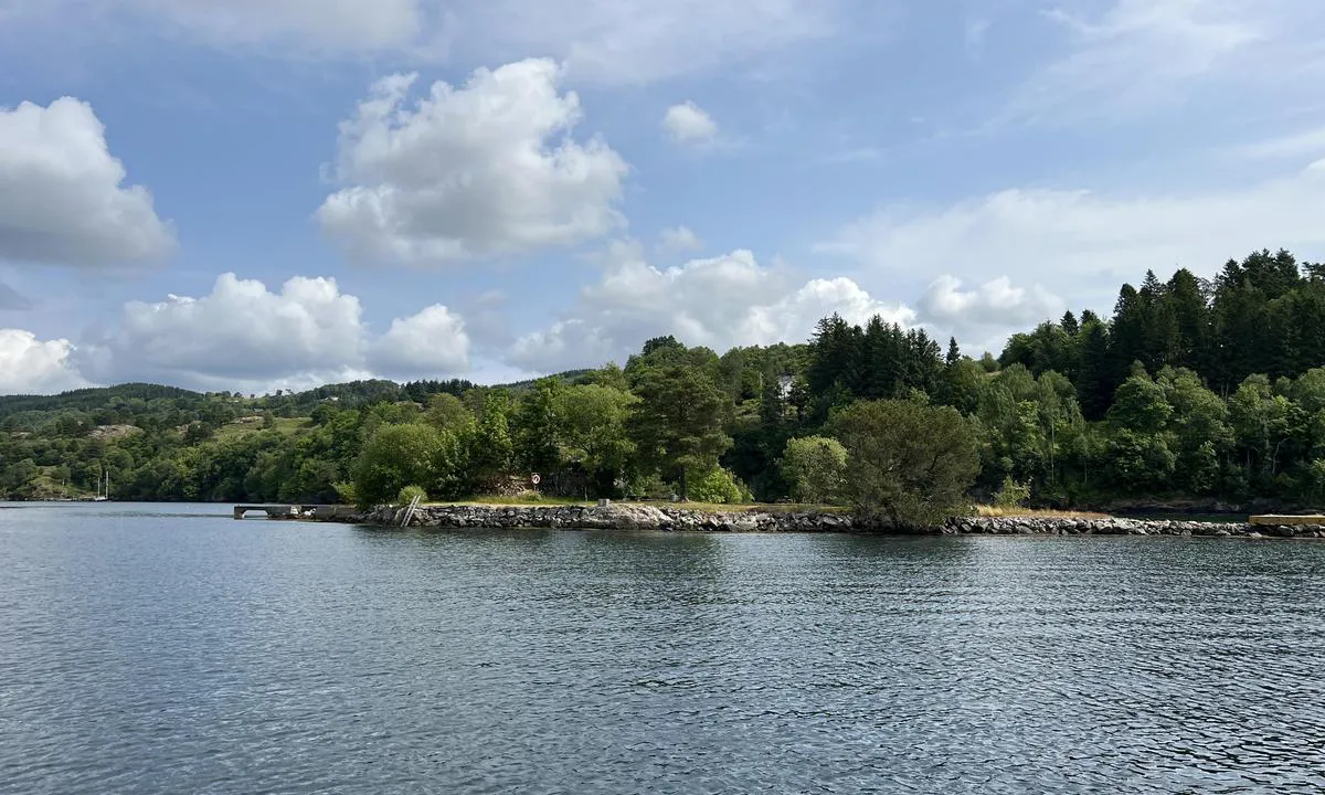 Geitøy sett fra vestre løp i Alverstraumen. Fortøyningsbolter på denne siden av holmen.