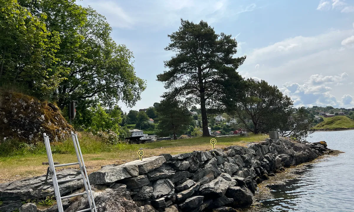 Geitøy i Alverstraumen: {"base": "no", "no": "\u00d8stre siden av Geit\u00f8y med fort\u00f8yningsbolter og badestige. Bord med benker p\u00e5 land.", "se": "\u00d6stra sidan av Get\u00f6 med f\u00f6rt\u00f6jningsbultar och badstege. Bord med b\u00e4nkar p\u00e5 land.", "en": "Eastern side of Geit\u00f8y with mooring bolts and swimming ladder. Table with benches on land.", "da": "\u00d8stre side af Ged\u00f8 med fort\u00f8jningsbolte og badestige. Bord med b\u00e6nke p\u00e5 land."}