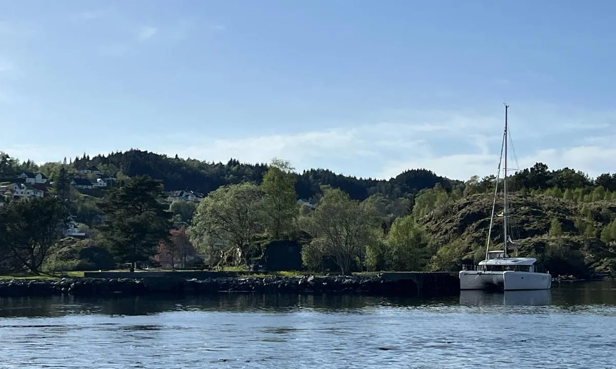 Geitøy i Alverstraumen: Seilkatamaran langs kaien.