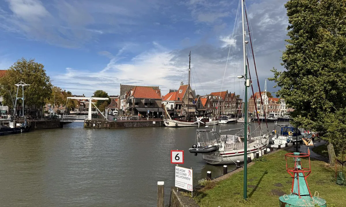 Gemeentehaven Hoorn, Binnenhaven: {"base": "no", "no": "Foto tatt rett etter innseling. L\u00f8ftebroen bak er inn til kanalene videre inn i Hoorn og er ikke i innseilingen. Den broen er alltid open", "se": "Foto taget direkt efter insegling. Lyftbron bakom \u00e4r in till kanalerna vidare in i Hoorn och \u00e4r inte i inseglingen. Den bron \u00e4r alltid \u00f6ppen", "en": "Photo taken right after entry. The lift bridge in the back leads into the canals further into Hoorn and is not in the entry. That bridge is always open.", "da": "Foto taget lige efter indsejlingen. L\u00f8ftebroen bagved er ind til kanalerne videre ind i Hoorn og er ikke i indsejlingen. Den bro er altid \u00e5ben.", "fr": "Photo prise juste apr\u00e8s l'entr\u00e9e. Le pont-levis \u00e0 l'arri\u00e8re m\u00e8ne aux canaux plus loin dans Hoorn et n'est pas dans l'entr\u00e9e. Ce pont est toujours ouvert.", "de": "<p>Foto direkt nach der Einfahrt aufgenommen. Die Hubbr\u00fccke dahinter f\u00fchrt weiter zu den Kan\u00e4len in Hoorn und ist nicht Teil der Einfahrt. Diese Br\u00fccke ist immer ge\u00f6ffnet.</p>", "es": "Foto tomado justo despu\u00e9s de la entrada al puerto. El puente levadizo detr\u00e1s est\u00e1 hacia los canales que llevan m\u00e1s adentro de Hoorn y no est\u00e1 en la entrada. Ese puente siempre est\u00e1 abierto.", "it": "Foto scattata subito dopo l'ingresso. Il ponte sollevabile sul retro conduce ai canali oltre Hoorn e non \u00e8 nell'ingresso. Quel ponte \u00e8 sempre aperto", "pt": "Foto tirada logo ap\u00f3s a entrada. A ponte levadi\u00e7a ao fundo leva aos canais mais adentro de Hoorn e n\u00e3o est\u00e1 na entrada. Essa ponte est\u00e1 sempre aberta.", "nl": "Foto genomen direct na het binnenvaren. De hefbrug erachter leidt naar de kanalen verder in Hoorn en is niet in de vaarroute. Die brug is altijd open", "pl": "Zdj\u0119cie zrobione tu\u017c po wp\u0142yni\u0119ciu. Most podnoszony z ty\u0142u prowadzi do kana\u0142\u00f3w dalej do Hoorn i nie znajduje si\u0119 na trasie wp\u0142yni\u0119cia. Ten most jest zawsze otwarty.", "uk": "\u0424\u043e\u0442\u043e \u0437\u0440\u043e\u0431\u043b\u0435\u043d\u043e \u0432\u0456\u0434\u0440\u0430\u0437\u0443 \u043f\u0456\u0441\u043b\u044f \u0432\u0445\u043e\u0434\u0443. \u041f\u0456\u0434\u0439\u043e\u043c\u043d\u0438\u0439 \u043c\u0456\u0441\u0442 \u0437\u0437\u0430\u0434\u0443 \u0432\u0435\u0434\u0435 \u0434\u043e \u043a\u0430\u043d\u0430\u043b\u0456\u0432 \u0434\u0430\u043b\u0456 \u0432 \u0425\u043e\u0440\u043d \u0456 \u043d\u0435 \u0437\u043d\u0430\u0445\u043e\u0434\u0438\u0442\u044c\u0441\u044f \u043d\u0430 \u0432\u0445\u043e\u0434\u0456 \u0432 \u0433\u0430\u0432\u0430\u043d\u044c. \u0422\u043e\u0439 \u043c\u0456\u0441\u0442 \u0437\u0430\u0432\u0436\u0434\u0438 \u0432\u0456\u0434\u043a\u0440\u0438\u0442\u0438\u0439.", "ro": "Fotografie f\u0103cut\u0103 imediat dup\u0103 intrare. Podul mobil din spate duce c\u0103tre canalele din interiorul ora\u0219ului Hoorn \u0219i nu face parte din ruta de intrare. Acest pod este \u00eentotdeauna deschis.", "tr": "Foto hemen limana giri\u015ften sonra \u00e7ekildi. Arkadaki asans\u00f6r k\u00f6pr\u00fcs\u00fc, Hoorn'a do\u011fru devam eden kanallara giri\u015ftir ve liman giri\u015finde de\u011fildir. Bu k\u00f6pr\u00fc her zaman a\u00e7\u0131kt\u0131r.", "el": "\u03a6\u03c9\u03c4\u03bf\u03b3\u03c1\u03b1\u03c6\u03af\u03b1 \u03c0\u03bf\u03c5 \u03c4\u03c1\u03b1\u03b2\u03ae\u03c7\u03c4\u03b7\u03ba\u03b5 \u03b1\u03bc\u03ad\u03c3\u03c9\u03c2 \u03bc\u03b5\u03c4\u03ac \u03c4\u03b7\u03bd \u03b5\u03af\u03c3\u03bf\u03b4\u03bf. \u0397 \u03b3\u03ad\u03c6\u03c5\u03c1\u03b1 \u03b1\u03bd\u03cd\u03c8\u03c9\u03c3\u03b7\u03c2 \u03c0\u03af\u03c3\u03c9 \u03b5\u03af\u03bd\u03b1\u03b9 \u03b7 \u03b5\u03af\u03c3\u03bf\u03b4\u03bf\u03c2 \u03c3\u03c4\u03b1 \u03ba\u03b1\u03bd\u03ac\u03bb\u03b9\u03b1 \u03c0\u03bf\u03c5 \u03c3\u03c5\u03bd\u03b5\u03c7\u03af\u03b6\u03bf\u03c5\u03bd \u03c0\u03c1\u03bf\u03c2 \u03c4\u03bf \u03a7\u03bf\u03c1\u03bd \u03ba\u03b1\u03b9 \u03b4\u03b5\u03bd \u03b5\u03af\u03bd\u03b1\u03b9 \u03c3\u03c4\u03b7\u03bd \u03b5\u03af\u03c3\u03bf\u03b4\u03bf. \u0391\u03c5\u03c4\u03ae \u03b7 \u03b3\u03ad\u03c6\u03c5\u03c1\u03b1 \u03b5\u03af\u03bd\u03b1\u03b9 \u03c0\u03ac\u03bd\u03c4\u03b1 \u03b1\u03bd\u03bf\u03b9\u03c7\u03c4\u03ae.", "cs": "Fotografie po\u0159\u00edzena hned po vjezdu. Zvedac\u00ed most vzadu vede do kan\u00e1l\u016f pokra\u010duj\u00edc\u00edch do Hoornu a nen\u00ed v oblasti vplut\u00ed. Tento most je v\u017edy otev\u0159en\u00fd.", "hu": "A f\u00e9nyk\u00e9p k\u00f6zvetlen\u00fcl a kik\u00f6t\u0151be val\u00f3 behaj\u00f3z\u00e1s ut\u00e1n k\u00e9sz\u00fclt. A h\u00e1ts\u00f3 emel\u0151h\u00edd a tov\u00e1bbvezet\u0151 csatorn\u00e1k \u00e9s Hoorn fel\u00e9 vezet, \u00e9s nem r\u00e9sze a behaj\u00f3z\u00e1snak. Az a h\u00edd mindig nyitva van.", "fi": "Valokuva otettu juuri satamaan saapumisen j\u00e4lkeen. Takana oleva nostosilta johtaa edelleen Hoornin kanaville ja ei ole satamansis\u00e4\u00e4nk\u00e4ynniss\u00e4. Tuo silta on aina auki.", "bg": "\u0421\u043d\u0438\u043c\u043a\u0430, \u043d\u0430\u043f\u0440\u0430\u0432\u0435\u043d\u0430 \u0432\u0435\u0434\u043d\u0430\u0433\u0430 \u0441\u043b\u0435\u0434 \u043d\u0430\u0432\u043b\u0438\u0437\u0430\u043d\u0435\u0442\u043e. \u041f\u043e\u0434\u0432\u0438\u0436\u043d\u0438\u044f\u0442 \u043c\u043e\u0441\u0442 \u043e\u0442\u0437\u0430\u0434 \u0432\u043e\u0434\u0438 \u043a\u044a\u043c \u043a\u0430\u043d\u0430\u043b\u0438\u0442\u0435 \u043f\u043e-\u043d\u0430\u0442\u0430\u0442\u044a\u043a \u0432 \u0425\u043e\u0440\u043d \u0438 \u043d\u0435 \u0435 \u0432 \u043d\u0430\u0432\u043b\u0438\u0437\u0430\u043d\u0435\u0442\u043e. \u0422\u043e\u0437\u0438 \u043c\u043e\u0441\u0442 \u0432\u0438\u043d\u0430\u0433\u0438 \u0435 \u043e\u0442\u0432\u043e\u0440\u0435\u043d.", "sr": "Fotografija snimljena odmah nakon uplovljavanja. Pokretni most u pozadini vodi do kanala dalje ka Hoornu i nije u zoni uplovljavanja. Taj most je uvek otvoren.", "et": "Foto tehtud kohe p\u00e4rast sissepurjetamist. T\u00f5stesild taga viib kanalitesse Hoornisse edasi ja ei ole sissepurjetamisel. See sild on alati avatud.", "lv": "Foto uz\u0146emts tie\u0161i p\u0113c iebrauk\u0161anas ost\u0101. Pacel\u0161anas tilts fon\u0101 ved uz kan\u0101liem t\u0101l\u0101kas iebrauk\u0161anas Hoorn\u0101 un nav iebrauk\u0161anas zon\u0101. \u0160is tilts vienm\u0113r ir atv\u0113rts.", "lt": "Nuotrauka padaryta i\u0161 karto po \u012fplaukimo. Keliamoji tiltas u\u017epakalyje yra kelio link kanal\u0173, vedan\u010di\u0173 \u012f Hoorn, ir jis n\u0117ra \u012fplaukimo kelyje. \u0160is tiltas visada yra atidarytas."}