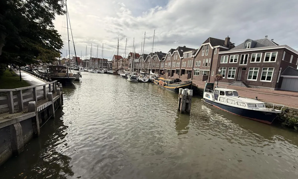 Gemeentehaven Hoorn, Binnenhaven: {"base": "no", "no": "Dette bildet er tatt innerst i havna", "se": "Denna bild \u00e4r tagen l\u00e4ngst in i hamnen", "en": "This picture is taken at the innermost part of the harbor", "da": "Dette billede er taget inderst i havnen", "fr": "Cette image est prise au fond du port", "de": "Dieses Bild wurde im innersten Teil des Hafens aufgenommen", "es": "Esta imagen fue tomada en el interior del puerto", "it": "Questa foto \u00e8 stata scattata all'interno del porto", "pt": "Esta imagem foi tirada no fundo do porto", "nl": "Deze foto is genomen aan het einde van de haven", "pl": "To zdj\u0119cie zosta\u0142o zrobione na samym ko\u0144cu portu", "uk": "\u0426\u0435 \u0437\u043e\u0431\u0440\u0430\u0436\u0435\u043d\u043d\u044f \u0437\u0440\u043e\u0431\u043b\u0435\u043d\u043e \u0432 \u0433\u043b\u0438\u0431\u0438\u043d\u0456 \u0433\u0430\u0432\u0430\u043d\u0456", "ro": "Aceast\u0103 fotografie este realizat\u0103 \u00een interiorul portului", "tr": "Bu foto\u011fraf liman\u0131n en i\u00e7 k\u0131sm\u0131nda \u00e7ekilmi\u015ftir", "el": "\u0391\u03c5\u03c4\u03ae \u03b7 \u03b5\u03b9\u03ba\u03cc\u03bd\u03b1 \u03ad\u03c7\u03b5\u03b9 \u03bb\u03b7\u03c6\u03b8\u03b5\u03af \u03c3\u03c4\u03bf \u03b5\u03c3\u03c9\u03c4\u03b5\u03c1\u03b9\u03ba\u03cc \u03c4\u03bf\u03c5 \u03bb\u03b9\u03bc\u03b1\u03bd\u03b9\u03bf\u03cd", "cs": "Tento obr\u00e1zek byl po\u0159\u00edzen uvnit\u0159 p\u0159\u00edstavu", "hu": "Ezt a k\u00e9pet a kik\u00f6t\u0151 legbels\u0151 r\u00e9sz\u00e9n k\u00e9sz\u00edtett\u00e9k", "fi": "T\u00e4m\u00e4 kuva on otettu sataman per\u00e4lt\u00e4", "bg": "\u0422\u0430\u0437\u0438 \u0441\u043d\u0438\u043c\u043a\u0430 \u0435 \u043d\u0430\u043f\u0440\u0430\u0432\u0435\u043d\u0430 \u0432\u044a\u0432 \u0432\u044a\u0442\u0440\u0435\u0448\u043d\u0430\u0442\u0430 \u0447\u0430\u0441\u0442 \u043d\u0430 \u043f\u0440\u0438\u0441\u0442\u0430\u043d\u0438\u0449\u0435\u0442\u043e", "sr": "Ova slika je snimljena na samom kraju luke", "et": "See pilt on tehtud sadama k\u00f5ige sisemises osas", "lv": "\u0160is att\u0113ls ir uz\u0146emts ostas iek\u0161pus\u0113", "lt": "\u0160i nuotrauka padaryta uosto viduje"}
