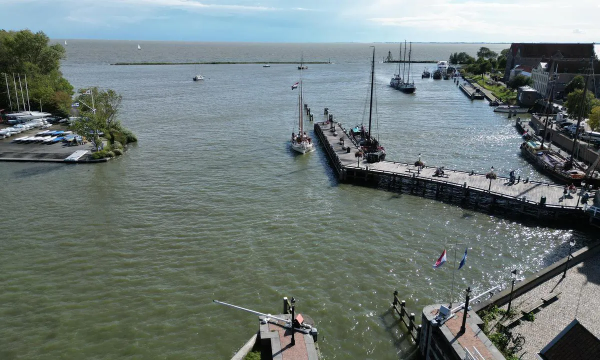 Gemeentehaven Hoorn, Binnenhaven: {"base": "no", "no": "Innseilingen er grei og g\u00e5r gjennom passasjen nederst p\u00e5 bildet.  Den er alltid open", "se": "Inseglingen \u00e4r enkel och g\u00e5r genom passagen l\u00e4ngst ner p\u00e5 bilden. Den \u00e4r alltid \u00f6ppen", "en": "The approach is straightforward and goes through the passage at the bottom of the picture. It is always open.", "da": "Indsejlingen er ligetil og g\u00e5r gennem passagen nederst p\u00e5 billedet. Den er altid \u00e5ben", "fr": "L'approche est facile et se fait par le passage en bas de l'image. Elle est toujours ouverte", "de": "Die Einfahrt ist einfach und f\u00fchrt durch die Passage unten im Bild. Sie ist immer offen.", "es": "La entrada es f\u00e1cil y pasa por el pasaje en la parte inferior de la imagen. Siempre est\u00e1 abierta.", "it": "L'ingresso \u00e8 semplice e passa attraverso il passaggio in basso nell'immagine. \u00c8 sempre aperto.", "pt": "A entrada \u00e9 tranquila e passa pela passagem na parte inferior da imagem. Ela est\u00e1 sempre aberta.", "nl": "De ingang is eenvoudig en gaat door de doorgang onderaan de afbeelding. Deze is altijd open.", "pl": "Podej\u015bcie do portu jest \u0142atwe i prowadzi przez przej\u015bcie na dole zdj\u0119cia. Jest ono zawsze otwarte.", "uk": "\u0412\u0445\u0456\u0434 \u0434\u043e \u0433\u0430\u0432\u0430\u043d\u0456 \u043f\u0440\u043e\u0441\u0442\u0438\u0439 \u0456 \u043f\u0440\u043e\u0445\u043e\u0434\u0438\u0442\u044c \u0447\u0435\u0440\u0435\u0437 \u043f\u0440\u043e\u0445\u0456\u0434 \u0432\u043d\u0438\u0437\u0443 \u043d\u0430 \u0437\u043e\u0431\u0440\u0430\u0436\u0435\u043d\u043d\u0456. \u0412\u0456\u043d \u0437\u0430\u0432\u0436\u0434\u0438 \u0432\u0456\u0434\u043a\u0440\u0438\u0442\u0438\u0439", "ro": "Intrarea \u00een port este u\u0219oar\u0103 \u0219i trece prin pasajul din partea de jos a imaginii. Este \u00eentotdeauna deschis\u0103", "tr": "Giri\u015f kolayd\u0131r ve resmin alt\u0131ndaki ge\u00e7itten ge\u00e7er. Her zaman a\u00e7\u0131kt\u0131r.", "el": "\u0397 \u03b5\u03af\u03c3\u03bf\u03b4\u03bf\u03c2 \u03b5\u03af\u03bd\u03b1\u03b9 \u03b5\u03cd\u03ba\u03bf\u03bb\u03b7 \u03ba\u03b1\u03b9 \u03c0\u03b5\u03c1\u03bd\u03ac\u03b5\u03b9 \u03b1\u03c0\u03cc \u03c4\u03bf \u03c0\u03ad\u03c1\u03b1\u03c3\u03bc\u03b1 \u03c3\u03c4\u03bf \u03ba\u03ac\u03c4\u03c9 \u03bc\u03ad\u03c1\u03bf\u03c2 \u03c4\u03b7\u03c2 \u03b5\u03b9\u03ba\u03cc\u03bd\u03b1\u03c2. \u0395\u03af\u03bd\u03b1\u03b9 \u03c0\u03ac\u03bd\u03c4\u03b1 \u03b1\u03bd\u03bf\u03b9\u03c7\u03c4\u03ae", "cs": "P\u0159\u00edjezd je snadn\u00fd a vede pr\u016fchodem dole na obr\u00e1zku. Je v\u017edy otev\u0159en\u00fd.", "hu": "A bej\u00e1rat egyszer\u0171, az al\u00e1bbi k\u00e9pen l\u00e1that\u00f3 \u00e1tj\u00e1r\u00f3n kereszt\u00fcl vezet. Mindig nyitva van.", "fi": "Sis\u00e4\u00e4najo on selke\u00e4 ja kulkee kuvan alareunassa olevan v\u00e4yl\u00e4n kautta. Se on aina avoinna.", "bg": "\u041f\u043e\u0434\u0445\u043e\u0434\u044a\u0442 \u0435 \u044f\u0441\u0435\u043d \u0438 \u043c\u0438\u043d\u0430\u0432\u0430 \u043f\u0440\u0435\u0437 \u043f\u0440\u043e\u0445\u043e\u0434\u0430 \u0432 \u0434\u043e\u043b\u043d\u0430\u0442\u0430 \u0447\u0430\u0441\u0442 \u043d\u0430 \u0438\u0437\u043e\u0431\u0440\u0430\u0436\u0435\u043d\u0438\u0435\u0442\u043e. \u0422\u043e\u0439 \u0432\u0438\u043d\u0430\u0433\u0438 \u0435 \u043e\u0442\u0432\u043e\u0440\u0435\u043d.", "sr": "\u041f\u0440\u0438\u0441\u0442\u0430\u043d\u0438\u0448\u0442\u0435 \u0458\u0435 \u0458\u0435\u0434\u043d\u043e\u0441\u0442\u0430\u0432\u043d\u043e \u0438 \u043f\u0440\u043e\u043b\u0430\u0437\u0438 \u043a\u0440\u043e\u0437 \u043f\u0440\u043e\u043b\u0430\u0437 \u043d\u0430 \u0434\u043d\u0443 \u0441\u043b\u0438\u043a\u0435. \u0423\u0432\u0435\u043a \u0458\u0435 \u043e\u0442\u0432\u043e\u0440\u0435\u043d\u043e", "et": "Sisses\u00f5it on lihtne ja l\u00e4heb l\u00e4bi pildi allosas oleva l\u00e4bip\u00e4\u00e4su. See on alati avatud.", "lv": "Iebrauk\u0161ana ir gluda un notiek caur p\u0101reju att\u0113la apak\u0161\u0101. T\u0101 vienm\u0113r ir atv\u0113rta.", "lt": "\u012eplaukimas yra lengvas ir vyksta per pra\u0117jim\u0105 apatin\u0117je nuotraukos dalyje. Jis visada yra atviras"}