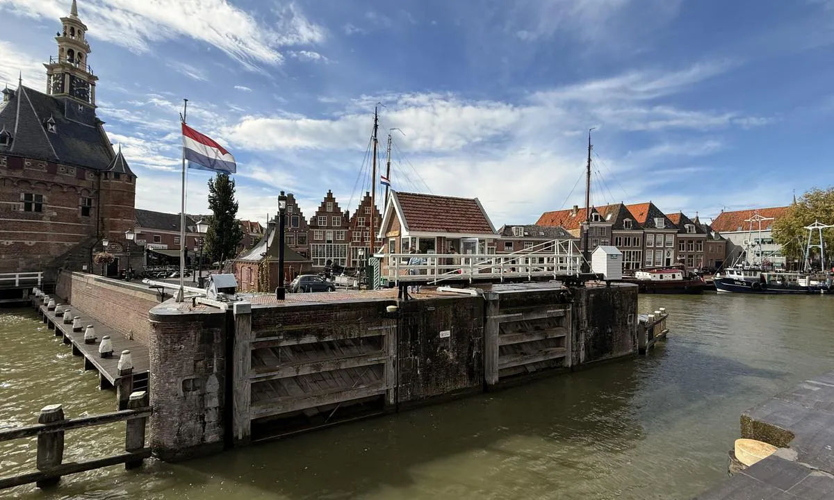 Gemeentehaven Hoorn, Binnenhaven: {"base": "no", "no": "Passasjen inn til havna", "se": "Passagen in till hamnen", "en": "The passage into the harbor", "da": "Passagen ind til havnen", "fr": "Le passage vers le port", "de": "Die Einfahrt in den Hafen", "es": "El paso hacia el puerto", "it": "Il passaggio per entrare nel porto", "pt": "A passagem para o porto", "nl": "De passage naar de haven", "pl": "Przej\u015bcie do portu", "uk": "\u041f\u0440\u043e\u0445\u0456\u0434 \u0434\u043e \u0433\u0430\u0432\u0430\u043d\u0456", "ro": "Pasajul de intrare \u00een port", "tr": "Liman giri\u015fi", "el": "\u0397 \u03b5\u03af\u03c3\u03bf\u03b4\u03bf\u03c2 \u03c3\u03c4\u03bf \u03bb\u03b9\u03bc\u03ac\u03bd\u03b9", "cs": "Pr\u016fchod do p\u0159\u00edstavu", "hu": "A kik\u00f6t\u0151be vezet\u0151 \u00e1tj\u00e1r\u00f3", "fi": "Sis\u00e4\u00e4nk\u00e4ynti satamaan", "bg": "\u041f\u0440\u043e\u0445\u043e\u0434\u044a\u0442 \u043a\u044a\u043c \u043f\u0440\u0438\u0441\u0442\u0430\u043d\u0438\u0449\u0435\u0442\u043e", "sr": "Prolaz do luke", "et": "Sadama sisses\u00f5it", "lv": "Ieeja ostas piest\u0101tn\u0113", "lt": "\u012eplaukimo \u012f uost\u0105 kanalai"}