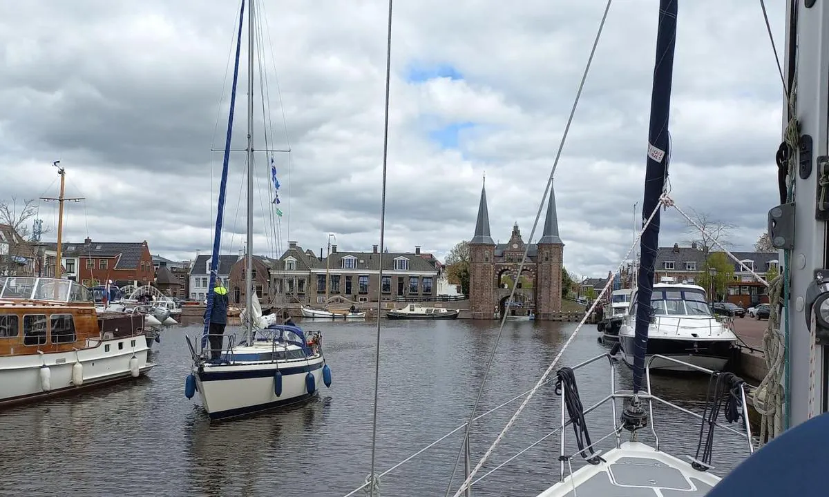 Gemeentehaven Sneek, locatie Waterpoort: As you enter Sneek from the west, you see the beautiful Waterpoort. This harbour ‘De Kolk’ is highly popular and therefor can be very crowded during summer season! As of 2025 the mooring places just next to the Waterpoort are not available anymore. 
(Photo is private, do not reuse it.).