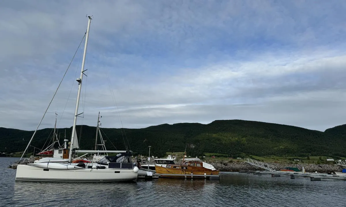 Gibostad Båtforening: {"base": "no", "no": "Her er nye gjesteplasser p\u00e5 f\u00f8rste pir. 2 plasser med god dybde over 8,5 meter dypt p\u00e5 lavvann.", "se": "H\u00e4r finns nya g\u00e4stplatser p\u00e5 f\u00f6rsta piren. 2 platser med bra djup \u00f6ver 8,5 meter djupt vid l\u00e5gvatten.", "en": "Here are new guest berths on the first pier. 2 berths with good depth over 8.5 meters deep at low tide.", "da": "Her er nye g\u00e6stepladser p\u00e5 f\u00f8rste mole. 2 pladser med god dybde over 8,5 meter dybt ved lavvande."}