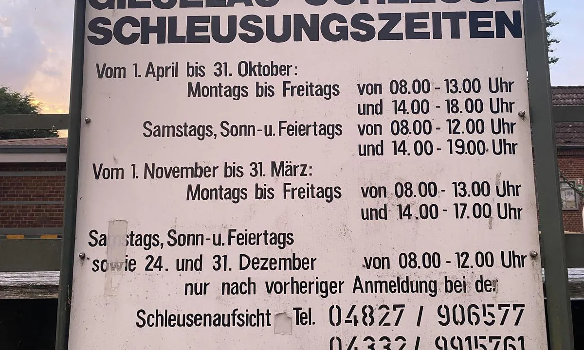 Gieslau: {"base": "no", "no": "Info om slusetider, hvis du vil videre inn i kanalen", "se": "Info om slusstider, om du vill vidare in i kanalen", "en": "Info about the lock times, if you want to continue into the canal", "da": "Info om slusetider, hvis du vil videre ind i kanalen", "fr": "Informations sur les horaires d'\u00e9clusage, si vous souhaitez continuer dans le canal", "de": "Informationen \u00fcber die Schleusenzeiten, falls Sie weiter in den Kanal m\u00f6chten", "es": "Informaci\u00f3n sobre los horarios de esclusas, si deseas continuar por el canal", "it": "Info sugli orari di chiusa, se vuoi proseguire nel canale", "pt": "Informa\u00e7\u00e3o sobre os hor\u00e1rios das eclusas, se voc\u00ea quiser entrar no canal", "nl": "Informatie over sluisuren, als je verder het kanaal in wilt", "pl": "Informacje o czasach \u015bluzowania, je\u015bli chcesz p\u0142yn\u0105\u0107 dalej kana\u0142em", "uk": "\u0406\u043d\u0444\u043e\u0440\u043c\u0430\u0446\u0456\u044f \u043f\u0440\u043e \u0447\u0430\u0441 \u0448\u043b\u044e\u0437\u0443\u0432\u0430\u043d\u043d\u044f, \u044f\u043a\u0449\u043e \u0432\u0438 \u0445\u043e\u0447\u0435\u0442\u0435 \u043f\u0440\u043e\u0434\u043e\u0432\u0436\u0438\u0442\u0438 \u043f\u043e\u0434\u043e\u0440\u043e\u0436 \u043a\u0430\u043d\u0430\u043b\u043e\u043c", "ro": "Informa\u021bii despre orele de ecluzare, dac\u0103 dori\u021bi s\u0103 continua\u021bi \u00een canal", "tr": "Kanal i\u00e7lerine devam etmek isterseniz, havuzlama (sluse) saatlerine dair bilgiler", "el": "\u03a0\u03bb\u03b7\u03c1\u03bf\u03c6\u03bf\u03c1\u03af\u03b5\u03c2 \u03b3\u03b9\u03b1 \u03c4\u03b9\u03c2 \u03ce\u03c1\u03b5\u03c2 \u03bb\u03b5\u03b9\u03c4\u03bf\u03c5\u03c1\u03b3\u03af\u03b1\u03c2 \u03c4\u03b7\u03c2 \u03b4\u03b9\u03ce\u03c1\u03c5\u03b3\u03b1\u03c2, \u03b5\u03ac\u03bd \u03b8\u03ad\u03bb\u03b5\u03c4\u03b5 \u03bd\u03b1 \u03c3\u03c5\u03bd\u03b5\u03c7\u03af\u03c3\u03b5\u03c4\u03b5 \u03c4\u03b7\u03bd \u03c0\u03bb\u03b5\u03cd\u03c3\u03b7 \u03bc\u03ad\u03c3\u03b1 \u03c3\u03c4\u03bf \u03ba\u03b1\u03bd\u03ac\u03bb\u03b9", "cs": "Informace o \u010dasech plavebn\u00edch komor, pokud chcete pokra\u010dovat d\u00e1le do kan\u00e1lu", "hu": "Inform\u00e1ci\u00f3 a zsilipel\u00e9si id\u0151kr\u0151l, ha tov\u00e1bb akarsz menni a csatorn\u00e1ba", "fi": "Tietoa sulkuaikatauluista, jos haluat jatkaa kanavassa eteenp\u00e4in", "bg": "\u0418\u043d\u0444\u043e\u0440\u043c\u0430\u0446\u0438\u044f \u0437\u0430 \u0432\u0440\u0435\u043c\u0435\u043d\u0430\u0442\u0430 \u043d\u0430 \u0448\u043b\u044e\u0437\u043e\u0432\u0435\u0442\u0435, \u0430\u043a\u043e \u0438\u0441\u043a\u0430\u0442\u0435 \u0434\u0430 \u043f\u0440\u043e\u0434\u044a\u043b\u0436\u0438\u0442\u0435 \u043d\u0430\u0432\u044a\u0442\u0440\u0435 \u0432 \u043a\u0430\u043d\u0430\u043b\u0430", "sr": "\u0418\u043d\u0444\u043e \u043e \u0432\u0440\u0435\u043c\u0435\u043d\u0438\u043c\u0430 \u043f\u0440\u043e\u043b\u0430\u0441\u043a\u0430 \u043a\u0440\u043e\u0437 \u043f\u0440\u0435\u0432\u043e\u0434\u043d\u0438\u0446\u0443, \u0430\u043a\u043e \u0436\u0435\u043b\u0438\u0442\u0435 \u0434\u0430 \u043d\u0430\u0441\u0442\u0430\u0432\u0438\u0442\u0435 \u0434\u0430\u0459\u0435 \u0443 \u043a\u0430\u043d\u0430\u043b", "et": "Teave l\u00fc\u00fcsiaegade kohta, kui soovid kanali kaudu edasi liikuda", "lv": "Inform\u0101cija par sl\u0113\u017ev\u0101rtiem, ja v\u0113laties turpin\u0101t ce\u013cu pa kan\u0101lu", "lt": "Informacija apie \u0161liuzo laikus, jei norite toliau \u012f kanal\u0105"}