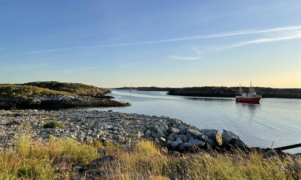 Givær: {"base": "no", "no": "Vi ankra opp i leia som kommer fra s\u00f8rvest. \u00d8", "se": "Vi ankra upp i leden som kommer fr\u00e5n sydv\u00e4st. \u00d6", "en": "We anchored in the channel that comes from the southwest.", "da": "Vi ankret op i leden, som kommer fra sydvest. \u00d8", "fr": "Nous avons jet\u00e9 l'ancre dans le passage venant du sud-ouest. \u00d8", "de": "Wir ankerten im Fahrwasser, das aus S\u00fcdwesten kommt. \u00d8", "es": "Anclamos en la ruta que viene del suroeste.", "it": "Abbiamo ancorato nella rotta che viene da sud-ovest.", "pt": "Ancoramos na rota que vem do sudoeste. \u00d8", "nl": "We hebben geankerd in de vaargeul die uit het zuidwesten komt. \u00d8", "pl": "Zakotwiczyli\u015bmy na torze wodnym, kt\u00f3ry nadchodzi od po\u0142udniowego zachodu.", "uk": "\u041c\u0438 \u0441\u0442\u0430\u043b\u0438 \u043d\u0430 \u044f\u043a\u0456\u0440 \u043d\u0430 \u0444\u0430\u0440\u0432\u0430\u0442\u0435\u0440\u0456, \u044f\u043a\u0438\u0439 \u0439\u0434\u0435 \u0437 \u043f\u0456\u0432\u0434\u0435\u043d\u043d\u043e\u0433\u043e \u0437\u0430\u0445\u043e\u0434\u0443.", "ro": "Am ancorat \u00een drumul care vine din sud-vest. \u00d8", "tr": "G\u00fcneybat\u0131dan gelen rotadan demir att\u0131k. \u00d8", "el": "\u0391\u03b3\u03ba\u03c5\u03c1\u03bf\u03b2\u03bf\u03bb\u03ae\u03c3\u03b1\u03bc\u03b5 \u03c3\u03c4\u03b7\u03bd \u03b4\u03b9\u03b1\u03b4\u03c1\u03bf\u03bc\u03ae \u03c0\u03bf\u03c5 \u03ad\u03c1\u03c7\u03b5\u03c4\u03b1\u03b9 \u03b1\u03c0\u03cc \u03bd\u03bf\u03c4\u03b9\u03bf\u03b4\u03c5\u03c4\u03b9\u03ba\u03ac.", "cs": "Kotv\u00edme v plavebn\u00ed dr\u00e1ze p\u0159ich\u00e1zej\u00edc\u00ed z jihoz\u00e1padu. \u00d8", "hu": "A d\u00e9lnyugatr\u00f3l \u00e9rkez\u0151 \u00faton horgonyoztunk le. \u00d8", "fi": "Ankkuroimme reitille, joka tulee lounaisesta. \u00d8", "bg": "\u041d\u0438\u0435 \u0437\u0430\u043a\u043e\u0442\u0432\u0438\u0445\u043c\u0435 \u0432\u044a\u0432 \u0432\u043e\u0434\u043d\u0438\u044f \u043f\u044a\u0442, \u043a\u043e\u0439\u0442\u043e \u0438\u0434\u0432\u0430 \u043e\u0442 \u044e\u0433\u043e\u0437\u0430\u043f\u0430\u0434. \u00d8.", "sr": "Usidrili smo se u kanalu koji dolazi sa jugozapada.", "et": "Me ankrume end lootsij\u00e4lje juures, mis tuleb edelast.", "lv": "M\u0113s met\u0101m enkuru ce\u013c\u0101, kas n\u0101k no dienvidrietumiem. \u00d8", "lt": "\u012eplauk\u0117me inkaruoti \u012f laivybos kanal\u0105, atvykstant\u012f i\u0161 pietvakari\u0173. \u00d8"}