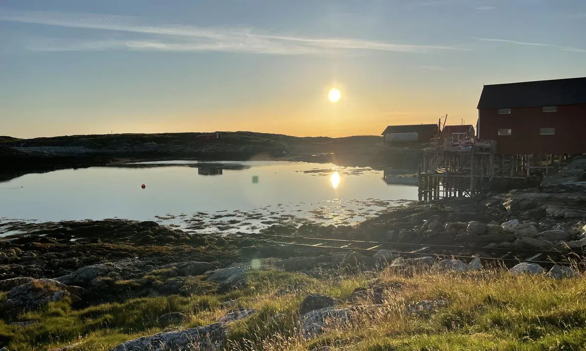 Givær: {"base": "no", "no": "Liten v\u00e5g, grunt med private flytebrygger. Ikke egnet for st\u00f8rre b\u00e5ter, men greit for \u00e5 g\u00e5 inn med lettb\u00e5t for \u00e5 komme seg p\u00e5 land.", "se": "Liten v\u00e5g, grunt med privata flytbryggor. Inte l\u00e4mpligt f\u00f6r st\u00f6rre b\u00e5tar, men okej att g\u00e5 in med l\u00e4ttb\u00e5t f\u00f6r att komma iland.", "en": "Small bay, shallow with private floating docks. Not suitable for larger boats, but it's okay to go in with a dinghy to reach the shore.", "da": "Lille vig, lavvandet med private flydebroer. Ikke egnet for st\u00f8rre b\u00e5de, men fint at g\u00e5 ind med jolle for at komme i land.", "fr": "Petit port abrit\u00e9, peu profond avec des pontons flottants priv\u00e9s. Non adapt\u00e9 pour les grands bateaux, mais convenable pour entrer avec une annexe pour d\u00e9barquer.", "de": "Kleine Bucht, flach mit privaten Schwimmstegen. Nicht geeignet f\u00fcr gr\u00f6\u00dfere Boote, aber gut, um mit dem Beiboot an Land zu kommen.", "es": "Peque\u00f1a cala, poco profundo con muelles flotantes privados. No adecuado para barcos grandes, pero adecuado para entrar con una embarcaci\u00f3n ligera para llegar a tierra.", "it": "Piccola insenatura, acque basse con pontili galleggianti privati. Non adatto per imbarcazioni pi\u00f9 grandi, ma va bene per entrare con un tender per sbarcare.", "pt": "Pequena enseada, rasa com flutuadores privados. N\u00e3o \u00e9 adequada para barcos maiores, mas \u00e9 poss\u00edvel entrar com uma lancha para chegar a terra.", "nl": "Kleine inham, ondiep met prive steigers. Niet geschikt voor grotere boten, maar prima om met een bijbootje binnen te varen om aan land te komen.", "pl": "Ma\u0142a zatoka, p\u0142ytko z prywatnymi pomostami p\u0142ywaj\u0105cymi. Nieodpowiednia dla wi\u0119kszych statk\u00f3w, ale dobra do wp\u0142yni\u0119cia \u0142odzi\u0105 i zej\u015bcia na l\u0105d.", "uk": "\u041c\u0430\u043b\u0430 \u0437\u0430\u0442\u043e\u043a\u0430, \u043c\u0456\u043b\u043a\u043e\u0432\u043e\u0434\u0434\u044f \u0437 \u043f\u0440\u0438\u0432\u0430\u0442\u043d\u0438\u043c\u0438 \u043f\u043b\u0430\u0432\u0443\u0447\u0438\u043c\u0438 \u043f\u0440\u0438\u0447\u0430\u043b\u0430\u043c\u0438. \u041d\u0435 \u043f\u0456\u0434\u0445\u043e\u0434\u0438\u0442\u044c \u0434\u043b\u044f \u0432\u0435\u043b\u0438\u043a\u0438\u0445 \u0441\u0443\u0434\u0435\u043d, \u0430\u043b\u0435 \u0437\u0440\u0443\u0447\u043d\u043e \u0434\u043b\u044f \u0437\u0430\u0445\u043e\u0434\u0443 \u043d\u0430 \u043b\u0435\u0433\u043a\u043e\u043c\u0443 \u0447\u043e\u0432\u043d\u0456, \u0449\u043e\u0431 \u0434\u0456\u0441\u0442\u0430\u0442\u0438\u0441\u044f \u0434\u043e \u0431\u0435\u0440\u0435\u0433\u0430.", "ro": "Golfule\u021b mic, pu\u021bin ad\u00e2nc, cu pontoane private plutitoare. Nu este potrivit pentru ambarca\u021biuni mari, dar este convenabil pentru a intra cu o barc\u0103 u\u0219oar\u0103 pentru a ajunge la \u021b\u0103rm.", "tr": "K\u00fc\u00e7\u00fck k\u00f6rfez, \u00f6zel y\u00fczer iskelelerle s\u0131\u011f. B\u00fcy\u00fck tekneler i\u00e7in uygun de\u011fildir, ancak karaya \u00e7\u0131kmak i\u00e7in hafif tekneyle girmek uygun.", "el": "\u039c\u03b9\u03ba\u03c1\u03cc\u03c2 \u03cc\u03c1\u03bc\u03bf\u03c2, \u03c1\u03b7\u03c7\u03ac \u03bc\u03b5 \u03b9\u03b4\u03b9\u03c9\u03c4\u03b9\u03ba\u03ad\u03c2 \u03c0\u03bb\u03c9\u03c4\u03ad\u03c2 \u03b1\u03c0\u03bf\u03b2\u03ac\u03b8\u03c1\u03b5\u03c2. \u039c\u03b7 \u03ba\u03b1\u03c4\u03ac\u03bb\u03bb\u03b7\u03bb\u03bf \u03b3\u03b9\u03b1 \u03bc\u03b5\u03b3\u03b1\u03bb\u03cd\u03c4\u03b5\u03c1\u03b1 \u03c3\u03ba\u03ac\u03c6\u03b7, \u03b1\u03bb\u03bb\u03ac \u03b5\u03bd\u03c4\u03ac\u03be\u03b5\u03b9 \u03b3\u03b9\u03b1 \u03bd\u03b1 \u03b5\u03b9\u03c3\u03ad\u03bb\u03b8\u03b5\u03c4\u03b5 \u03bc\u03b5 \u03b2\u03bf\u03b7\u03b8\u03b7\u03c4\u03b9\u03ba\u03cc \u03c3\u03ba\u03ac\u03c6\u03bf\u03c2 \u03b3\u03b9\u03b1 \u03bd\u03b1 \u03c0\u03ac\u03c4\u03b5 \u03c3\u03c4\u03b7\u03bd \u03b1\u03ba\u03c4\u03ae.", "cs": "Mal\u00e1 z\u00e1toka, m\u011bl\u010dina s priv\u00e1tn\u00edmi plovouc\u00edmi moly. Nevhodn\u00e9 pro v\u011bt\u0161\u00ed lod\u011b, ale vhodn\u00e9 pro vplut\u00ed s lehk\u00fdm \u010dlunem, abyste se dostali na pevninu.", "hu": "Kis \u00f6b\u00f6l, sek\u00e9ly v\u00edz, mag\u00e1ntulajdon\u00fa \u00fasz\u00f3p\u00e1ly\u00e1k. Nem alkalmas nagyobb haj\u00f3k sz\u00e1m\u00e1ra, de megfelel\u0151 a kis haj\u00f3val val\u00f3 kik\u00f6t\u00e9shez \u00e9s a partrasz\u00e1ll\u00e1shoz.", "fi": "Pieni satama, matalaa yksityisill\u00e4 kelluvilla laitureilla. Ei sovellu suuremmille veneille, mutta sopii rantautumiseen jollalla maihin p\u00e4\u00e4semiseksi.", "bg": "\u041c\u0430\u043b\u043a\u043e \u0432\u044a\u043b\u043d\u043e\u043b\u043e\u043c, \u043f\u043b\u0438\u0442\u043a\u043e \u0441 \u0447\u0430\u0441\u0442\u043d\u0438 \u043f\u043e\u043d\u0442\u043e\u043d\u0438. \u041d\u0435 \u0435 \u043f\u043e\u0434\u0445\u043e\u0434\u044f\u0449\u043e \u0437\u0430 \u043f\u043e-\u0433\u043e\u043b\u0435\u043c\u0438 \u043b\u043e\u0434\u043a\u0438, \u043d\u043e \u0435 \u0443\u0434\u043e\u0431\u043d\u043e \u0437\u0430 \u0432\u043b\u0438\u0437\u0430\u043d\u0435 \u0441 \u043c\u0430\u043b\u043a\u0438 \u043b\u043e\u0434\u043a\u0438, \u0437\u0430 \u0434\u0430 \u043c\u043e\u0436\u0435 \u0434\u0430 \u0441\u0435 \u0441\u0442\u0438\u0433\u043d\u0435 \u0434\u043e \u0441\u0443\u0448\u0430\u0442\u0430.", "sr": "Mala uvala, plitka sa privatnim plutaju\u0107im dokovima. Nije pogodna za ve\u0107e brodove, ali je u redu za ulazak sa \u010damcem da bi se do\u0161lo na kopno.", "et": "V\u00e4ike laht, madal vesikond koos erasildadega. Ei sobi suurematele paatidele, kuid sobib v\u00e4ikepaatidega randumiseks.", "lv": "Neliels vilnis, sekls \u016bdens ar priv\u0101t\u0101m peldo\u0161aj\u0101m piest\u0101tn\u0113m. Nav piem\u0113rots liel\u0101kiem ku\u0123iem, bet \u0113rti iegrimt ar vieglo laivu, lai izk\u0101ptu krast\u0101.", "lt": "Ma\u017ea banga, seklu su priva\u010diais plaukiojan\u010diais prieplaukomis. Netinka didesniems laivams, bet tinka \u012fplaukti su lengvuoju valtimi, kad patektum\u0117te \u012f krant\u0105."}