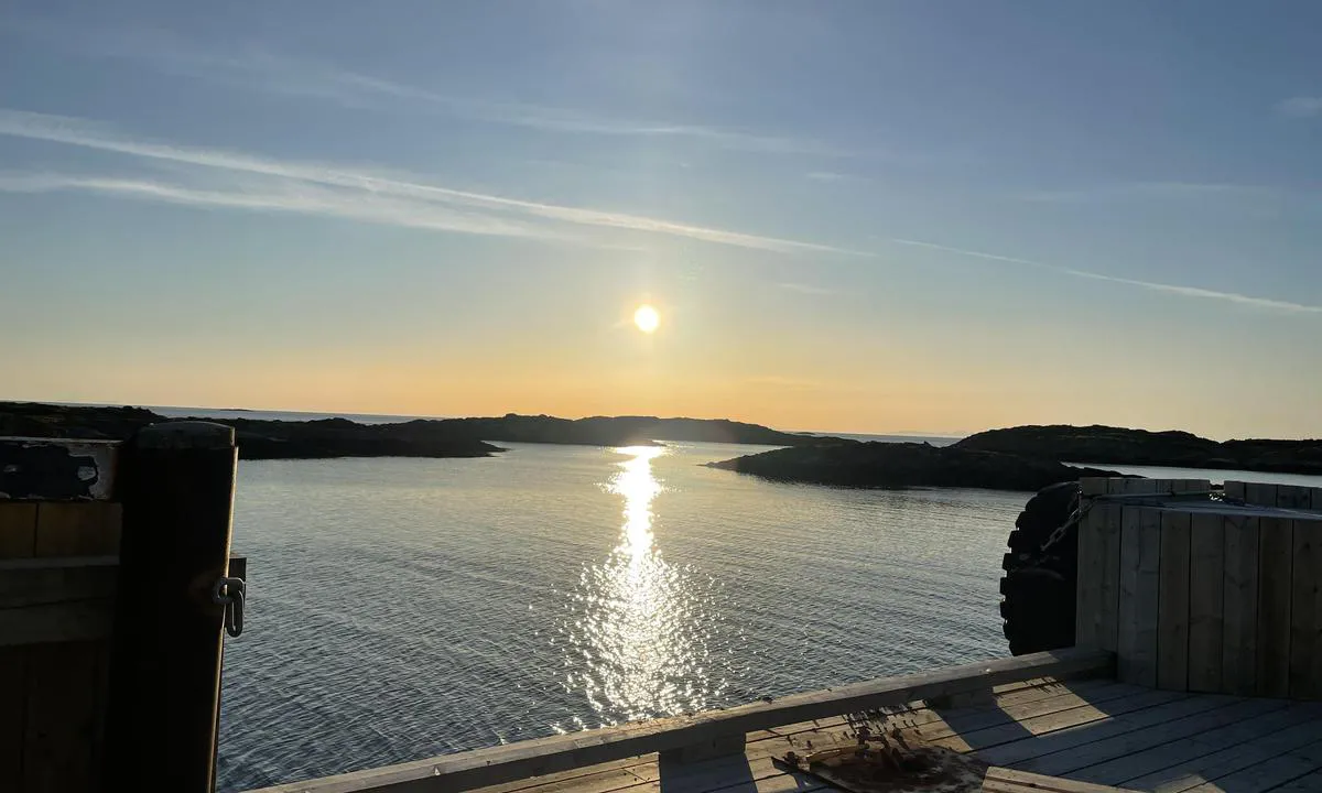Givær: {"base": "no", "no": "Tatt fra kaia og leia som g\u00e5r p\u00e5 nordsia", "se": "Taget fr\u00e5n kajen och farleden som g\u00e5r p\u00e5 nordsidan", "en": "Taken from the quay and the fairway running on the north side", "da": "Tatt fra kajen og sejlrende som g\u00e5r p\u00e5 nordsiden", "fr": "Pris de la jet\u00e9e et du chenal qui passent par le c\u00f4t\u00e9 nord", "de": "Vom Kai und der Fahrrinne, die an der Nordseite verl\u00e4uft, aufgenommen", "es": "Tomado desde el muelle y la ruta que pasa al lado norte", "it": "Preso dal molo e dalla rotta che passa a nord", "pt": "Tirado do cais e do canal que passa pelo lado norte", "nl": "Genomen vanaf de kade en de vaargeul die aan de noordzijde loopt", "pl": "Zrobione z kei i toru wodnego, kt\u00f3ry biegnie po p\u00f3\u0142nocnej stronie", "uk": "\u0412\u0437\u044f\u0442\u043e \u0432\u0456\u0434 \u043f\u0440\u0438\u0447\u0430\u043b\u0443 \u0456 \u0444\u0430\u0440\u0432\u0430\u0442\u0435\u0440\u0443, \u044f\u043a\u0438\u0439 \u043f\u0440\u043e\u0445\u043e\u0434\u0438\u0442\u044c \u0437 \u043f\u0456\u0432\u043d\u0456\u0447\u043d\u043e\u0433\u043e \u0431\u043e\u043a\u0443", "ro": "Luate de pe chei \u0219i rutele care sunt pe partea de nord", "tr": "Kuzey taraf\u0131na do\u011fru giden iskele ve rotadan al\u0131nm\u0131\u015ft\u0131r.", "el": "\u039b\u03b7\u03c6\u03b8\u03b5\u03af\u03c3\u03b1 \u03b1\u03c0\u03cc \u03c4\u03b7\u03bd \u03b1\u03c0\u03bf\u03b2\u03ac\u03b8\u03c1\u03b1 \u03ba\u03b1\u03b9 \u03c4\u03b7 \u03b4\u03b9\u03ad\u03bb\u03b5\u03c5\u03c3\u03b7 \u03c0\u03bf\u03c5 \u03c0\u03b5\u03c1\u03bd\u03ac\u03b5\u03b9 \u03b1\u03c0\u03cc \u03c4\u03b7 \u03b2\u03cc\u03c1\u03b5\u03b9\u03b1 \u03c0\u03bb\u03b5\u03c5\u03c1\u03ac", "cs": "Po\u0159\u00edzeno z mola a plavebn\u00ed dr\u00e1hy na severn\u00ed stran\u011b", "hu": "V\u00e9ve a rakpartt\u00f3l \u00e9szaki oldal\u00e1n halad\u00f3 haj\u00f3\u00fatr\u00f3l", "fi": "Otan pohjoispuolella sijaitsevalta laiturilta ja reitilt\u00e4", "bg": "\u0412\u0437\u0435\u0442\u043e \u043e\u0442 \u043a\u0435\u044f \u0438 \u0432\u043e\u0434\u043d\u0438\u044f \u043f\u044a\u0442, \u043a\u043e\u0439\u0442\u043e \u043c\u0438\u043d\u0430\u0432\u0430 \u043e\u0442 \u0441\u0435\u0432\u0435\u0440\u043d\u0430\u0442\u0430 \u0441\u0442\u0440\u0430\u043d\u0430", "sr": "Uzeto sa kejova i linije koja prolazi severnom stranom", "et": "V\u00f5etud kai ja meretee pohjapoolse k\u00fclje poolt", "lv": "\u0145emts no piest\u0101tnes un ku\u0123u ce\u013ca, kas iet gar zieme\u013cu pusi", "lt": "Paimta nuo krantin\u0117s ir farvaterio, einan\u010dio \u0161iauriniu krantu"}