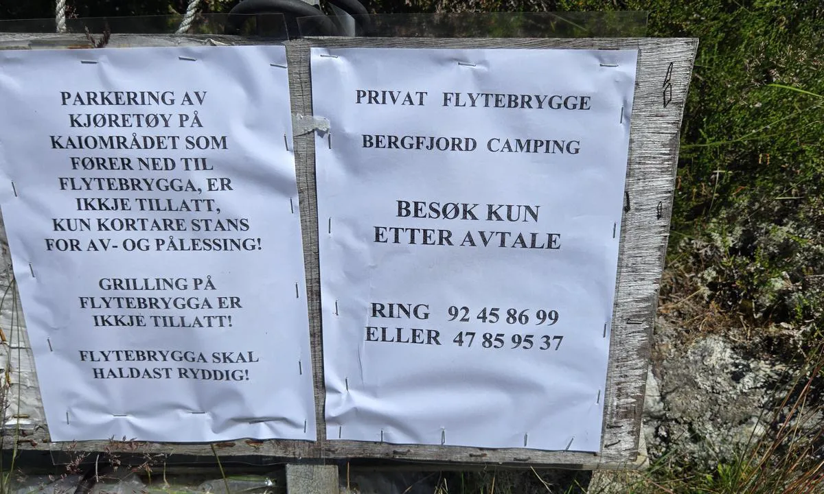 Gjerdhaugvika: {"base": "no", "no": "Lov \u00e5 legge til etter avtale, hyggelig grunneiere.", "se": "Till\u00e5tet att l\u00e4gga till efter \u00f6verenskommelse, trevliga mark\u00e4gare.", "en": "Permission to dock after agreement, pleasant landowners.", "da": "Tilladt at l\u00e6gge til efter aftale, venlige grundejere.", "fr": "Autoris\u00e9 \u00e0 accoster apr\u00e8s accord, propri\u00e9taires terriens sympathiques.", "de": "Das Anlegen ist nach Vereinbarung erlaubt, freundliche Grundeigent\u00fcmer.", "es": "Permiso para atracar previo acuerdo, propietarios amigables.", "it": "Permesso di attraccare previa accordo, proprietari terrieri accoglienti.", "pt": "Permitido atracar mediante acordo, propriet\u00e1rios amig\u00e1veis.", "nl": "Toegestaan om aan te leggen na overleg, vriendelijke grondeigenaren.", "pl": "Dozwolone cumowanie po uzgodnieniu, mili w\u0142a\u015bciciele teren\u00f3w.", "uk": "\u041c\u043e\u0436\u043d\u0430 \u043f\u0440\u0438\u0447\u0430\u043b\u044e\u0432\u0430\u0442\u0438 \u0437\u0430 \u0434\u043e\u043c\u043e\u0432\u043b\u0435\u043d\u0456\u0441\u0442\u044e, \u043f\u0440\u0438\u0432\u0456\u0442\u043d\u0456 \u0432\u043b\u0430\u0441\u043d\u0438\u043a\u0438.", "ro": "Permis s\u0103 acosta\u021bi dup\u0103 acord, proprietari de teren amabili.", "tr": "Anla\u015fma sonras\u0131 yana\u015fmak serbest, dost canl\u0131s\u0131 m\u00fclk sahipleri.", "el": "\u0395\u03c0\u03b9\u03c4\u03c1\u03ad\u03c0\u03b5\u03c4\u03b1\u03b9 \u03bd\u03b1 \u03b4\u03ad\u03c3\u03b5\u03c4\u03b5 \u03bc\u03b5\u03c4\u03ac \u03b1\u03c0\u03cc \u03c3\u03c5\u03bc\u03c6\u03c9\u03bd\u03af\u03b1, \u03b5\u03c5\u03b3\u03b5\u03bd\u03b9\u03ba\u03bf\u03af \u03b9\u03b4\u03b9\u03bf\u03ba\u03c4\u03ae\u03c4\u03b5\u03c2.", "cs": "P\u0159ist\u00e1n\u00ed povoleno po dohod\u011b, mil\u00ed majitel\u00e9 pozemk\u016f.", "hu": "Enged\u00e9ly a kik\u00f6t\u00e9sre meg\u00e1llapod\u00e1s alapj\u00e1n, bar\u00e1ts\u00e1gos f\u00f6ldtulajdonosok.", "fi": "Saa kiinnitty\u00e4 sopimuksen mukaan, yst\u00e4v\u00e4lliset maanomistajat.", "bg": "\u041f\u043e\u0437\u0432\u043e\u043b\u0435\u043d\u043e \u0435 \u0430\u043a\u043e\u0441\u0442\u0438\u0440\u0430\u043d\u0435\u0442\u043e \u0441\u043b\u0435\u0434 \u0443\u0433\u043e\u0432\u043e\u0440\u043a\u0430, \u043b\u044e\u0431\u0435\u0437\u043d\u0438 \u0441\u043e\u0431\u0441\u0442\u0432\u0435\u043d\u0438\u0446\u0438.", "sr": "\u0414\u043e\u0437\u0432\u043e\u0459\u0435\u043d\u043e \u043f\u0440\u0438\u0441\u0442\u0443\u043f\u0430\u045a\u0435 \u0443\u0437 \u0434\u043e\u0433\u043e\u0432\u043e\u0440, \u0459\u0443\u0431\u0430\u0437\u043d\u0438 \u0432\u043b\u0430\u0441\u043d\u0438\u0446\u0438.", "et": "Lubatud kinnituda kokkuleppel, s\u00f5bralikud maaomanikud.", "lv": "At\u013cauts pietauvot tikai p\u0113c vieno\u0161an\u0101s, draudz\u012bgi zemes \u012bpa\u0161nieki.", "lt": "Leid\u017eiama \u0161vartuotis pagal susitarim\u0105, malon\u016bs \u017eem\u0117s savininkai."}
