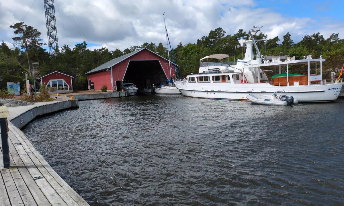 Glada Laxen : {"base": "se", "no": "Bilde fra bryggekanten p\u00e5 den indre delen av havnen.", "se": "Bild fr\u00e5n bryggnocken p\u00e5 den inre delen av hamnen.", "en": "Image from the pierhead in the inner part of the harbour.", "da": "Billede fra molehovedet p\u00e5 den indre del af havnen.", "fr": "Image du bout de la jet\u00e9e dans la partie int\u00e9rieure du port.", "de": "Bild vom Br\u00fcckenknauf im inneren Teil des Hafens.", "es": "Imagen desde el extremo del muelle en la parte interior del puerto.", "it": "Immagine dal pontile esterno della parte interna del porto.", "pt": "Imagem da ponta do cais na parte interna do porto.", "nl": "Foto vanaf de steigerkop in het binnenste gedeelte van de haven.", "pl": "Zdj\u0119cie z noku pomostu wewn\u0119trznej cz\u0119\u015bci portu.", "uk": "\u0417\u043e\u0431\u0440\u0430\u0436\u0435\u043d\u043d\u044f \u0437 \u043a\u0456\u043d\u0446\u044f \u043f\u0456\u0440\u0441\u0443 \u043d\u0430 \u0432\u043d\u0443\u0442\u0440\u0456\u0448\u043d\u0456\u0439 \u0447\u0430\u0441\u0442\u0438\u043d\u0456 \u0433\u0430\u0432\u0430\u043d\u0456.", "ro": "Imagine de la cap\u0103tul digului pe partea interioar\u0103 a portului.", "tr": "Liman\u0131n i\u00e7 k\u0131sm\u0131ndaki parmak iskelenin ucundan g\u00f6r\u00fcnt\u00fc.", "el": "\u0395\u03b9\u03ba\u03cc\u03bd\u03b1 \u03b1\u03c0\u03cc \u03c4\u03b7\u03bd \u03ac\u03ba\u03c1\u03b7 \u03c4\u03b7\u03c2 \u03b1\u03c0\u03bf\u03b2\u03ac\u03b8\u03c1\u03b1\u03c2 \u03c3\u03c4\u03bf \u03b5\u03c3\u03c9\u03c4\u03b5\u03c1\u03b9\u03ba\u03cc \u03bc\u03ad\u03c1\u03bf\u03c2 \u03c4\u03bf\u03c5 \u03bb\u03b9\u03bc\u03b1\u03bd\u03b9\u03bf\u03cd.", "cs": "Obr\u00e1zek z konce mola ve vnit\u0159n\u00ed \u010d\u00e1sti p\u0159\u00edstavu.", "hu": "K\u00e9p a m\u00f3l\u00f3 v\u00e9g\u00e9b\u0151l a kik\u00f6t\u0151 bels\u0151 r\u00e9sz\u00e9r\u0151l.", "fi": "Kuva laiturin p\u00e4\u00e4st\u00e4 sataman sis\u00e4osasta.", "bg": "\u0421\u043d\u0438\u043c\u043a\u0430 \u043e\u0442 \u043a\u0440\u0430\u0439 \u043d\u0430 \u043a\u0435\u044f \u043d\u0430 \u0432\u044a\u0442\u0440\u0435\u0448\u043d\u0430\u0442\u0430 \u0447\u0430\u0441\u0442 \u043d\u0430 \u043f\u0440\u0438\u0441\u0442\u0430\u043d\u0438\u0449\u0435\u0442\u043e.", "sr": "\u0421\u043b\u0438\u043a\u0430 \u0441\u0430 \u043a\u0440\u0430\u0458\u0430 \u043f\u0440\u0438\u0441\u0442\u0430\u043d\u0438\u0448\u0442\u0430 \u0443 \u0443\u043d\u0443\u0442\u0440\u0430\u0448\u045a\u0435\u043c \u0434\u0435\u043b\u0443 \u043b\u0443\u043a\u0435.", "et": "Pilt kai otsast sadama sisemusest.", "lv": "Att\u0113ls no piest\u0101tnes gala iek\u0161\u0113j\u0101 ostas da\u013c\u0101.", "lt": "Vaizdas i\u0161 tilto galo \u012f vidin\u0119 uosto dal\u012f."}