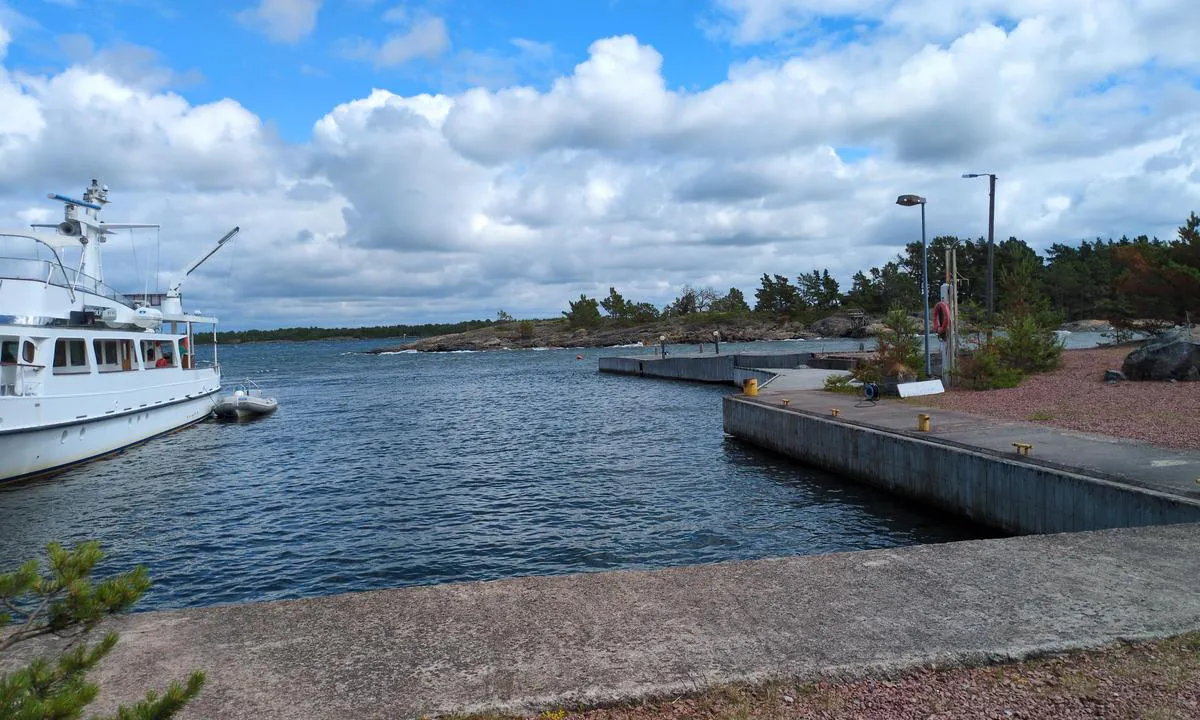 Glada Laxen : {"base": "se", "no": "Indre del av havnen, fort\u00f8yning langside. V\u00e6r oppmerksom p\u00e5 at det er grunt ved den r\u00f8de markeringen p\u00e5 bryggen.", "se": "Inre delen av hamnen, f\u00f6rt\u00f6jning l\u00e5ngsides. Var uppm\u00e4rksam p\u00e5 att det \u00e4r grunt vid den r\u00f6da markeringen p\u00e5 bryggan.", "en": "The inner part of the harbor, mooring alongside. Be aware that it is shallow by the red marking on the pier.", "da": "Den indre del af havnen, fort\u00f8jning langskibs. V\u00e6r opm\u00e6rksom p\u00e5, at det er lavt ved den r\u00f8de markering p\u00e5 broen.", "fr": "La partie int\u00e9rieure du port, amarrage \u00e0 couple. Soyez attentifs \u00e0 la faible profondeur au niveau de la marque rouge sur le ponton.", "de": "Der innere Teil des Hafens, Festmachen l\u00e4ngsseits. Achten Sie darauf, dass es bei der roten Markierung am Steg flach ist.", "es": "La parte interior del puerto, amarre al costado. Presta atenci\u00f3n a que hay poca profundidad en la marca roja en el muelle.", "it": "La parte interna del porto, ormeggio laterale. Prestare attenzione perch\u00e9 \u00e8 poco profondo presso il segno rosso sul molo.", "pt": "A parte interna do porto, amarra\u00e7\u00e3o ao lado. Esteja atento, pois \u00e9 raso na marca\u00e7\u00e3o vermelha no cais.", "nl": "Binnenste gedeelte van de haven, langszij vastmaken. Let op dat het ondiep is bij de rode markering op de steiger.", "pl": "Wewn\u0119trzna cz\u0119\u015b\u0107 portu, cumowanie burtami. Zwr\u00f3\u0107 uwag\u0119, \u017ce przy czerwonym oznaczeniu na pomo\u015bcie jest p\u0142ytko.", "uk": "\u0412\u043d\u0443\u0442\u0440\u0456\u0448\u043d\u044f \u0447\u0430\u0441\u0442\u0438\u043d\u0430 \u0433\u0430\u0432\u0430\u043d\u0456, \u0448\u0432\u0430\u0440\u0442\u0443\u0432\u0430\u043d\u043d\u044f \u0432\u0437\u0434\u043e\u0432\u0436 \u0431\u043e\u0440\u0442\u0443. \u0411\u0443\u0434\u044c\u0442\u0435 \u0443\u0432\u0430\u0436\u043d\u0456, \u043e\u0441\u043a\u0456\u043b\u044c\u043a\u0438 \u0431\u0456\u043b\u044f \u0447\u0435\u0440\u0432\u043e\u043d\u043e\u0433\u043e \u043c\u0430\u0440\u043a\u0443\u0432\u0430\u043d\u043d\u044f \u043d\u0430 \u043f\u0440\u0438\u0447\u0430\u043b\u0456 \u043c\u0456\u043b\u043a\u043e.", "ro": "Partea interioar\u0103 a portului, acostare lateral\u0103. Fi\u021bi aten\u021bi c\u0103 apa este mic\u0103 la marcajul ro\u0219u de pe ponton.", "tr": "Liman\u0131n i\u00e7 k\u0131sm\u0131nda, yana\u015fma boyunca. \u0130skele \u00fczerindeki k\u0131rm\u0131z\u0131 i\u015farette s\u0131\u011f oldu\u011funu dikkat edin.", "el": "\u0397 \u03b5\u03c3\u03c9\u03c4\u03b5\u03c1\u03b9\u03ba\u03ae \u03c0\u03b5\u03c1\u03b9\u03bf\u03c7\u03ae \u03c4\u03bf\u03c5 \u03bb\u03b9\u03bc\u03b1\u03bd\u03b9\u03bf\u03cd, \u03c0\u03c1\u03cc\u03c3\u03b4\u03b5\u03c3\u03b7 \u03b4\u03af\u03c0\u03bb\u03b1-\u03b4\u03af\u03c0\u03bb\u03b1. \u039d\u03b1 \u03b5\u03af\u03c3\u03c4\u03b5 \u03c0\u03c1\u03bf\u03c3\u03b5\u03ba\u03c4\u03b9\u03ba\u03bf\u03af \u03b3\u03b9\u03b1\u03c4\u03af \u03b5\u03af\u03bd\u03b1\u03b9 \u03c1\u03b7\u03c7\u03ac \u03c3\u03c4\u03bf \u03ba\u03cc\u03ba\u03ba\u03b9\u03bd\u03bf \u03c3\u03b7\u03bc\u03ac\u03b4\u03b9 \u03c3\u03c4\u03b7\u03bd \u03b1\u03c0\u03bf\u03b2\u03ac\u03b8\u03c1\u03b1.", "cs": "Vnit\u0159n\u00ed \u010d\u00e1st p\u0159\u00edstavu, vyvazov\u00e1n\u00ed po boku. D\u00e1vejte pozor, proto\u017ee u \u010derven\u00e9ho ozna\u010den\u00ed na molu je m\u011blko.", "hu": "A kik\u00f6t\u0151 bels\u0151 r\u00e9sze, hosszanti kik\u00f6t\u00e9s. \u00dcgyeljen arra, hogy sek\u00e9ly a v\u00edz a m\u00f3l\u00f3n l\u00e9v\u0151 piros jelz\u00e9sn\u00e9l.", "fi": "Sataman sis\u00e4osassa, kiinnitys kylkikiinnityksin. Huomioi, ett\u00e4 punaisen merkin kohdalla laiturilla on matalaa.", "bg": "\u0412\u044a\u0442\u0440\u0435\u0448\u043d\u0430\u0442\u0430 \u0447\u0430\u0441\u0442 \u043d\u0430 \u043f\u0440\u0438\u0441\u0442\u0430\u043d\u0438\u0449\u0435\u0442\u043e, \u0430\u043a\u043e\u0441\u0442\u0438\u0440\u0430\u043d\u0435 \u0443\u0441\u043f\u043e\u0440\u0435\u0434\u043d\u043e \u043d\u0430 \u043a\u0435\u044f. \u0411\u044a\u0434\u0435\u0442\u0435 \u0432\u043d\u0438\u043c\u0430\u0442\u0435\u043b\u043d\u0438, \u0442\u044a\u0439 \u043a\u0430\u0442\u043e \u0435 \u043f\u043b\u0438\u0442\u043a\u043e \u043f\u0440\u0438 \u0447\u0435\u0440\u0432\u0435\u043d\u0430\u0442\u0430 \u043c\u0430\u0440\u043a\u0438\u0440\u043e\u0432\u043a\u0430 \u043d\u0430 \u043a\u0435\u044f.", "sr": "Unutra\u0161nji deo luke, vezivanje uz bok. Vodite ra\u010duna da je plitko kod crvene oznake na pristani\u0161tu.", "et": "Sisemaine osa sadamast, kai \u00e4\u00e4res kinnitumine. Ole t\u00e4helepanelik, kuna sildumise koha punase m\u00e4rgistuse juures on madal.", "lv": "Iek\u0161\u0113j\u0101 ostas da\u013ca, piest\u0101\u0161ana gar bortu. L\u016bdzu, piev\u0113rsiet uzman\u012bbu tam, ka pie sarkan\u0101s z\u012bmes piest\u0101tn\u0113 ir sekls.", "lt": "Uostamies\u010dio vidin\u0117 dalis, \u0161vartavimas i\u0161 \u0161ono. Atkreipkite d\u0117mes\u012f, kad prieplaukos raudonai pa\u017eym\u0117toje vietoje yra seklu."}
