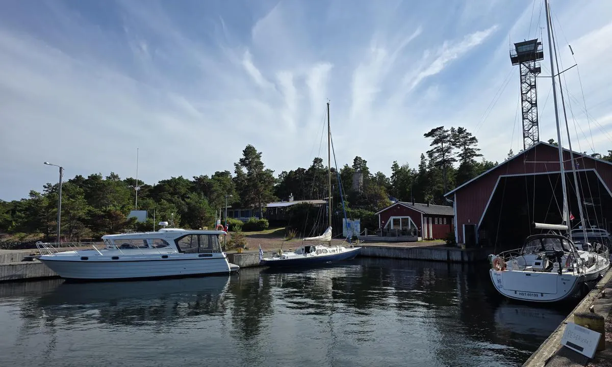 Glada Laxen : {"base": "no", "no": "Indre del av havnen med b\u00e5thuset og t\u00e5rnet i bakgrunnen.", "se": "Inre delen av hamnen med b\u00e5thuset och tornet i bakgrunden.", "en": "The inner part of the harbor with the boathouse and the tower in the background.", "da": "Den indre del af havnen med b\u00e5dhuset og t\u00e5rnet i baggrunden.", "fr": "La partie int\u00e9rieure du port avec la maison des bateaux et la tour en arri\u00e8re-plan.", "de": "Innerer Teil des Hafens mit dem Bootshaus und dem Turm im Hintergrund.", "es": "Parte interior del puerto con la casa del barco y la torre al fondo.", "it": "Parte interna del porto con la casa della barca e la torre sullo sfondo.", "pt": "Parte interna do porto com a casa do barco e a torre ao fundo.", "nl": "Het binnenste deel van de haven met het boothuis en de toren op de achtergrond.", "pl": "Wewn\u0119trzna cz\u0119\u015b\u0107 portu z domem na \u0142odzie i wie\u017c\u0105 w tle.", "uk": "\u0412\u043d\u0443\u0442\u0440\u0456\u0448\u043d\u044f \u0447\u0430\u0441\u0442\u0438\u043d\u0430 \u0433\u0430\u0432\u0430\u043d\u0456 \u0437 \u043b\u043e\u0434\u043e\u0447\u043d\u044b\u043c \u0431\u0443\u0434\u0438\u043d\u043a\u043e\u043c \u0442\u0430 \u0432\u0435\u0436\u0435\u044e \u043d\u0430 \u0437\u0430\u0434\u043d\u044c\u043e\u043c\u0443 \u043f\u043b\u0430\u043d\u0456.", "ro": "Partea interioar\u0103 a portului cu magazia \u0219i turnul \u00een fundal.", "tr": "Liman\u0131n i\u00e7 k\u0131sm\u0131, arka planda kay\u0131khane ve kule ile.", "el": "\u0395\u03c3\u03c9\u03c4\u03b5\u03c1\u03b9\u03ba\u03cc \u03c4\u03bc\u03ae\u03bc\u03b1 \u03c4\u03bf\u03c5 \u03bb\u03b9\u03bc\u03b1\u03bd\u03b9\u03bf\u03cd \u03bc\u03b5 \u03c4\u03bf \u03c3\u03c0\u03b9\u03c4\u03ac\u03ba\u03b9 \u03b3\u03b9\u03b1 \u03c4\u03b9\u03c2 \u03b2\u03ac\u03c1\u03ba\u03b5\u03c2 \u03ba\u03b1\u03b9 \u03c4\u03bf\u03bd \u03c0\u03cd\u03c1\u03b3\u03bf \u03c3\u03c4\u03bf \u03c6\u03cc\u03bd\u03c4\u03bf.", "cs": "Vnit\u0159n\u00ed \u010d\u00e1st p\u0159\u00edstavu s lod\u011bnic\u00ed a v\u011b\u017e\u00ed v pozad\u00ed.", "hu": "A kik\u00f6t\u0151 bels\u0151 r\u00e9sze a cs\u00f3nakh\u00e1zzal \u00e9s a h\u00e1tt\u00e9rben l\u00e9v\u0151 toronnyal.", "fi": "Sataman sis\u00e4osa, jossa venetalo ja torni taustalla.", "bg": "\u0412\u044a\u0442\u0440\u0435\u0448\u043d\u0430\u0442\u0430 \u0447\u0430\u0441\u0442 \u043d\u0430 \u043f\u0440\u0438\u0441\u0442\u0430\u043d\u0438\u0449\u0435\u0442\u043e \u0441 \u043a\u044a\u0449\u0430\u0442\u0430 \u0437\u0430 \u043b\u043e\u0434\u043a\u0438 \u0438 \u043a\u0443\u043b\u0430\u0442\u0430 \u043d\u0430 \u0437\u0430\u0434\u0435\u043d \u043f\u043b\u0430\u043d.", "sr": "Unutra\u0161nji deo luke sa brodskom ku\u0107om i tornjem u pozadini.", "et": "Sisemaine sadama osa koos paadihoone ja torniga taustal.", "lv": "Ostas iek\u0161\u0113j\u0101 da\u013ca ar laivu m\u0101ju un torni fon\u0101.", "lt": "Vidin\u0117 uosto dalis, su val\u010di\u0173 nameliu ir bok\u0161tu fone."}