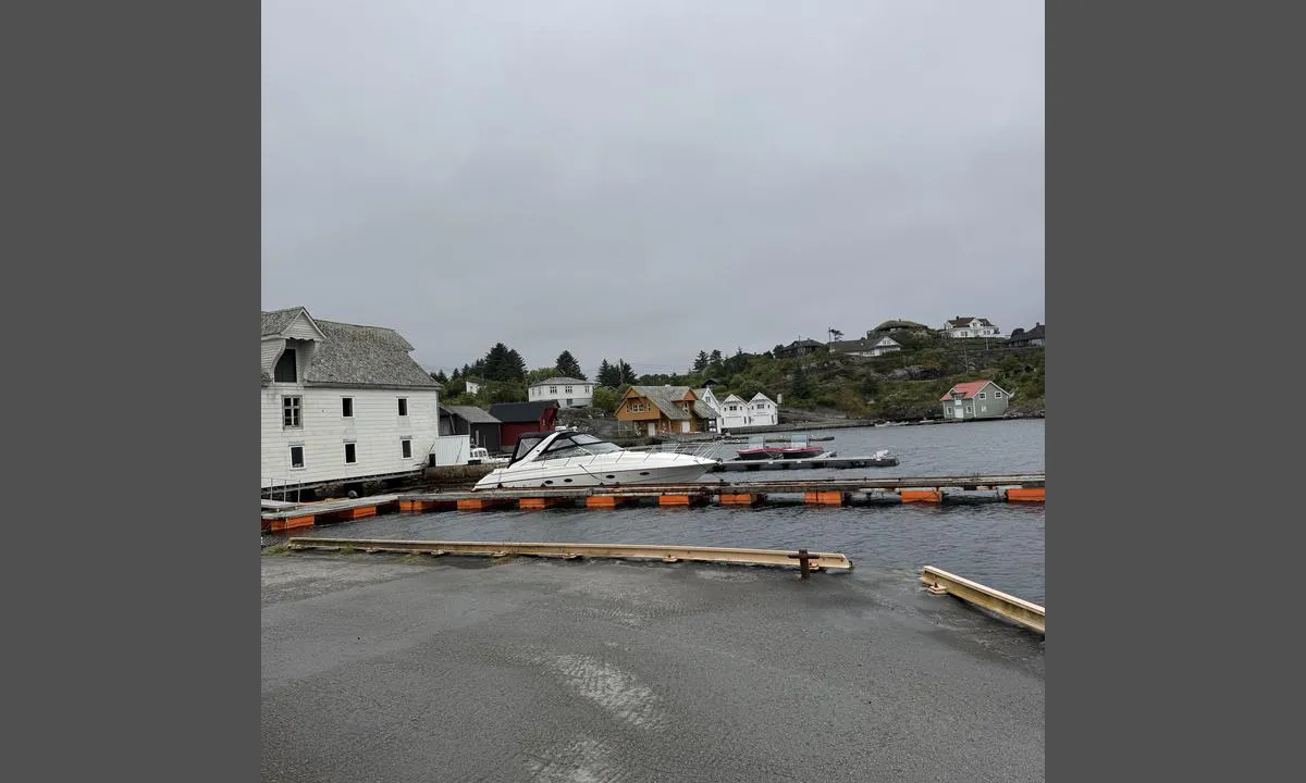 Glesvær: {"base": "no", "no": "Koselig plass i fint v\u00e6r. Noks\u00e5 urolig i sydlige vinder. Ikke vann tilgjengelig ved brygga. Fine turomr\u00e5der og flott restaurant", "se": "Mysig plats vid fint v\u00e4der. Ganska orolig i sydliga vindar. Vatten \u00e4r inte tillg\u00e4ngligt vid bryggan. Fina promenadomr\u00e5den och en utm\u00e4rkt restaurang.", "en": "Cozy place in good weather. Fairly unsettled in southern winds. No water available at the dock. Nice hiking areas and great restaurant.", "da": "Hyggeligt sted i godt vejr. Ret uroligt i sydlige vinde. Ikke vand tilg\u00e6ngeligt ved broen. Fine turomr\u00e5der og flot restaurant", "fr": "Endroit agr\u00e9able par beau temps. Assez agit\u00e9 par vents du sud. Pas d'eau disponible au quai. Belles zones de randonn\u00e9e et excellent restaurant.", "de": "Gem\u00fctlicher Ort bei sch\u00f6nem Wetter. Ziemlich unruhig bei s\u00fcdlichen Winden. Kein Wasser an der Anlegestelle verf\u00fcgbar. Sch\u00f6ne Wandergebiete und ein tolles Restaurant.", "es": "Lugar acogedor con buen clima. Bastante agitado con vientos del sur. No hay agua disponible en el muelle. \u00c1reas de excursi\u00f3n bonitas y excelente restaurante.", "it": "Posto accogliente con bel tempo. Abbastanza agitato con venti del sud. Nessuna acqua disponibile presso il molo. Bei sentieri e ottimo ristorante", "pt": "Local agrad\u00e1vel em bom tempo. Bastante agitado com ventos do sul. N\u00e3o h\u00e1 \u00e1gua dispon\u00edvel no cais. Belas \u00e1reas para caminhadas e excelente restaurante", "nl": "Gezellige plek bij mooi weer. Nogal onrustig bij zuidelijke winden. Geen water beschikbaar bij de kade. Mooie wandelgebieden en uitstekend restaurant.", "pl": "Przytulne miejsce przy dobrej pogodzie. Do\u015b\u0107 niespokojne przy po\u0142udniowych wiatrach. Brak dost\u0119pu do wody przy nabrze\u017cu. Wspania\u0142e tereny spacerowe i \u015bwietna restauracja", "uk": "<p>\u0417\u0430\u0442\u0438\u0448\u043d\u0435 \u043c\u0456\u0441\u0446\u0435 \u0432 \u0433\u0430\u0440\u043d\u0443 \u043f\u043e\u0433\u043e\u0434\u0443. \u0414\u043e\u0441\u0438\u0442\u044c \u043d\u0435\u0441\u0442\u0430\u0431\u0456\u043b\u044c\u043d\u0435 \u043f\u0440\u0438 \u043f\u0456\u0432\u0434\u0435\u043d\u043d\u0438\u0445 \u0432\u0456\u0442\u0440\u0430\u0445. \u0412\u043e\u0434\u0430 \u043d\u0430 \u043f\u0440\u0438\u0447\u0430\u043b\u0456 \u043d\u0435\u0434\u043e\u0441\u0442\u0443\u043f\u043d\u0430. \u041f\u0440\u0435\u043a\u0440\u0430\u0441\u043d\u0456 \u043f\u0440\u043e\u0433\u0443\u043b\u044f\u043d\u043a\u043e\u0432\u0456 \u0437\u043e\u043d\u0438 \u0442\u0430 \u0447\u0443\u0434\u043e\u0432\u0438\u0439 \u0440\u0435\u0441\u0442\u043e\u0440\u0430\u043d.</p>", "ro": "Loc frumos pe vreme bun\u0103. Destul de agitat \u00een v\u00e2nturile sudice. Nu este ap\u0103 disponibil\u0103 la debarcader. Zone frumoase pentru drume\u021bii \u0219i un restaurant minunat.", "tr": "G\u00fczel havalarda ho\u015f bir yer. G\u00fcney r\u00fczgarlar\u0131nda olduk\u00e7a huzursuz. \u0130skelede su yok. G\u00fczel y\u00fcr\u00fcy\u00fc\u015f alanlar\u0131 ve harika restoran.", "el": "\u03a9\u03c1\u03b1\u03af\u03bf \u03bc\u03ad\u03c1\u03bf\u03c2 \u03bc\u03b5 \u03ba\u03b1\u03bb\u03cc \u03ba\u03b1\u03b9\u03c1\u03cc. \u03a3\u03c7\u03b5\u03c4\u03b9\u03ba\u03ac \u03b1\u03bd\u03ae\u03c3\u03c5\u03c7\u03bf \u03bc\u03b5 \u03bd\u03cc\u03c4\u03b9\u03bf\u03c5\u03c2 \u03b1\u03bd\u03ad\u03bc\u03bf\u03c5\u03c2. \u0394\u03b5\u03bd \u03c5\u03c0\u03ac\u03c1\u03c7\u03b5\u03b9 \u03b4\u03b9\u03b1\u03b8\u03ad\u03c3\u03b9\u03bc\u03bf \u03bd\u03b5\u03c1\u03cc \u03c3\u03c4\u03b7\u03bd \u03b1\u03c0\u03bf\u03b2\u03ac\u03b8\u03c1\u03b1. \u038c\u03bc\u03bf\u03c1\u03c6\u03b5\u03c2 \u03c0\u03b5\u03c1\u03b9\u03bf\u03c7\u03ad\u03c2 \u03c0\u03b5\u03b6\u03bf\u03c0\u03bf\u03c1\u03af\u03b1\u03c2 \u03ba\u03b1\u03b9 \u03b5\u03be\u03b1\u03b9\u03c1\u03b5\u03c4\u03b9\u03ba\u03cc \u03b5\u03c3\u03c4\u03b9\u03b1\u03c4\u03cc\u03c1\u03b9\u03bf.", "cs": "P\u0159\u00edjemn\u00e9 m\u00edsto za p\u011bkn\u00e9ho po\u010das\u00ed. Kdy\u017e fouk\u00e1 v\u00edtr z jihu, je zde pom\u011brn\u011b neklidno. U mola nen\u00ed dostupn\u00e1 voda. Hezk\u00e9 turistick\u00e9 oblasti a skv\u011bl\u00e1 restaurace.", "hu": "Hangulatos hely sz\u00e9p id\u0151ben. D\u00e9li sz\u00e9lben el\u00e9g nyugtalan. Nem el\u00e9rhet\u0151 v\u00edz a m\u00f3l\u00f3n\u00e1l. Sz\u00e9p t\u00fara\u00fatvonalak \u00e9s remek \u00e9tterem", "fi": "Miellytt\u00e4v\u00e4 paikka hyv\u00e4ll\u00e4 s\u00e4\u00e4ll\u00e4. Melko rauhaton etel\u00e4isill\u00e4 tuulilla. Ei vett\u00e4 saatavilla laiturilla. Hyv\u00e4t retkeilyalueet ja hieno ravintola", "bg": "\u041f\u0440\u0438\u044f\u0442\u043d\u043e \u043c\u044f\u0441\u0442\u043e \u043f\u0440\u0438 \u0445\u0443\u0431\u0430\u0432\u043e \u0432\u0440\u0435\u043c\u0435. \u0414\u043e\u0441\u0442\u0430 \u043d\u0435\u0441\u043f\u043e\u043a\u043e\u0439\u043d\u043e \u043f\u0440\u0438 \u044e\u0436\u043d\u0438 \u0432\u0435\u0442\u0440\u043e\u0432\u0435. \u041d\u044f\u043c\u0430 \u0432\u043e\u0434\u0430 \u043d\u0430 \u0440\u0430\u0437\u043f\u043e\u043b\u043e\u0436\u0435\u043d\u0438\u0435 \u043d\u0430 \u043f\u0440\u0438\u0441\u0442\u0430\u043d\u0430. \u041f\u0440\u0435\u043a\u0440\u0430\u0441\u043d\u0438 \u0440\u0430\u0437\u0445\u043e\u0434\u043d\u0438 \u0437\u043e\u043d\u0438 \u0438 \u0447\u0443\u0434\u0435\u0441\u0435\u043d \u0440\u0435\u0441\u0442\u043e\u0440\u0430\u043d\u0442.", "sr": "\u041f\u0440\u0438\u0458\u0430\u0442\u043d\u043e \u043c\u0435\u0441\u0442\u043e \u043f\u043e \u043b\u0435\u043f\u043e\u043c \u0432\u0440\u0435\u043c\u0435\u043d\u0443. \u041f\u0440\u0438\u043b\u0438\u0447\u043d\u043e \u043d\u0435\u043c\u0438\u0440\u043d\u043e \u0443 \u0458\u0443\u0436\u043d\u0438\u043c \u0432\u0435\u0442\u0440\u043e\u0432\u0438\u043c\u0430. \u041d\u0435\u043c\u0430 \u0434\u043e\u0441\u0442\u0443\u043f\u043d\u0435 \u0432\u043e\u0434\u0435 \u043d\u0430 \u043f\u0440\u0438\u0441\u0442\u0430\u043d\u0438\u0448\u0442\u0443. \u041b\u0435\u043f\u0435 \u0441\u0442\u0430\u0437\u0435 \u0437\u0430 \u0448\u0435\u0442\u045a\u0443 \u0438 \u043e\u0434\u043b\u0438\u0447\u0430\u043d \u0440\u0435\u0441\u0442\u043e\u0440\u0430\u043d", "et": "M\u00f5nus koht ilusa ilmaga. L\u00f5unatuultega \u00fcsna rahutu. Kaid juures pole vett saadaval. Ilusad matkaalad ja suurep\u00e4rane restoran.", "lv": "Jauka vieta labos laikapst\u0101k\u013cos. Diezgan nemier\u012bga pie dienvidu v\u0113jiem. \u016adens nav pieejams piest\u0101tn\u0113. Lieliskas pastaigu zonas un izcils restor\u0101ns.", "lt": "Jauki vieta gra\u017eiu oru. Gana nepatogi pietvakari\u0173 v\u0117juose. N\u0117ra vandens prieplaukoje. Puikios \u017eygi\u0173 vietos ir nuostabus restoranas"}