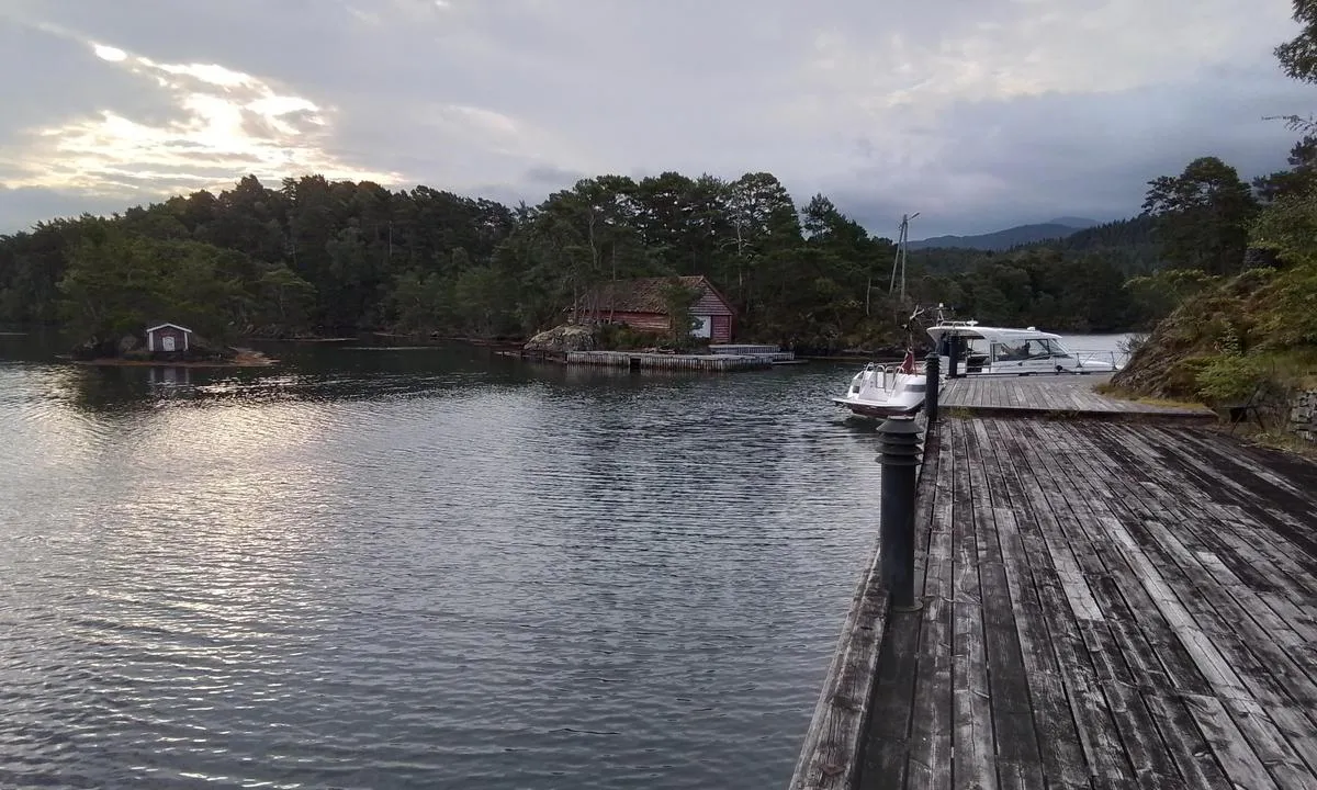 Godøysund Fjordhotell: {"base": "no", "no": "Koselig plass. Men omr\u00e5de rundt det nedlagte hotell er veldig nedslitt. Farlig for barn. Greit for en natt.", "se": "Mysig plats. Men omr\u00e5det kring det nedlagda hotellet \u00e4r v\u00e4ldigt f\u00f6rfallet. Farligt f\u00f6r barn. Okej f\u00f6r en natt.", "en": "Cozy place. But the area around the closed hotel is very rundown. Dangerous for children. Okay for a night.", "da": "Hyggeligt sted. Men omr\u00e5det omkring det nedlagte hotel er meget nedslidt. Farligt for b\u00f8rn. Godt for en nat."}