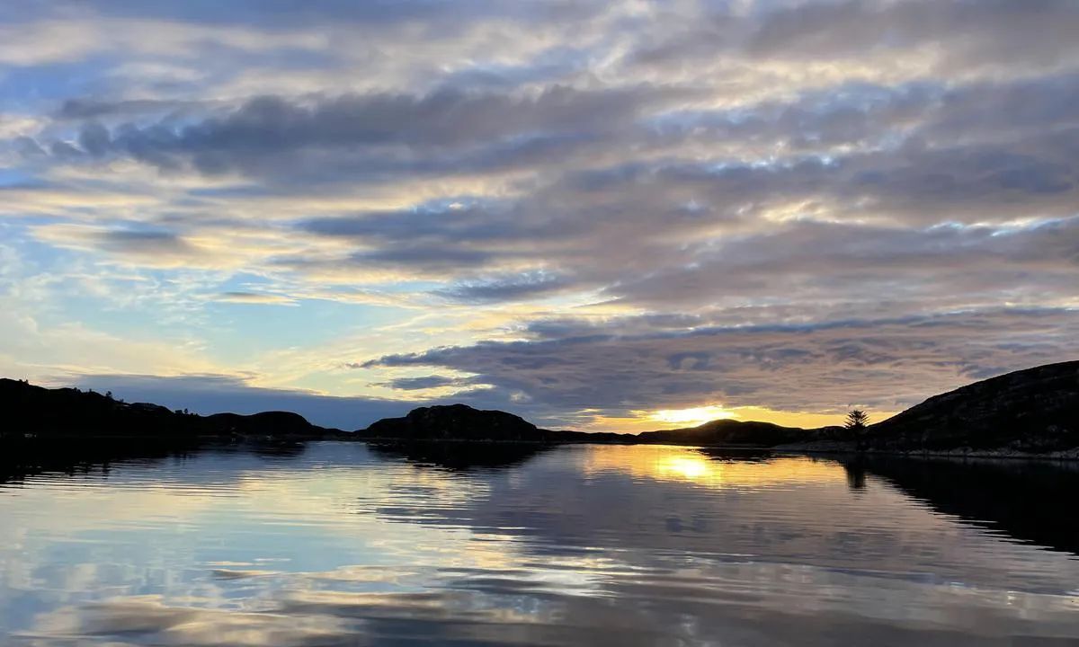 Golmsundet: {"base": "no", "no": "Stille og fredfull kveld ved Golma", "se": "Stilla och fridfull kv\u00e4ll vid Golma", "en": "Quiet and peaceful evening at Golma", "da": "Stille og fredfyldt aften ved Golma", "fr": "Soir\u00e9e calme et paisible \u00e0 Golma", "de": "Ein ruhiger und friedlicher Abend bei Golma", "es": "Una noche tranquila y pac\u00edfica en Golma", "it": "Serata tranquilla e pacifica presso Golma", "pt": "Noite tranquila e pac\u00edfica em Golma", "nl": "Stille en vredige avond bij Golma", "pl": "Spokojny i cichy wiecz\u00f3r przy Golma", "uk": "\u0421\u043f\u043e\u043a\u0456\u0439\u043d\u0438\u0439 \u0442\u0430 \u043c\u0438\u0440\u043d\u0438\u0439 \u0432\u0435\u0447\u0456\u0440 \u0431\u0456\u043b\u044f \u0413\u043e\u043b\u043c\u0438", "ro": "O sear\u0103 lini\u0219tit\u0103 \u0219i pa\u0219nic\u0103 la Golma", "tr": "Golma'da sessiz ve huzurlu bir ak\u015fam", "el": "\u0389\u03c3\u03c5\u03c7\u03bf \u03ba\u03b1\u03b9 \u03b3\u03b1\u03bb\u03ae\u03bd\u03b9\u03bf \u03b2\u03c1\u03ac\u03b4\u03c5 \u03c3\u03c4\u03bf Golma", "cs": "Klidn\u00fd a tich\u00fd ve\u010der u Golma", "hu": "Csendes \u00e9s b\u00e9k\u00e9s este a Golm\u00e1n\u00e1l", "fi": "Hiljainen ja rauhallinen ilta Golmalla", "bg": "\u0422\u0438\u0445\u0430 \u0438 \u0441\u043f\u043e\u043a\u043e\u0439\u043d\u0430 \u0432\u0435\u0447\u0435\u0440 \u043f\u0440\u0438 \u0413\u043e\u043b\u043c\u0430", "sr": "Tiha i mirna ve\u010der kod Golme", "et": "Rahulik ja vaikne \u00f5htu Golma juures", "lv": "Klusa un mier\u012bga vakars pie Golmas", "lt": "Ramus ir taikus vakaras prie Golma"}