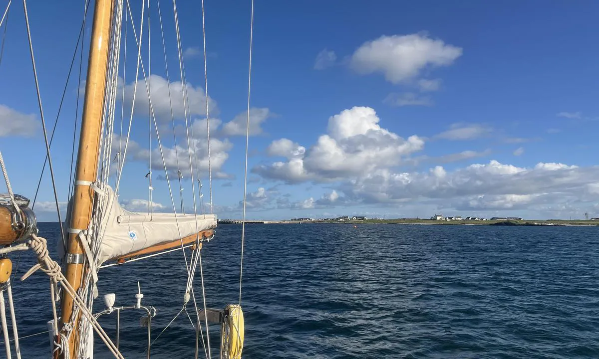 Gott Bay, Tiree: {"base": "en", "no": "Fra ankringsplass til fort\u00f8yningsb\u00f8yer og kai.", "se": "Fr\u00e5n ankarplats till f\u00f6rt\u00f6jningsbojar och kaj.", "en": "From anchorage to mooring buoys and quay.", "da": "Fra ankerplads til fort\u00f8jningsb\u00f8jer og kaj.", "fr": "De l'ancrage aux bou\u00e9es de mouillage et au quai.", "de": "Von der Ankerstelle \u00fcber die Mooringbojen bis zum Kai.", "es": "Desde el fondeadero hasta las boyas de amarre y el muelle.", "it": "Dall'ancoraggio alle boe di ormeggio e al molo.", "pt": "De ancoradouro a boias de amarra\u00e7\u00e3o e cais.", "nl": "Van ankerplaats tot afmeerboeien en kade.", "pl": "Od kotwicowiska po boje cumownicze i nabrze\u017ce.", "uk": "\u0412\u0456\u0434 \u044f\u043a\u043e\u0440\u043d\u043e\u0457 \u0441\u0442\u043e\u044f\u043d\u043a\u0438 \u0434\u043e \u0448\u0432\u0430\u0440\u0442\u043e\u0432\u043d\u0438\u0445 \u0431\u0443\u0439\u043a\u0456\u0432 \u0456 \u043f\u0440\u0438\u0447\u0430\u043b\u0443.", "ro": "De la ancoraj la balize de acostare \u0219i chei.", "tr": "Demirleme noktas\u0131ndan \u015famand\u0131ralara ve iskeleye.", "el": "\u0391\u03c0\u03cc \u03b1\u03b3\u03ba\u03c5\u03c1\u03bf\u03b2\u03cc\u03bb\u03b9\u03bf \u03c3\u03b5 \u03c3\u03b7\u03bc\u03b1\u03b4\u03bf\u03cd\u03c1\u03b5\u03c2 \u03c0\u03c1\u03cc\u03c3\u03b4\u03b5\u03c3\u03b7\u03c2 \u03ba\u03b1\u03b9 \u03c0\u03c1\u03bf\u03b2\u03bb\u03ae\u03c4\u03b1.", "cs": "Od kotvi\u0161t\u011b k vyvazovac\u00edm b\u00f3j\u00edm a p\u0159\u00edstavn\u00ed hr\u00e1zi.", "hu": "Horgonyz\u00e1st\u00f3l a horgonyz\u00f3 b\u00f3j\u00e1kig \u00e9s a rakpartig.", "fi": "Ankkuripaikasta poijuihin ja laituriin.", "bg": "\u041e\u0442 \u043a\u043e\u0442\u0432\u0435\u043d\u0430 \u0441\u0442\u043e\u044f\u043d\u043a\u0430 \u0434\u043e \u0448\u0432\u0430\u0440\u0442\u043e\u0432\u044a\u0447\u043d\u0438 \u0431\u0443\u0439\u043e\u0432\u0435 \u0438 \u043a\u0435\u0439.", "sr": "Od sidri\u0161ta do bova za vez i pristani\u0161ta.", "et": "Ankrualalt poide ja kailani.", "lv": "No enkura vietas l\u012bdz piest\u0101t\u0146u boju un piest\u0101tn\u0113m.", "lt": "Nuo inkaravimo vietos iki \u0161vartavimo pl\u016bdur\u0173 ir krantin\u0117s."}