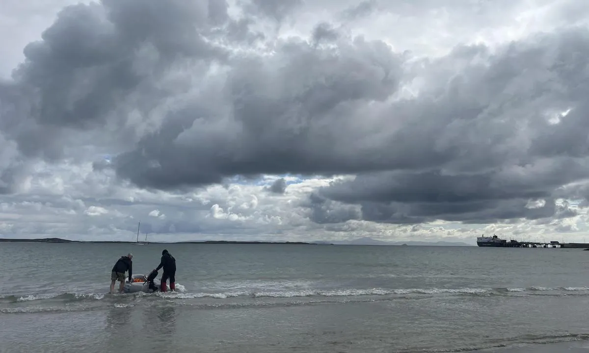 Gott Bay, Tiree: {"base": "en", "no": "Ser over til Anchorage.<br>Fort\u00f8yningsb\u00f8yer (ikke lagt ut om vinteren) vil v\u00e6re til h\u00f8yre p\u00e5 bildet mot bryggehodet.", "se": "Tittar \u00f6ver till Anchorage. <br> F\u00f6rt\u00f6jningsbojar (inte utlagda p\u00e5 vintern) skulle vara till h\u00f6ger om bilden mot pirhuvudet.", "en": "Looking across to Anchorage. \r\nMooring bouts (not laid in winter) would be to right of picture towards pierhead.", "da": "Kigger over mod Ankerpladsen. <br> Fort\u00f8jningsb\u00f8jer (ikke lagt ud om vinteren) ville v\u00e6re til h\u00f8jre p\u00e5 billedet mod molen.", "fr": "Regard vers Anchorage.<br>Les bou\u00e9es d'amarrage (non pos\u00e9es en hiver) se trouveraient \u00e0 droite de l'image vers la t\u00eate de jet\u00e9e.", "de": "Blick auf Anchorage.<br>Mooring-Boote (im Winter nicht ausgelegt) w\u00e4ren rechts im Bild in Richtung Pierkopf.", "es": "Mirando hacia Anchorage. Las boyas de amarre (no colocadas en invierno) estar\u00edan a la derecha de la imagen hacia el muelle.", "it": "Guardando verso Anchorage. Gli ormeggi (non installati in inverno) sarebbero a destra dell'immagine verso la testata del molo.", "pt": "Olhando para o Anchorage.<br>Mour\u00f5es de amarra\u00e7\u00e3o (n\u00e3o colocados no inverno) estariam \u00e0 direita da imagem em dire\u00e7\u00e3o ao cabe\u00e7o do cais.", "nl": "Overzicht van Anchorage.<br>Mooringsboeien (niet gelegd in de winter) zouden rechts van de afbeelding richting de pierkop liggen.", "pl": "Patrz\u0105c w stron\u0119 kotwicowiska.<br>Boje cumownicze (nie ustawiane zim\u0105) b\u0119d\u0105 po prawej stronie zdj\u0119cia w kierunku g\u0142owicy molo.", "uk": "\u041f\u043e\u0433\u043b\u044f\u0434 \u043d\u0430 \u044f\u043a\u0456\u0440\u043d\u0443 \u0441\u0442\u043e\u044f\u043d\u043a\u0443.<br>\u0428\u0432\u0430\u0440\u0442\u043e\u0432\u0456 \u043f\u0440\u0438\u0441\u0442\u0430\u043d\u0456 (\u043d\u0435 \u0432\u0441\u0442\u0430\u043d\u043e\u0432\u043b\u044e\u044e\u0442\u044c\u0441\u044f \u0432\u0437\u0438\u043c\u043a\u0443) \u0431\u0443\u0434\u0443\u0442\u044c \u043f\u0440\u0430\u0432\u043e\u0440\u0443\u0447 \u0432\u0456\u0434 \u0444\u043e\u0442\u043e\u0433\u0440\u0430\u0444\u0456\u0457 \u0443 \u043d\u0430\u043f\u0440\u044f\u043c\u043a\u0443 \u0434\u043e \u0433\u043e\u043b\u043e\u0432\u043a\u0438 \u043f\u0456\u0440\u0441\u0443.", "ro": "Privind spre Ancorare. <br /> Perechile de ancorare (nu sunt plasate pe timpul iernii) ar fi \u00een partea dreapt\u0103 a imaginii, spre capul cheiului.", "tr": "Demirleme yerine bak\u0131\u015f.<br>\u015eamand\u0131ralar (k\u0131\u015f\u0131n d\u00f6\u015fenmemi\u015f) resmin sa\u011f taraf\u0131nda iskele ba\u015f\u0131na do\u011fru olur.", "el": "\u039a\u03bf\u03b9\u03c4\u03ac\u03b6\u03bf\u03bd\u03c4\u03b1\u03c2 \u03b1\u03c0\u03ad\u03bd\u03b1\u03bd\u03c4\u03b9 \u03c0\u03c1\u03bf\u03c2 \u03c4\u03bf \u0391\u03b3\u03ba\u03c5\u03c1\u03bf\u03b2\u03cc\u03bb\u03b9\u03bf.<br>\u039f\u03b9 \u03b8\u03ad\u03c3\u03b5\u03b9\u03c2 \u03c0\u03c1\u03cc\u03c3\u03b4\u03b5\u03c3\u03b7\u03c2 (\u03b4\u03b5\u03bd \u03ad\u03c7\u03bf\u03c5\u03bd \u03c4\u03bf\u03c0\u03bf\u03b8\u03b5\u03c4\u03b7\u03b8\u03b5\u03af \u03c4\u03bf \u03c7\u03b5\u03b9\u03bc\u03ce\u03bd\u03b1) \u03b8\u03b1 \u03b2\u03c1\u03af\u03c3\u03ba\u03bf\u03bd\u03c4\u03b1\u03b9 \u03b4\u03b5\u03be\u03b9\u03ac \u03c3\u03c4\u03b7\u03bd \u03b5\u03b9\u03ba\u03cc\u03bd\u03b1 \u03c0\u03c1\u03bf\u03c2 \u03c4\u03b7\u03bd \u03ac\u03ba\u03c1\u03b7 \u03c4\u03b7\u03c2 \u03c0\u03c1\u03bf\u03b2\u03bb\u03ae\u03c4\u03b1\u03c2.", "cs": "Pohled p\u0159\u00edstavem sm\u011b\u0159uj\u00edc\u00ed k kotvi\u0161ti. P\u0159\u00edstavn\u00ed b\u00f3je (nenainstalov\u00e1ny v zim\u011b) by byly vpravo od obr\u00e1zku sm\u011brem k molu.", "hu": "<p>N\u00e9zzen \u00e1t az Anchorage-ra.</p> <p>A kik\u00f6t\u00e9si k\u00f6telek (t\u00e9len nem helyezik el \u0151ket) a k\u00e9pen jobbra, a m\u00f3l\u00f3 v\u00e9ge fel\u00e9 lenn\u00e9nek.</p>", "fi": "Katsoen ankkuripaikalle.<br/>Kiinnityslenkit (eiv\u00e4t ole paikallaan talvella) olisivat kuvan oikealla puolella kohti laiturin p\u00e4\u00e4t\u00e4.", "bg": "\u041f\u043e\u0433\u043b\u0435\u0434 \u043a\u044a\u043c \u0437\u0430\u043a\u043e\u0442\u0432\u0435\u043d\u043e\u0442\u043e \u043c\u044f\u0441\u0442\u043e. \u041c\u0443\u0440\u0438\u043d\u0433\u0438\u0442\u0435 (\u043d\u0435 \u0441\u0435 \u043f\u043e\u043b\u0430\u0433\u0430\u0442 \u043f\u0440\u0435\u0437 \u0437\u0438\u043c\u0430\u0442\u0430) \u0449\u0435 \u0431\u044a\u0434\u0430\u0442 \u0432\u0434\u044f\u0441\u043d\u043e \u043d\u0430 \u0441\u043d\u0438\u043c\u043a\u0430\u0442\u0430 \u043a\u044a\u043c \u043f\u0440\u0438\u0441\u0442\u0430\u043d\u0438\u0449\u043d\u0430\u0442\u0430 \u0433\u043b\u0430\u0432\u0430.", "sr": "Pogled preko na usidrenje. Vezi\u0161ta (nisu postavljena zimi) bi bila desno od slike prema vrhu mola.", "et": "Vaade Anchorage'ile.<br>Moorimispoide (talvel ei paigaldata) asukoht oleks pildist paremal, kai peahoone suunas.", "lv": "P\u0101rl\u016bkojot enkura vietu.<br>Moor\u0113\u0161anas bujas (ziem\u0101 nav uzst\u0101d\u012btas) b\u016btu att\u0113la labaj\u0101 pus\u0113, virzien\u0101 uz lauru galu.", "lt": "\u017dvelgiant \u012f inkaravimo viet\u0105. \u0160vartavimosi vietos (\u017eiem\u0105 nededamos) b\u016bt\u0173 \u012f de\u0161in\u0119 nuo nuotraukos link prieplaukos galvos."}