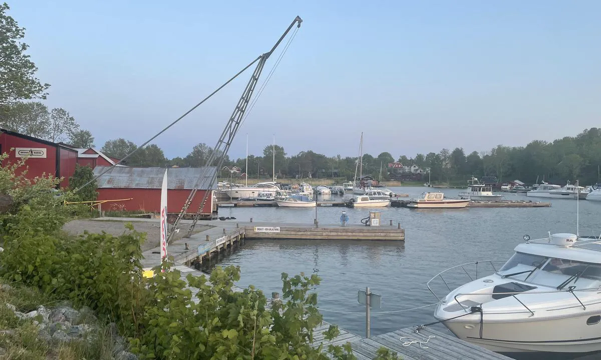 Gräddö Sjömack och Gästhamn: {"base": "en", "no": "Mastkran og avfallsinnsamling (septik).", "se": "Mastkran och avloppsvatteninsamling (septik).", "en": "Mast crane and waste water collection (septic).", "da": "Mastkran og spildevandsopsamling (septisk).", "fr": "Grue de m\u00e2t et collecte des eaux us\u00e9es (septiques).", "de": "Mastkran und Abwasserentsorgung (F\u00e4kalien)", "es": "Gr\u00faa de m\u00e1stil y recogida de aguas residuales (s\u00e9pticas).", "it": "Gru per alberi e raccolta di acque reflue (settica).", "pt": "Guindaste de mastro e recolha de \u00e1guas residuais (s\u00e9pticas).", "nl": "Mastenkraan en afvalwaterinzameling (septic).", "pl": "\u017buraw do maszt\u00f3w i odbi\u00f3r \u015bciek\u00f3w (septyczne).", "uk": "\u041a\u0440\u0430\u043d \u0434\u043b\u044f \u0449\u043e\u0433\u043b \u0442\u0430 \u0437\u0431\u0456\u0440 \u0441\u0442\u0456\u0447\u043d\u0438\u0445 \u0432\u043e\u0434 (\u0441\u0435\u043f\u0442\u0438\u043a).", "ro": "Macara pentru catarg \u0219i colectare a apelor reziduale (fos\u0103 septic\u0103).", "tr": "Direk vinci ve at\u0131k su toplama (septik).", "el": "\u0393\u03b5\u03c1\u03b1\u03bd\u03cc\u03c2 \u03b9\u03c3\u03c4\u03ce\u03bd \u03ba\u03b1\u03b9 \u03c3\u03c5\u03bb\u03bb\u03bf\u03b3\u03ae \u03bb\u03c5\u03bc\u03ac\u03c4\u03c9\u03bd (\u03c3\u03b7\u03c0\u03c4\u03b9\u03ba\u03cc).", "cs": "Je\u0159\u00e1b na st\u011b\u017en\u011b a sb\u011br odpadn\u00edch vod (septik).", "hu": "\u00c1rbocdaru \u00e9s szennyv\u00edzgy\u0171jt\u00e9s (szennyv\u00edz).", "fi": "Mastonnosturi ja j\u00e4teveden ker\u00e4ys (saneeraus).", "bg": "\u041a\u0440\u0430\u043d \u0437\u0430 \u043c\u0430\u0447\u0442\u0438 \u0438 \u0441\u044a\u0431\u0438\u0440\u0430\u043d\u0435 \u043d\u0430 \u043e\u0442\u043f\u0430\u0434\u044a\u0447\u043d\u0438 \u0432\u043e\u0434\u0438 (\u0441\u0435\u043f\u0442\u0438\u0447\u043d\u0430 \u0441\u0438\u0441\u0442\u0435\u043c\u0430).", "sr": "Dizalica za jarbole i prikupljanje otpadnih voda (septi\u010dki).", "et": "Mastikraana ja reovee kogumine (septik).", "lv": "Masta celtnis un notek\u016bde\u0146u sav\u0101k\u0161ana (septiska)", "lt": "Stieb\u0173 kranas ir kanalizacijos vandens surinkimas (septikas)."}