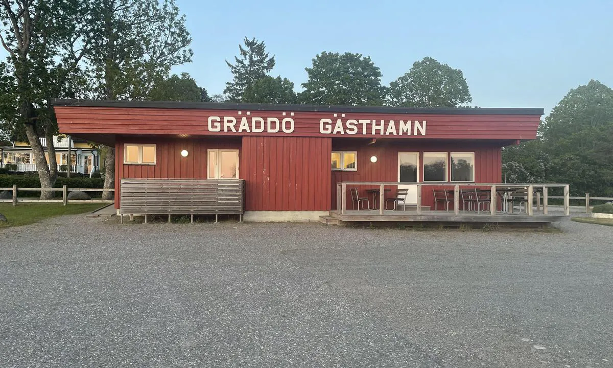 Gräddö Sjömack och Gästhamn: {"base": "en", "no": "Dusjer, sauna. Vaskeri og toaletter p\u00e5 den andre siden av denne bygningen.", "se": "Dusch, bastu. Tv\u00e4ttstuga och toaletter p\u00e5 andra sidan av denna byggnad.", "en": "Showers, sauna. Laundry and toilets on the other side of this building.", "da": "Brusere, sauna. Vaskerum og toiletter p\u00e5 den anden side af denne bygning.", "fr": "Douches, sauna. Blanchisserie et toilettes de l'autre c\u00f4t\u00e9 de ce b\u00e2timent.", "de": "Duschen, Sauna. W\u00e4scherei und Toiletten auf der anderen Seite dieses Geb\u00e4udes.", "es": "Duchas, sauna. Lavander\u00eda y ba\u00f1os al otro lado de este edificio.", "it": "Docce, sauna. Lavanderia e servizi igienici dall'altro lato di questo edificio.", "pt": "Duchas, sauna. Lavanderia e sanit\u00e1rios do outro lado deste edif\u00edcio.", "nl": "Douches, sauna. Wasruimte en toiletten aan de andere kant van dit gebouw.", "pl": "Prysznice, sauna. Pralnia i toalety po drugiej stronie tego budynku.", "uk": "\u0414\u0443\u0448\u043e\u0432\u0456, \u0441\u0430\u0443\u043d\u0430. \u041f\u0440\u0430\u043b\u044c\u043d\u044f \u0442\u0430 \u0442\u0443\u0430\u043b\u0435\u0442\u0438 \u0437 \u0456\u043d\u0448\u043e\u0433\u043e \u0431\u043e\u043a\u0443 \u0446\u0456\u0454\u0457 \u0431\u0443\u0434\u0456\u0432\u043b\u0456.", "ro": "Du\u0219uri, saun\u0103. Sp\u0103l\u0103torie \u0219i toalete pe cealalt\u0103 parte a acestei cl\u0103diri.", "tr": "Du\u015flar, sauna. \u00c7ama\u015f\u0131rhane ve tuvaletler bu binan\u0131n di\u011fer taraf\u0131nda.", "el": "\u039d\u03c4\u03bf\u03c5\u03c2, \u03c3\u03ac\u03bf\u03c5\u03bd\u03b1. \u03a0\u03bb\u03c5\u03bd\u03c4\u03ae\u03c1\u03b9\u03bf \u03ba\u03b1\u03b9 \u03c4\u03bf\u03c5\u03b1\u03bb\u03ad\u03c4\u03b5\u03c2 \u03c3\u03c4\u03b7\u03bd \u03ac\u03bb\u03bb\u03b7 \u03c0\u03bb\u03b5\u03c5\u03c1\u03ac \u03b1\u03c5\u03c4\u03bf\u03cd \u03c4\u03bf\u03c5 \u03ba\u03c4\u03b9\u03c1\u03af\u03bf\u03c5.", "cs": "Sprchy, sauna. Pr\u00e1delna a toalety na druh\u00e9 stran\u011b t\u00e9to budovy.", "hu": "Zuhanyz\u00f3k, szauna. Mosoda \u00e9s WC-k az \u00e9p\u00fclet m\u00e1sik oldal\u00e1n.", "fi": "Suihkut, sauna. Pesutupa ja wc:t t\u00e4m\u00e4n rakennuksen toisella puolella.", "bg": "\u0414\u0443\u0448\u043e\u0432\u0435, \u0441\u0430\u0443\u043d\u0430. \u041f\u0435\u0440\u0430\u043b\u043d\u044f \u0438 \u0442\u043e\u0430\u043b\u0435\u0442\u043d\u0438 \u043e\u0442 \u0434\u0440\u0443\u0433\u0430\u0442\u0430 \u0441\u0442\u0440\u0430\u043d\u0430 \u043d\u0430 \u0442\u0430\u0437\u0438 \u0441\u0433\u0440\u0430\u0434\u0430.", "sr": "Tu\u0161evi, sauna. Ve\u0161eraj i toaleti su na drugoj strani ove zgrade.", "et": "Du\u0161id, saun. Pesuruum ja tualetid selle hoone teisel pool.", "lv": "Du\u0161as, sauna. Ve\u013cas mazg\u0101tava un tualetes atrodas \u0161\u012bs \u0113kas otr\u0101 pus\u0113.", "lt": "Du\u0161ai, sauna. Skalbykla ir tualetai kitoje \u0161io pastato pus\u0117je."}