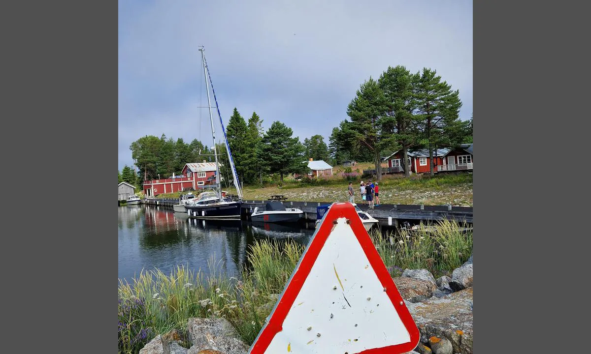 Gran: {"base": "en", "no": "Justeringen av den f\u00f8rste trekanten og treet der den andre er merket med en r\u00f8d linje.", "se": "Inriktningen \u00e4r f\u00f6rst triangeln och tr\u00e4det d\u00e4r den andra \u00e4r markerad med en r\u00f6d linje.", "en": "The alignment first triangle and the tree where the second is marked with a red line.", "da": "Justeringen f\u00f8rste trekant og tr\u00e6et, hvor det andet er markeret med en r\u00f8d linje.", "fr": "L'alignement du premier triangle et de l'arbre o\u00f9 le deuxi\u00e8me est marqu\u00e9 d'une ligne rouge.", "de": "Die Ausrichtung des ersten Dreiecks und des Baums, wo das zweite mit einer roten Linie markiert ist.", "es": "El alineamiento del primer tri\u00e1ngulo y el \u00e1rbol donde se marca el segundo con una l\u00ednea roja.", "it": "L'allineamento del primo triangolo e l'albero dove il secondo \u00e8 segnato con una linea rossa.", "pt": "O alinhamento do primeiro tri\u00e2ngulo e a \u00e1rvore onde o segundo est\u00e1 marcado com uma linha vermelha.", "nl": "De uitlijning van de eerste driehoek en de boom waar de tweede is gemarkeerd met een rode lijn.", "pl": "Wyr\u00f3wnanie pierwszego tr\u00f3jk\u0105ta i drzewa, gdzie drugi jest oznaczony czerwon\u0105 lini\u0105.", "uk": "\u0412\u0438\u0440\u0456\u0432\u043d\u044e\u0432\u0430\u043d\u043d\u044f \u043f\u0435\u0440\u0448\u043e\u0433\u043e \u0442\u0440\u0438\u043a\u0443\u0442\u043d\u0438\u043a\u0430 \u0456 \u0434\u0435\u0440\u0435\u0432\u0430, \u0434\u0435 \u0434\u0440\u0443\u0433\u0438\u0439 \u043f\u043e\u0437\u043d\u0430\u0447\u0435\u043d\u0438\u0439 \u0447\u0435\u0440\u0432\u043e\u043d\u043e\u044e \u043b\u0456\u043d\u0456\u0454\u044e.", "ro": "Aliniamentul primului triunghi \u0219i copacul unde este marcat al doilea cu o linie ro\u0219ie.", "tr": "Hizalama ilk \u00fc\u00e7genle ve ikinci \u00fc\u00e7genin i\u015faretlendi\u011fi a\u011fa\u00e7 k\u0131rm\u0131z\u0131 bir \u00e7izgiyle i\u015faretlenmi\u015ftir.", "el": "\u0397 \u03b5\u03c5\u03b8\u03c5\u03b3\u03c1\u03ac\u03bc\u03bc\u03b9\u03c3\u03b7 \u03c0\u03c1\u03ce\u03c4\u03bf \u03c4\u03c1\u03af\u03b3\u03c9\u03bd\u03bf \u03ba\u03b1\u03b9 \u03c4\u03bf \u03b4\u03ad\u03bd\u03c4\u03c1\u03bf \u03cc\u03c0\u03bf\u03c5 \u03c4\u03bf \u03b4\u03b5\u03cd\u03c4\u03b5\u03c1\u03bf \u03b5\u03af\u03bd\u03b1\u03b9 \u03c3\u03b7\u03bc\u03b5\u03b9\u03c9\u03bc\u03ad\u03bd\u03bf \u03bc\u03b5 \u03ba\u03cc\u03ba\u03ba\u03b9\u03bd\u03b7 \u03b3\u03c1\u03b1\u03bc\u03bc\u03ae.", "cs": "Zarovn\u00e1n\u00ed prvn\u00edho troj\u00faheln\u00edku a stromu, kde je druh\u00fd ozna\u010den \u010dervenou lini\u00ed.", "hu": "Az els\u0151 h\u00e1romsz\u00f6g \u00e9s a m\u00e1sodik, amely egy piros vonallal van jel\u00f6lve, \u00f6sszehangol\u00e1sa a fa.", "fi": "Linjaus ensin kolmio ja puu, jossa toinen on merkitty punaisella viivalla.", "bg": "\u041f\u043e\u0434\u0440\u0430\u0432\u043d\u044f\u0432\u0430\u043d\u0435\u0442\u043e \u043d\u0430 \u043f\u044a\u0440\u0432\u0438\u044f \u0442\u0440\u0438\u044a\u0433\u044a\u043b\u043d\u0438\u043a \u0438 \u0434\u044a\u0440\u0432\u043e\u0442\u043e, \u043a\u044a\u0434\u0435\u0442\u043e \u0435 \u043e\u0442\u0431\u0435\u043b\u044f\u0437\u0430\u043d \u0432\u0442\u043e\u0440\u0438\u044f\u0442, \u0435 \u043c\u0430\u0440\u043a\u0438\u0440\u0430\u043d\u043e \u0441 \u0447\u0435\u0440\u0432\u0435\u043d\u0430 \u043b\u0438\u043d\u0438\u044f.", "sr": "Poravnanje prvog trougla i drveta gde je drugi ozna\u010den crvenom linijom.", "et": "Joondamine esimese kolmnurga ja puuga, kus teine on t\u00e4histatud punase joonega.", "lv": "Saska\u0146ojums pirmais tr\u012bsst\u016bris un koks, kur otrais ir atz\u012bm\u0113ts ar sarkanu l\u012bniju.", "lt": "Pirmojo trikampio ir med\u017eio, kur \u017eymimas antrasis, linija pa\u017eym\u0117ta raudona linija."}