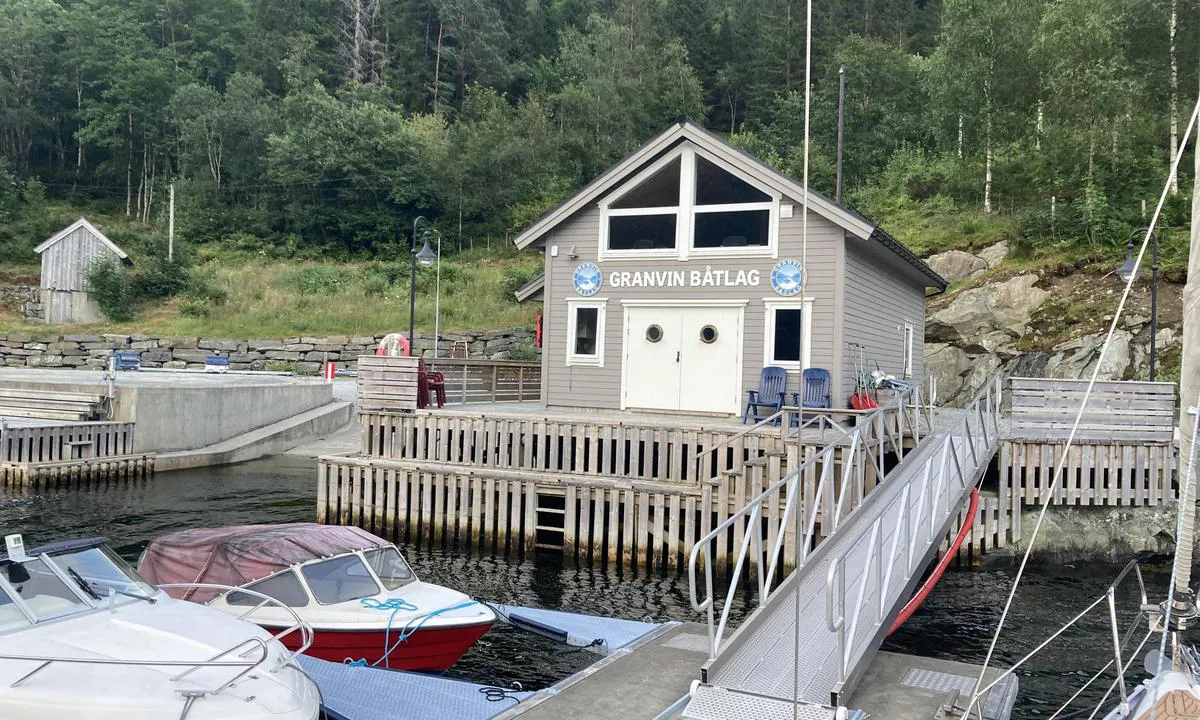 Granvin gjestehamn, Granvin båtlag : {"base": "no", "no": "Enkel  gjestehavn med str\u00f8m, vann, wifi, toalett vaskemaskin, dusj og toalett. \r\n10-15 min spasertur i rolig tempo til butikk, badestrand m.m, Ingen bakker.", "se": "Enkel g\u00e4sthamn med el, vatten, wifi, tv\u00e4ttmaskin, dusch och toalett. 10-15 minuters promenad i lugn takt till aff\u00e4r, badstrand m.m, Inga backar.", "en": "Simple guest harbor with electricity, water, wifi, toilet, washing machine, shower, and toilet.<br>10-15 minutes walk at a leisurely pace to a store, beach, etc. No hills.", "da": "Enkel <i>g\u00e6stehavn</i> med str\u00f8m, vand, wifi, toilet, vaskemaskine, bruser og toilet. 10-15 min spadseretur i roligt tempo til butik, badestrand m.m. Ingen bakker.", "fr": "Port de plaisance simple avec \u00e9lectricit\u00e9, eau, wifi, toilettes, machine \u00e0 laver, douche et toilettes.<br>10 \u00e0 15 minutes de marche \u00e0 un rythme tranquille jusqu'au magasin, plage, etc. Aucune colline.", "de": "Einfacher G\u00e4stehafen mit Strom, Wasser, WLAN, Waschmaschine, Dusche und Toilette. 10-15 Minuten Spaziergang in ruhigem Tempo zum Gesch\u00e4ft, Strand usw. Keine H\u00fcgel.", "es": "Puerto deportivo sencillo con electricidad, agua, wifi, lavabo, lavadora, ducha y aseo. <br> Caminata de 10-15 minutos a paso tranquilo hasta la tienda, playa para ba\u00f1arse, etc. Sin pendientes.", "it": "Semplice porto turistico con elettricit\u00e0, acqua, wifi, lavatrice, doccia e toilette. <br>10-15 minuti a piedi a ritmo tranquillo per negozio, spiaggia, ecc. Nessuna salita.", "pt": "Simples marina para visitantes com eletricidade, \u00e1gua, wifi, lavat\u00f3rio, chuveiro e banheiro. <br> 10-15 minutos a p\u00e9, em ritmo tranquilo, at\u00e9 lojas, praia, etc. <br> Sem morros.", "nl": "Eenvoudige jachthaven met stroom, water, wifi, toilet, wasmachine, douche en toilet. 10-15 minuten wandelen op een rustig tempo naar winkel, strand, enz. Geen heuvels.", "pl": "Prosta przysta\u0144 dla go\u015bci z dost\u0119pem do pr\u0105du, wody, wifi, pralki, prysznica i toalety. 10-15 minut spacerem w spokojnym tempie do sklepu, pla\u017cy itp. Bez wzniesie\u0144.", "uk": "\u041f\u0440\u043e\u0441\u0442\u0438\u0439 \u0433\u043e\u0441\u0442\u044c\u043e\u0432\u0438\u0439 \u043f\u043e\u0440\u0442 \u0437 \u0435\u043b\u0435\u043a\u0442\u0440\u0438\u043a\u043e\u044e, \u0432\u043e\u0434\u043e\u044e, Wi-Fi, \u0442\u0443\u0430\u043b\u0435\u0442\u043e\u043c, \u043f\u0440\u0430\u043b\u044c\u043d\u043e\u044e \u043c\u0430\u0448\u0438\u043d\u043e\u044e, \u0434\u0443\u0448\u0435\u043c \u0456 \u0442\u0443\u0430\u043b\u0435\u0442\u043e\u043c. 10-15 \u0445\u0432\u0438\u043b\u0438\u043d \u043f\u0440\u043e\u0433\u0443\u043b\u044f\u043d\u043a\u0438 \u0432 \u0441\u043f\u043e\u043a\u0456\u0439\u043d\u043e\u043c\u0443 \u0442\u0435\u043c\u043f\u0456 \u0434\u043e \u043c\u0430\u0433\u0430\u0437\u0438\u043d\u0443, \u043f\u043b\u044f\u0436\u0443 \u0456 \u0442. \u0434. \u0411\u0435\u0437 \u043f\u0430\u0433\u043e\u0440\u0431\u0456\u0432.", "ro": "Port de agrement simplu cu electricitate, ap\u0103, wifi, toalet\u0103, ma\u0219in\u0103 de sp\u0103lat, du\u0219 \u0219i toalet\u0103. <br>10-15 minute de mers pe jos \u00eentr-un ritm relaxat p\u00e2n\u0103 la magazin, plaj\u0103 pentru \u00eenot etc. F\u0103r\u0103 pante.", "tr": "Basit misafir liman\u0131, elektrik, su, wifi, tuvalet, \u00e7ama\u015f\u0131r makinesi, du\u015f ve tuvalet bulunmaktad\u0131r.<br>Ma\u011faza, plaj vb. yerlere sakin bir y\u00fcr\u00fcy\u00fc\u015fle 10-15 dakika uzakl\u0131kta, yoku\u015fsuz.", "el": "\u0391\u03c0\u03bb\u03ae \u03bc\u03b1\u03c1\u03af\u03bd\u03b1 \u03c6\u03b9\u03bb\u03bf\u03be\u03b5\u03bd\u03af\u03b1\u03c2 \u03bc\u03b5 \u03c1\u03b5\u03cd\u03bc\u03b1, \u03bd\u03b5\u03c1\u03cc, wifi, \u03c0\u03bb\u03c5\u03bd\u03c4\u03ae\u03c1\u03b9\u03bf, \u03bd\u03c4\u03bf\u03c5\u03c2 \u03ba\u03b1\u03b9 \u03c4\u03bf\u03c5\u03b1\u03bb\u03ad\u03c4\u03b1. <br> 10-15 \u03bb\u03b5\u03c0\u03c4\u03ac \u03bc\u03b5 \u03c4\u03b1 \u03c0\u03cc\u03b4\u03b9\u03b1 \u03bc\u03b5 \u03ae\u03c1\u03b5\u03bc\u03bf \u03c1\u03c5\u03b8\u03bc\u03cc \u03c0\u03c1\u03bf\u03c2 \u03c4\u03bf \u03ba\u03b1\u03c4\u03ac\u03c3\u03c4\u03b7\u03bc\u03b1, \u03c4\u03b7\u03bd \u03c0\u03b1\u03c1\u03b1\u03bb\u03af\u03b1 \u03ba\u03bf\u03bb\u03cd\u03bc\u03b2\u03b7\u03c3\u03b7\u03c2 \u03ba.\u03b1. <br> \u03a7\u03c9\u03c1\u03af\u03c2 \u03b1\u03bd\u03b7\u03c6\u03cc\u03c1\u03b5\u03c2.", "cs": "Jednoduch\u00fd p\u0159\u00edstav pro hosty s elekt\u0159inou, vodou, wifi, toaletou, pra\u010dkou, sprchou a toaletou. 10-15 minut ch\u016fze v klidn\u00e9m tempu k obchodu, pl\u00e1\u017ei atd., \u017e\u00e1dn\u00e9 kopce.", "hu": "Egyszer\u0171 vend\u00e9gkik\u00f6t\u0151 \u00e1rammal, v\u00edzzel, wifi-vel, mos\u00f3- \u00e9s zuhanyz\u00f3val, valamint WC-vel. 10-15 perc s\u00e9ta nyugodt temp\u00f3ban az \u00fczlethez, strandhoz stb. Semmilyen emelked\u0151 nincs.", "fi": "Yksinkertainen vierasvenesatama, jossa on s\u00e4hk\u00f6\u00e4, vett\u00e4, wifi, wc, pesukone, suihku ja wc. 10-15 min k\u00e4vely rauhalliseen tahtiin kaupalle, uimarannalle ym., Ei m\u00e4ki\u00e4.", "bg": "\u041f\u0440\u043e\u0441\u0442\u0438\u0447\u043a\u043e \u0433\u043e\u0441\u0442\u043e\u043f\u0440\u0438\u0435\u043c\u043d\u043e \u043f\u0440\u0438\u0441\u0442\u0430\u043d\u0438\u0449\u0435 \u0441 \u0435\u043b\u0435\u043a\u0442\u0440\u0438\u0447\u0435\u0441\u0442\u0432\u043e, \u0432\u043e\u0434\u0430, wifi, \u043f\u0435\u0440\u0430\u043b\u043d\u044f, \u0434\u0443\u0448 \u0438 \u0442\u043e\u0430\u043b\u0435\u0442\u043d\u0430. 10-15 \u043c\u0438\u043d\u0443\u0442\u0438 \u043f\u0435\u0448\u0430 \u0432 \u0441\u043f\u043e\u043a\u043e\u0439\u043d\u043e \u0442\u0435\u043c\u043f\u043e \u0434\u043e \u043c\u0430\u0433\u0430\u0437\u0438\u043d, \u043f\u043b\u0430\u0436 \u0438 \u0442.\u043d. \u041d\u044f\u043c\u0430 \u0441\u043a\u043b\u043e\u043d\u043e\u0432\u0435.", "sr": "Jednostavna gostinska luka sa strujom, vodom, WiFi-je, WC-om, ma\u0161inom za pranje ve\u0161a, tu\u0161em i WC-om. 10-15 minuta \u0161etnje laganim tempom do prodavnice, pla\u017ee itd. Nema uspona.", "et": "Lihtne k\u00fclalissadam elektri, vee, wifi, tualeti, pesumasina, du\u0161i ja tualetiga. 10-15 minutit rahulikku jalutusk\u00e4iku poeni, supelrannani jms. Pole m\u00e4gesid.", "lv": "Vienk\u0101r\u0161a viesu osta ar elektr\u012bbu, \u016bdeni, wifi, tualeti, ve\u013casma\u0161\u012bnu, du\u0161u un tualeti. 10-15 min\u016b\u0161u g\u0101jiens nesteidz\u012bg\u0101 temp\u0101 l\u012bdz veikalam, peldvietai u.c. Nav kalnu.", "lt": "Paprastas sve\u010di\u0173 uostas su elektra, vandeniu, wifi, tualetu, skalbimo ma\u0161ina, du\u0161u ir tualetu. 10-15 min. ramus pasivaik\u0161\u010diojimas iki parduotuv\u0117s, papl\u016bdimio ir kt. Be \u012fkalni\u0173."}