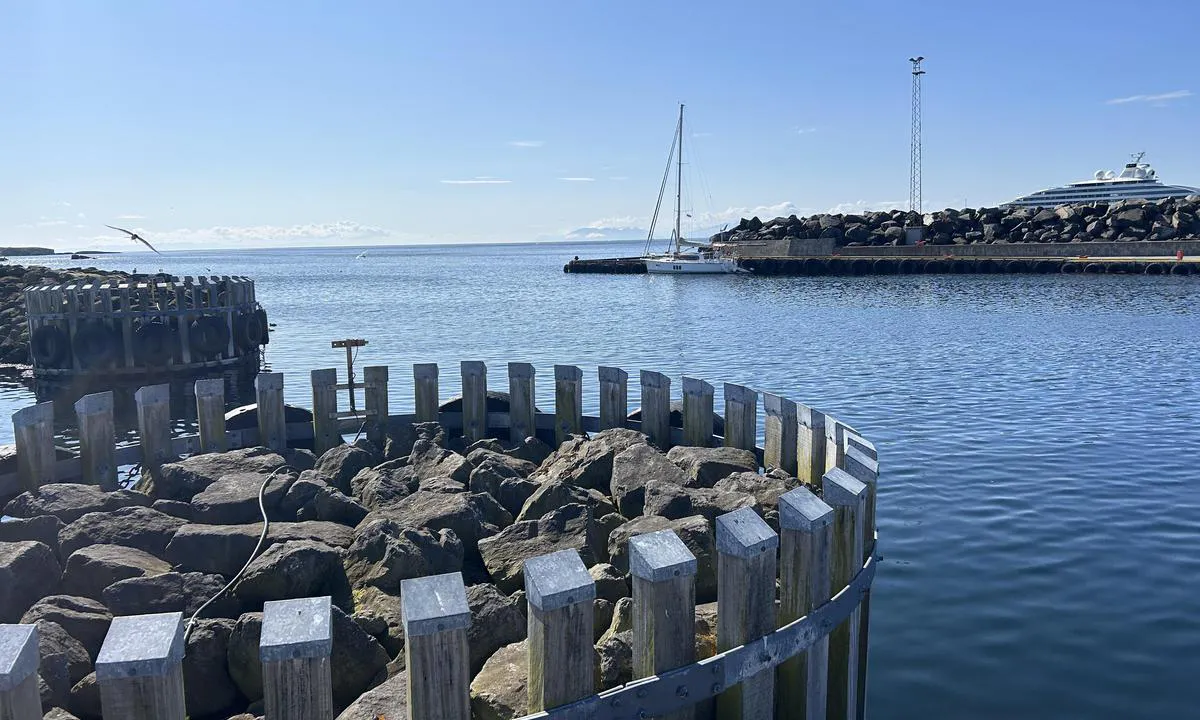Grimsey: {"base": "en", "no": "Ytre havn med sikker fort\u00f8yning. Ikke g\u00e5 lenger mot h\u00f8yre, da dette omr\u00e5det vil bli fullt brukt for ferja til \u00e5 snu (rundt middag hver dag).", "se": "Yttre hamn med s\u00e4ker f\u00f6rt\u00f6jning. G\u00e5 inte l\u00e4ngre \u00e5t h\u00f6ger, eftersom detta utrymme kommer att anv\u00e4ndas fullt ut f\u00f6r f\u00e4rjan att v\u00e4nda (runt middagstid varje dag).", "en": "Outer harbour with save mooring. Don't go further to the right, as this space will be fully used for the ferry to turn around (around noon every day).", "da": "Yderhavn med sikker fort\u00f8jning. G\u00e5 ikke l\u00e6ngere til h\u00f8jre, da denne plads vil blive fuldt udnyttet af f\u00e6rgen til at vende (omkring middag hver dag).", "fr": "Port ext\u00e9rieur avec mouillage s\u00fbr. Ne continuez pas plus \u00e0 droite, car cet espace est enti\u00e8rement utilis\u00e9 pour la man\u0153uvre du ferry (tous les jours vers midi).", "de": "\u00c4u\u00dferer Hafen mit sicheren Liegepl\u00e4tzen. Gehen Sie nicht weiter nach rechts, da dieser Raum f\u00fcr das Wenden der F\u00e4hre vollst\u00e4ndig genutzt wird (jeden Tag um die Mittagszeit).", "es": "Puerto exterior con amarre seguro. No se desplace m\u00e1s a la derecha, ya que este espacio se utilizar\u00e1 completamente para que el ferry d\u00e9 la vuelta (alrededor del mediod\u00eda todos los d\u00edas).", "it": "Porto esterno con ormeggio sicuro. Non andare oltre sulla destra, poich\u00e9 questo spazio verr\u00e0 completamente utilizzato dal traghetto per girarsi (ogni giorno intorno a mezzogiorno).", "pt": "Porto exterior com ancoradouro seguro. N\u00e3o avance mais para a direita, pois este espa\u00e7o ser\u00e1 totalmente utilizado pelo ferry para manobrar (por volta do meio-dia todos os dias).", "nl": "Buitenhaven met veilige aanleg. Ga niet verder naar rechts, omdat deze ruimte volledig wordt gebruikt voor het veer om te keren (rond het middaguur elke dag).", "pl": "Zewn\u0119trzny port z bezpiecznym cumowaniem. Nie p\u0142yn\u0105\u0107 dalej w prawo, poniewa\u017c przestrze\u0144 ta b\u0119dzie w pe\u0142ni wykorzystywana dla promu, aby zawr\u00f3ci\u0107 (codziennie oko\u0142o po\u0142udnia).", "uk": "\u0417\u043e\u0432\u043d\u0456\u0448\u043d\u044f \u0433\u0430\u0432\u0430\u043d\u044c \u0437 \u0431\u0435\u0437\u043f\u0435\u0447\u043d\u0438\u043c \u043f\u0440\u0438\u0447\u0430\u043b\u043e\u043c. \u041d\u0435 \u0437\u0430\u0445\u043e\u0434\u044c\u0442\u0435 \u0434\u0430\u043b\u0456 \u043f\u0440\u0430\u0432\u043e\u0440\u0443\u0447, \u043e\u0441\u043a\u0456\u043b\u044c\u043a\u0438 \u0446\u0435\u0439 \u043f\u0440\u043e\u0441\u0442\u0456\u0440 \u043f\u043e\u0432\u043d\u0456\u0441\u0442\u044e \u0432\u0438\u043a\u043e\u0440\u0438\u0441\u0442\u043e\u0432\u0443\u0454\u0442\u044c\u0441\u044f \u0434\u043b\u044f \u0440\u043e\u0437\u0432\u043e\u0440\u043e\u0442\u0443 \u043f\u043e\u0440\u043e\u043c\u0430 (\u0431\u043b\u0438\u0437\u044c\u043a\u043e \u043f\u043e\u043b\u0443\u0434\u043d\u044f \u043a\u043e\u0436\u043d\u043e\u0433\u043e \u0434\u043d\u044f).", "ro": "Port exterior cu acostare sigur\u0103. Nu merge\u021bi mai departe spre dreapta, deoarece acest spa\u021biu va fi folosit \u00een \u00eentregime pentru ca feribotul s\u0103 se \u00eentoarc\u0103 (\u00een jurul pr\u00e2nzului \u00een fiecare zi).", "tr": "D\u0131\u015f liman, g\u00fcvenli ba\u011flama ile. Daha sa\u011fa gitmeyin, \u00e7\u00fcnk\u00fc bu alan her g\u00fcn \u00f6\u011fle saatlerinde feribotun d\u00f6nmesi i\u00e7in tamamen kullan\u0131lacak.", "el": "\u0395\u03be\u03c9\u03c4\u03b5\u03c1\u03b9\u03ba\u03cc \u03bb\u03b9\u03bc\u03ac\u03bd\u03b9 \u03bc\u03b5 \u03b1\u03c3\u03c6\u03b1\u03bb\u03ad\u03c2 \u03b1\u03b3\u03ba\u03c5\u03c1\u03bf\u03b2\u03cc\u03bb\u03b9\u03bf. \u039c\u03b7\u03bd \u03c0\u03ac\u03c4\u03b5 \u03c0\u03b9\u03bf \u03b4\u03b5\u03be\u03b9\u03ac, \u03ba\u03b1\u03b8\u03ce\u03c2 \u03b1\u03c5\u03c4\u03cc\u03c2 \u03bf \u03c7\u03ce\u03c1\u03bf\u03c2 \u03b8\u03b1 \u03c7\u03c1\u03b7\u03c3\u03b9\u03bc\u03bf\u03c0\u03bf\u03b9\u03b5\u03af\u03c4\u03b1\u03b9 \u03c0\u03bb\u03ae\u03c1\u03c9\u03c2 \u03b1\u03c0\u03cc \u03c4\u03bf \u03c6\u03ad\u03c1\u03b9 \u03b3\u03b9\u03b1 \u03bd\u03b1 \u03ba\u03ac\u03bd\u03b5\u03b9 \u03b1\u03bd\u03b1\u03c3\u03c4\u03c1\u03bf\u03c6\u03ae (\u03c0\u03b5\u03c1\u03af\u03c0\u03bf\u03c5 \u03c4\u03bf \u03bc\u03b5\u03c3\u03b7\u03bc\u03ad\u03c1\u03b9 \u03ba\u03ac\u03b8\u03b5 \u03bc\u03ad\u03c1\u03b1).", "cs": "Vn\u011bj\u0161\u00ed p\u0159\u00edstav s bezpe\u010dn\u00fdm kotven\u00edm. Nepokra\u010dujte d\u00e1le doprava, proto\u017ee tento prostor bude zcela vyu\u017eit pro oto\u010den\u00ed trajektu (ka\u017ed\u00fd den kolem poledne).", "hu": "K\u00fcls\u0151 kik\u00f6t\u0151 biztons\u00e1gos kik\u00f6t\u00e9ssel. Ne menj tov\u00e1bb jobbra, mivel ezt a ter\u00fcletet teljes eg\u00e9sz\u00e9ben a komp megfordul\u00e1s\u00e1ra haszn\u00e1lj\u00e1k (minden nap d\u00e9l k\u00f6r\u00fcl).", "fi": "Ulkosatama turvallisella kiinnittymispaikalla. \u00c4l\u00e4 mene pidemm\u00e4lle oikealle, koska t\u00e4m\u00e4 tila k\u00e4ytet\u00e4\u00e4n kokonaan lautan k\u00e4\u00e4ntymiseen (noin keskip\u00e4iv\u00e4ll\u00e4 joka p\u00e4iv\u00e4).", "bg": "\u0412\u044a\u043d\u0448\u043d\u043e \u043f\u0440\u0438\u0441\u0442\u0430\u043d\u0438\u0449\u0435 \u0441 \u0431\u0435\u0437\u043e\u043f\u0430\u0441\u043d\u043e \u0430\u043a\u043e\u0441\u0442\u0438\u0440\u0430\u043d\u0435. \u041d\u0435 \u043f\u0440\u043e\u0434\u044a\u043b\u0436\u0430\u0432\u0430\u0439\u0442\u0435 \u043f\u043e-\u043d\u0430\u0442\u0430\u0442\u044a\u043a \u043d\u0430\u0434\u044f\u0441\u043d\u043e, \u0442\u044a\u0439 \u043a\u0430\u0442\u043e \u0442\u043e\u0432\u0430 \u043f\u0440\u043e\u0441\u0442\u0440\u0430\u043d\u0441\u0442\u0432\u043e \u0449\u0435 \u0431\u044a\u0434\u0435 \u0438\u0437\u0446\u044f\u043b\u043e \u0438\u0437\u043f\u043e\u043b\u0437\u0432\u0430\u043d\u043e \u0437\u0430 \u043e\u0431\u0440\u044a\u0449\u0430\u043d\u0435 \u043d\u0430 \u0444\u0435\u0440\u0438\u0431\u043e\u0442\u0430 (\u043e\u043a\u043e\u043b\u043e \u043e\u0431\u044f\u0434 \u0432\u0441\u0435\u043a\u0438 \u0434\u0435\u043d).", "sr": "Spolja\u0161nja luka sa sigurnim privezom. Ne idite dalje desno, jer \u0107e taj prostor biti u potpunosti iskori\u0161\u0107en za okretanje trajekta (svaki dan oko podneva).", "et": "V\u00e4line sadam koos turvalise sildumiskohaga. \u00c4ra mine paremale, kuna seda ala kasutatakse t\u00e4ies ulatuses praami \u00fcmberp\u00f6\u00f6ramiseks (iga p\u00e4ev l\u00f5una paiku).", "lv": "\u0100r\u0113j\u0101 osta ar dro\u0161u pietauvo\u0161anos. Nevirzieties t\u0101l\u0101k pa labi, jo \u0161\u012b telpa tiks piln\u012bb\u0101 izmantota pr\u0101mja apgrie\u0161anai (katru dienu ap pusdienlaiku).", "lt": "I\u0161orin\u0117 prieplauka su saugiu prisi\u0161vartavimu. Nesikelk toliau \u012f de\u0161in\u0119, nes \u0161i\u0105 erdv\u0119 kasdien apie pietus visi\u0161kai naudos keltui apsisukti."}