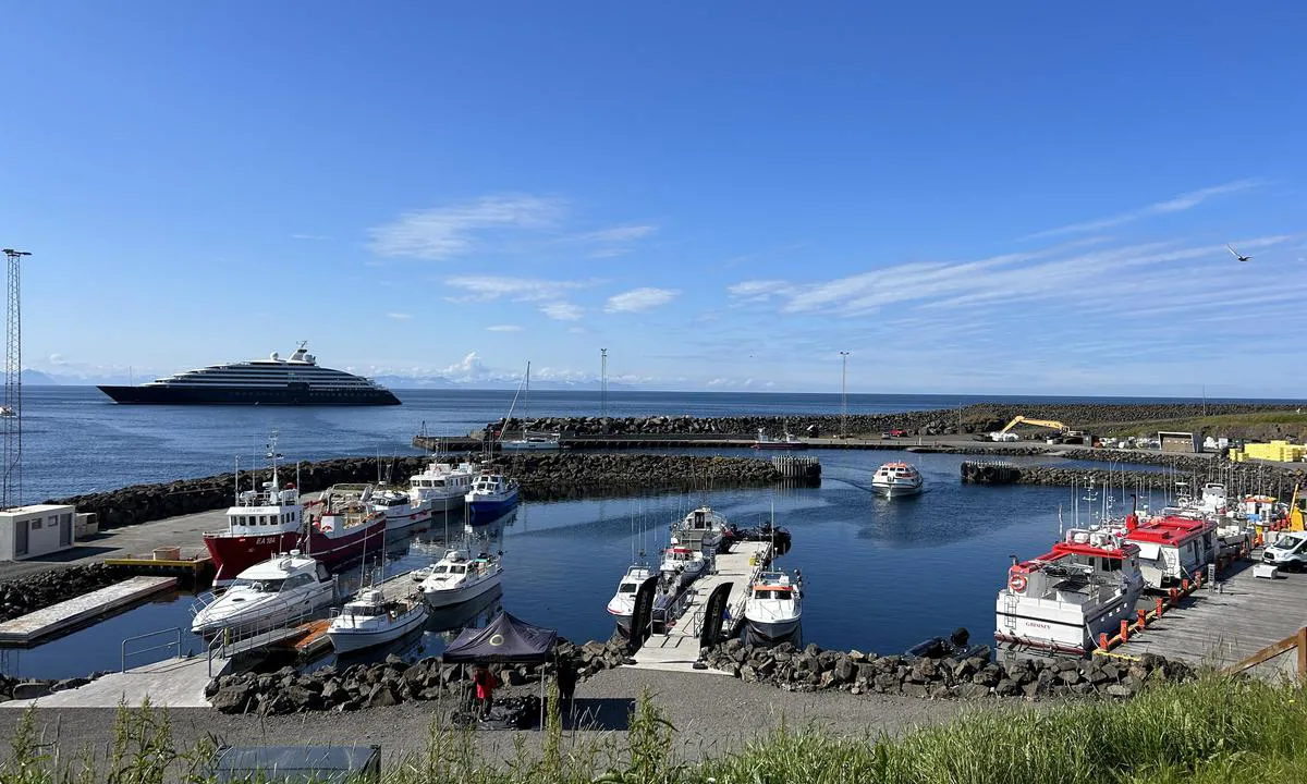 Grimsey: {"base": "en", "no": "Indre havn med flytebrygger for sm\u00e5 fiskefart\u00f8y og tenderb\u00e5ter fra cruiseskip.", "se": "Inre hamn med flytande bryggor f\u00f6r sm\u00e5 fiskefartyg och kryssningsfartygs tenderb\u00e5tar.", "en": "Inner harbour with floating docks for small fishing vessels and cruise ship tenders.", "da": "Inderhavn med flydebroer til sm\u00e5 fiskefart\u00f8jer og krydstogtskibs tenderb\u00e5de.", "fr": "Port int\u00e9rieur avec quais flottants pour petits bateaux de p\u00eache et annexes des navires de croisi\u00e8re.", "de": "Innerer Hafen mit Schwimmstegen f\u00fcr kleine Fischereifahrzeuge und Kreuzfahrtschiff-Beiboote.", "es": "Puerto interior con muelles flotantes para peque\u00f1as embarcaciones de pesca y lanchas de cruceros.", "it": "Porto interno con banchine galleggianti per piccole imbarcazioni da pesca e tender delle navi da crociera.", "pt": "Porto interno com docas flutuantes para pequenas embarca\u00e7\u00f5es de pesca e tenders de navios de cruzeiro.", "nl": "Binnenhaven met drijvende steigers voor kleine vissersvaartuigen en tenderboten voor cruiseschepen.", "pl": "Wewn\u0119trzny port z p\u0142ywaj\u0105cymi pomostami dla ma\u0142ych jednostek rybackich i \u0142odzi turystycznych.", "uk": "\u0412\u043d\u0443\u0442\u0440\u0456\u0448\u043d\u044f \u0433\u0430\u0432\u0430\u043d\u044c \u0456\u0437 \u043f\u043b\u0430\u0432\u0430\u044e\u0447\u0438\u043c\u0438 \u043f\u0440\u0438\u0447\u0430\u043b\u0430\u043c\u0438 \u0434\u043b\u044f \u043c\u0430\u043b\u0438\u0445 \u0440\u0438\u0431\u0430\u043b\u044c\u0441\u044c\u043a\u0438\u0445 \u0441\u0443\u0434\u0435\u043d \u0442\u0430 \u0442\u0435\u043d\u0434\u0435\u0440\u0456\u0432 \u043a\u0440\u0443\u0457\u0437\u043d\u0438\u0445 \u0441\u0443\u0434\u0435\u043d.", "ro": "Port interior cu pontoane plutitoare pentru vase mici de pescuit \u0219i ambarca\u021biuni de croazier\u0103.", "tr": "\u0130\u00e7 liman, k\u00fc\u00e7\u00fck bal\u0131k\u00e7\u0131 tekneleri ve kruvaziyer gemi tend\u0131rlar\u0131 i\u00e7in y\u00fczer iskelelerle donat\u0131lm\u0131\u015ft\u0131r.", "el": "\u0395\u03c3\u03c9\u03c4\u03b5\u03c1\u03b9\u03ba\u03cc \u03bb\u03b9\u03bc\u03ac\u03bd\u03b9 \u03bc\u03b5 \u03c0\u03bb\u03c9\u03c4\u03ad\u03c2 \u03b1\u03c0\u03bf\u03b2\u03ac\u03b8\u03c1\u03b5\u03c2 \u03b3\u03b9\u03b1 \u03bc\u03b9\u03ba\u03c1\u03ac \u03b1\u03bb\u03b9\u03b5\u03c5\u03c4\u03b9\u03ba\u03ac \u03c3\u03ba\u03ac\u03c6\u03b7 \u03ba\u03b1\u03b9 \u03b2\u03bf\u03b7\u03b8\u03b7\u03c4\u03b9\u03ba\u03ac \u03c3\u03ba\u03ac\u03c6\u03b7 \u03ba\u03c1\u03bf\u03c5\u03b1\u03b6\u03b9\u03b5\u03c1\u03cc\u03c0\u03bb\u03bf\u03b9\u03c9\u03bd.", "cs": "Vnit\u0159n\u00ed p\u0159\u00edstav s plovouc\u00edmi moly pro mal\u00e9 ryb\u00e1\u0159sk\u00e9 lod\u011b a tendry v\u00fdletn\u00edch lod\u00ed.", "hu": "Bels\u0151 kik\u00f6t\u0151 \u00fasz\u00f3 m\u00f3l\u00f3kkal kis hal\u00e1szhaj\u00f3k \u00e9s tengerj\u00e1r\u00f3 haj\u00f3k tendercs\u00f3nakjai sz\u00e1m\u00e1ra.", "fi": "Sis\u00e4satama, jossa on kelluvia laitureita pienille kalastusaluksille ja risteilyalusten tenderiveneille.", "bg": "\u0412\u044a\u0442\u0440\u0435\u0448\u043d\u043e \u043f\u0440\u0438\u0441\u0442\u0430\u043d\u0438\u0449\u0435 \u0441 \u043f\u043b\u0430\u0432\u0430\u0449\u0438 \u043a\u0435\u0439\u043e\u0432\u0435 \u0437\u0430 \u043c\u0430\u043b\u043a\u0438 \u0440\u0438\u0431\u043e\u043b\u043e\u0432\u043d\u0438 \u0441\u044a\u0434\u043e\u0432\u0435 \u0438 \u0441\u043e\u0432\u0430\u043b\u043a\u0438 \u043d\u0430 \u043a\u0440\u0443\u0438\u0437\u043d\u0438 \u043a\u043e\u0440\u0430\u0431\u0438.", "sr": "Unutra\u0161nja luka sa plutaju\u0107im dokovima za male ribarske brodove i \u010damce za krstarenje.", "et": "Sisemine sadam ujuvkaidega v\u00e4ikestele kalalaevadele ja kruiisilaevade tenderitele.", "lv": "Iek\u0161\u0113j\u0101 osta ar peldo\u0161\u0101m piest\u0101tn\u0113m mazajiem zvejas ku\u0123iem un kru\u012bza ku\u0123u tendriem.", "lt": "Vidinis uostas su plaukiojan\u010diais dokais ma\u017eiems \u017evejybos laivams ir kruizini\u0173 laiv\u0173 kateriams."}