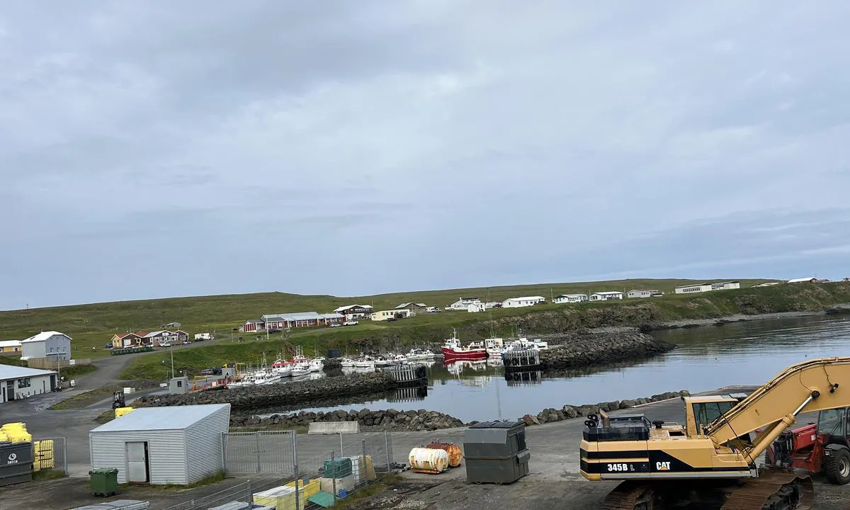 Grimsey: {"base": "en", "no": "Indre havn. Havnemesterens skur p\u00e5 venstre side av fiskeb\u00e5tene.", "se": "Inre hamn. Hamnm\u00e4stares skjulet till v\u00e4nster om fiskeb\u00e5tarna.", "en": "Inner harbour. Harbour mastes shed on the left of the fishing boats.", "da": "Inderhavn. Havnemaster skur p\u00e5 venstre side af fiskerb\u00e5dene.", "fr": "Port int\u00e9rieur. Abri du ma\u00eetre de port sur la gauche des bateaux de p\u00eache.", "de": "Innerer Hafen. Hafenmeister-Schuppen auf der linken Seite der Fischerboote.", "es": "Puerto interior. La caseta del maestro de puerto est\u00e1 a la izquierda de los barcos de pesca.", "it": "Porto interno. Capannone del maestro del porto a sinistra delle barche da pesca.", "pt": "Porto interno. Abrigo do mestre do porto \u00e0 esquerda dos barcos de pesca.", "nl": "Binnenhaven. Havenvestiging links van de vissersboten.", "pl": "Wewn\u0119trzny port. Pomieszczenie bosmana portowego po lewej stronie \u0142odzi rybackich.", "uk": "\u0412\u043d\u0443\u0442\u0440\u0456\u0448\u043d\u044f \u0433\u0430\u0432\u0430\u043d\u044c. \u041d\u0430\u0432\u0456\u0441 \u0433\u0430\u0432\u0430\u0440\u0442\u043e\u0432\u043e\u0433\u043e \u043c\u0430\u0439\u0441\u0442\u0440\u0430 \u043b\u0456\u0432\u043e\u0440\u0443\u0447 \u0432\u0456\u0434 \u0440\u0438\u0431\u0430\u043b\u044c\u0441\u044c\u043a\u0438\u0445 \u0447\u043e\u0432\u043d\u0456\u0432.", "ro": "Portul interior. Cl\u0103direa maestrului de port se afl\u0103 \u00een st\u00e2nga b\u0103rcilor de pescuit.", "tr": "\u0130\u00e7 liman. Liman mast\u0131r\u0131n\u0131n kul\u00fcbesi bal\u0131k\u00e7\u0131 teknelerinin solunda.", "el": "\u0395\u03c3\u03c9\u03c4\u03b5\u03c1\u03b9\u03ba\u03cc \u03bb\u03b9\u03bc\u03ac\u03bd\u03b9. \u0391\u03c0\u03bf\u03b8\u03ae\u03ba\u03b7 \u03c4\u03bf\u03c5 \u03bb\u03b9\u03bc\u03b5\u03bd\u03ac\u03c1\u03c7\u03b7 \u03c3\u03c4\u03b1 \u03b1\u03c1\u03b9\u03c3\u03c4\u03b5\u03c1\u03ac \u03c4\u03c9\u03bd \u03b1\u03bb\u03b9\u03b5\u03c5\u03c4\u03b9\u03ba\u03ce\u03bd \u03c3\u03ba\u03b1\u03c6\u03ce\u03bd.", "cs": "Vnit\u0159n\u00ed p\u0159\u00edstav. P\u0159\u00edstavn\u00ed mistr\u016fv sklad vlevo od ryb\u00e1\u0159sk\u00fdch lod\u00ed.", "hu": "Bels\u0151 kik\u00f6t\u0151. Kik\u00f6t\u0151mesteri rakt\u00e1r a hal\u00e1szhaj\u00f3k bal oldal\u00e1n.", "fi": "Sis\u00e4satama. Satamamestarin vaja kalastusalusten vasemmalla puolella.", "bg": "\u0412\u044a\u0442\u0440\u0435\u0448\u043d\u043e \u043f\u0440\u0438\u0441\u0442\u0430\u043d\u0438\u0449\u0435. \u0421\u043a\u043b\u0430\u0434\u044a\u0442 \u043d\u0430 \u043f\u0440\u0438\u0441\u0442\u0430\u043d\u0438\u0449\u043d\u0438\u044f \u043c\u0430\u0439\u0441\u0442\u043e\u0440 \u0435 \u0432\u043b\u044f\u0432\u043e \u043e\u0442 \u0440\u0438\u0431\u0430\u0440\u0441\u043a\u0438\u0442\u0435 \u043b\u043e\u0434\u043a\u0438.", "sr": "Unutra\u0161nja luka. Skladi\u0161te lu\u010dkog upravitelja je sa leve strane ribarskih brodova.", "et": "Sisemine sadam. Sadamamastid asuvad kalalaevade vasakul k\u00fcljel.", "lv": "Iek\u0161\u0113j\u0101 osta. Ostas pav\u0113lnieka b\u016bda pa kreisi no zvejas laiv\u0101m.", "lt": "Vidinis uostas. Uosto stieb\u0173 sand\u0117lis kair\u0117je nuo \u017evejybini\u0173 laiv\u0173."}
