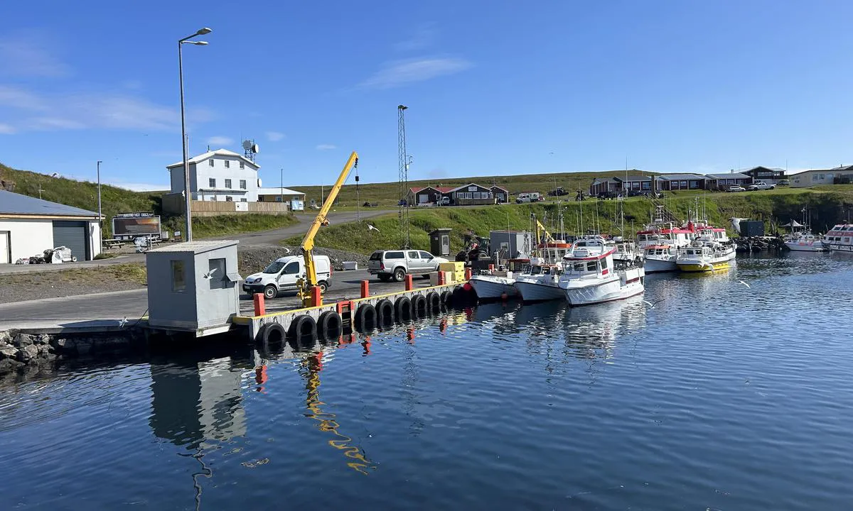 Grimsey: {"base": "en", "no": "Havnekontoret er i det gr\u00e5 skuret p\u00e5 enden av bryggen.", "se": "Hamnkontoret ligger i det gr\u00e5 skjulet vid slutet av pontonen.", "en": "Harbour masters office is in the grey shed on the end of the pontoon.", "da": "Havnekontoret er i den gr\u00e5 skur for enden af pontonen.", "fr": "Le bureau du capitaine du port se trouve dans le hangar gris au bout du ponton.", "de": "Das Hafenmeisterb\u00fcro befindet sich im grauen Schuppen am Ende des Pontons.", "es": "La oficina del capit\u00e1n de puerto est\u00e1 en el cobertizo gris al final del pont\u00f3n.", "it": "L'ufficio del capitano di porto si trova nel capannone grigio alla fine del pontile.", "pt": "O escrit\u00f3rio do mestre do porto est\u00e1 no galp\u00e3o cinza no final do pont\u00e3o.", "nl": "Het havenkantoor bevindt zich in de grijze schuur aan het einde van de ponton.", "pl": "Biuro kapitana portu znajduje si\u0119 w szarym budynku na ko\u0144cu pomostu.", "uk": "\u041e\u0444\u0456\u0441 \u0433\u0430\u0432\u0430\u043d\u0441\u044c\u043a\u043e\u0433\u043e \u043c\u0430\u0439\u0441\u0442\u0440\u0430 \u0437\u043d\u0430\u0445\u043e\u0434\u0438\u0442\u044c\u0441\u044f \u0432 \u0441\u0456\u0440\u043e\u043c\u0443 \u0441\u0430\u0440\u0430\u0457 \u043d\u0430 \u043a\u0456\u043d\u0446\u0456 \u043f\u043e\u043d\u0442\u043e\u043d\u0443.", "ro": "Biroul c\u0103pitanului de port se afl\u0103 \u00een hangarul gri de la cap\u0103tul pontonului.", "tr": "Liman kaptanl\u0131\u011f\u0131 ofisi pontonun ucundaki gri barakada bulunmaktad\u0131r.", "el": "\u03a4\u03bf \u03b3\u03c1\u03b1\u03c6\u03b5\u03af\u03bf \u03c4\u03bf\u03c5 \u03bb\u03b9\u03bc\u03b5\u03bd\u03ac\u03c1\u03c7\u03b7 \u03b2\u03c1\u03af\u03c3\u03ba\u03b5\u03c4\u03b1\u03b9 \u03c3\u03c4\u03b7\u03bd \u03b3\u03ba\u03c1\u03b9 \u03b1\u03c0\u03bf\u03b8\u03ae\u03ba\u03b7 \u03c3\u03c4\u03bf \u03c4\u03ad\u03bb\u03bf\u03c2 \u03c4\u03b7\u03c2 \u03c0\u03bb\u03c9\u03c4\u03ae\u03c2 \u03c0\u03c1\u03bf\u03b2\u03bb\u03ae\u03c4\u03b1\u03c2.", "cs": "Kancel\u00e1\u0159 p\u0159\u00edstavn\u00edho kapit\u00e1na je v \u0161ed\u00e9 boud\u011b na konci pontonu.", "hu": "A kik\u00f6t\u0151mester irod\u00e1ja a m\u00f3l\u00f3 v\u00e9g\u00e9n l\u00e9v\u0151 sz\u00fcrke rakt\u00e1r\u00e9p\u00fcletben tal\u00e1lhat\u00f3.", "fi": "Satamakapteenin toimisto sijaitsee harmaan varaston p\u00e4\u00e4dyss\u00e4 ponttonin p\u00e4\u00e4ll\u00e4.", "bg": "\u041e\u0444\u0438\u0441\u044a\u0442 \u043d\u0430 \u043f\u0440\u0438\u0441\u0442\u0430\u043d\u0438\u0449\u043d\u0438\u044f \u043c\u0430\u0439\u0441\u0442\u043e\u0440 \u0441\u0435 \u043d\u0430\u043c\u0438\u0440\u0430 \u0432 \u0441\u0438\u0432\u0438\u044f \u0441\u043a\u043b\u0430\u0434 \u0432 \u043a\u0440\u0430\u044f \u043d\u0430 \u043f\u043e\u043d\u0442\u043e\u043d\u0430.", "sr": "Kancelarija upravnika luke nalazi se u sivom skladi\u0161tu na kraju pontona.", "et": "Sadamakapteni kontor asub hallis laohoones pontooni l\u00f5pus.", "lv": "Ostas kaptei\u0146a birojs atrodas pel\u0113kaj\u0101 \u0161\u0137\u016bn\u012b pie pontona gala.", "lt": "Uosto kapitono biuras yra pilkame sand\u0117lyje ant pontono galo."}