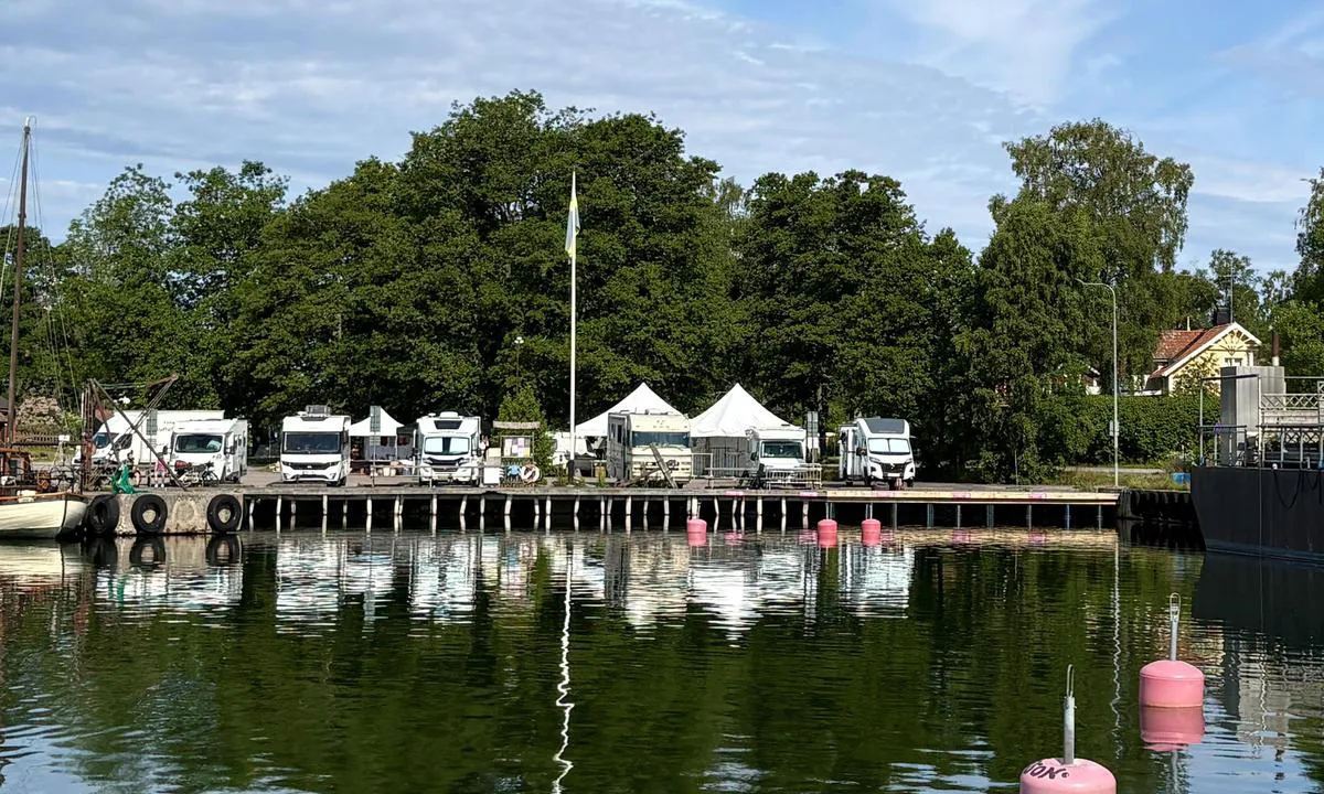 Grisslehamn - Östra hamnen: {"base": "de", "no": "B\u00f8yeplasser med lite dybde ved omr\u00e5det for bobiler, i den nordlige delen av havnen.<br>Str\u00f8m omtrent midt p\u00e5 bryggen.<br>Bestilling ogs\u00e5 gjennom Dockspot.", "se": "Bojplatser med lite djup vid st\u00e4llplatsen f\u00f6r husbilar, i den norra delen av hamnen. Str\u00f6m ungef\u00e4r i mitten av bryggan. Bokning \u00e4ven via Dockspot.", "en": "Buoy spots with shallow draft near the motorhome pitches, in the northern part of the harbor.<br>Power approximately in the middle of the jetty.<br>Booking also via Dockspot.", "da": "B\u00f8jepladser med lav dybgang ved autocamperpladsen, i den nordlige del af havnen.<br>Str\u00f8m ca. midt p\u00e5 broen.<br>Booking ogs\u00e5 via Dockspot.", "fr": "Places de bou\u00e9es avec faible tirant d'eau \u00e0 l'emplacement pour camping-cars, au nord du port. \u00c9lectricit\u00e9 vers le milieu du ponton. R\u00e9servation \u00e9galement via Dockspot.", "de": "Bojenpl\u00e4tze mit wenig Tiefgang beim Stellplatz f\u00fcr Wohnmobilie, im Norden des Hafens.\r\nStrom ca in der Mitte des Stegs.\r\nBuchung ebenfalls \u00fcber Dockspot.", "es": "Plazas de boyas con poco calado cerca del \u00e1rea de estacionamiento para autocaravanas, en el norte del puerto.<br>Electricidad aproximadamente en el centro del muelle.<br>Reservas tambi\u00e9n a trav\u00e9s de Dockspot.", "it": "Posti per boe con poco pescaggio vicino alla piazzola per camper, a nord del porto. Corrente circa a met\u00e0 del pontile. Prenotazione anche tramite Dockspot.", "pt": "Locais de ancoragem com pouca profundidade perto do local de estacionamento para autocaravanas, no norte do porto. Eletricidade aproximadamente no meio do cais. Reserva tamb\u00e9m atrav\u00e9s do Dockspot.", "nl": "Boei plaatsen met weinig diepgang bij de standplaats voor campers, in het noorden van de haven. Stroom ongeveer in het midden van de steiger. Reservering ook via Dockspot.", "pl": "Miejsca na boi z ma\u0142ym zanurzeniem przy miejscach postojowych dla kamper\u00f3w, na p\u00f3\u0142nocy portu.<br />Pr\u0105d mniej wi\u0119cej po\u015brodku pomostu.<br />Rezerwacja r\u00f3wnie\u017c przez Dockspot.", "uk": "\u041c\u0456\u0441\u0446\u044f \u0434\u043b\u044f \u0448\u0432\u0430\u0440\u0442\u0443\u0432\u0430\u043d\u043d\u044f \u0437 \u043c\u0430\u043b\u043e\u044e \u043e\u0441\u0430\u0434\u043a\u043e\u044e \u0431\u0456\u043b\u044f \u0441\u0442\u043e\u044f\u043d\u043a\u0438 \u0434\u043b\u044f \u0430\u0432\u0442\u043e\u0444\u0443\u0440\u0433\u043e\u043d\u0456\u0432, \u043d\u0430 \u043f\u0456\u0432\u043d\u043e\u0447\u0456 \u0433\u0430\u0432\u0430\u043d\u0456.<br>\u0415\u043b\u0435\u043a\u0442\u0440\u0438\u043a\u0430 \u043f\u0440\u0438\u0431\u043b\u0438\u0437\u043d\u043e \u043f\u043e\u0441\u0435\u0440\u0435\u0434\u0438\u043d\u0456 \u043f\u0440\u0438\u0447\u0430\u043b\u0443.<br>\u0411\u0440\u043e\u043d\u044e\u0432\u0430\u043d\u043d\u044f \u0442\u0430\u043a\u043e\u0436 \u0447\u0435\u0440\u0435\u0437 Dockspot.", "ro": "Locuri pentru geamanduri cu pescaj redus l\u00e2ng\u0103 locul de parcare pentru rulote, \u00een nordul portului. Curent electric aprox. \u00een mijlocul cheiului. Rezervarea se face tot prin Dockspot.", "tr": "Karavan park yerinin yan\u0131nda, liman\u0131n kuzeyinde s\u0131\u011f draftl\u0131 \u015famand\u0131ra yerleri. Elektrik yakla\u015f\u0131k olarak iskele ortas\u0131nda. Rezervasyon da Dockspot \u00fczerinden yap\u0131l\u0131r.", "el": "\u0398\u03ad\u03c3\u03b5\u03b9\u03c2 \u03bc\u03b5 \u03c0\u03c1\u03cc\u03c3\u03b4\u03b5\u03bc\u03b1 \u03b3\u03b9\u03b1 \u03c3\u03ba\u03ac\u03c6\u03b7 \u03bc\u03b5 \u03bc\u03b9\u03ba\u03c1\u03cc \u03b2\u03cd\u03b8\u03b9\u03c3\u03bc\u03b1 \u03c3\u03c4\u03bf\u03bd \u03c7\u03ce\u03c1\u03bf \u03c3\u03c4\u03ac\u03b8\u03bc\u03b5\u03c5\u03c3\u03b7\u03c2 \u03b3\u03b9\u03b1 \u03c4\u03c1\u03bf\u03c7\u03cc\u03c3\u03c0\u03b9\u03c4\u03b1, \u03c3\u03c4\u03bf \u03b2\u03cc\u03c1\u03b5\u03b9\u03bf \u03c4\u03bc\u03ae\u03bc\u03b1 \u03c4\u03bf\u03c5 \u03bb\u03b9\u03bc\u03b1\u03bd\u03b9\u03bf\u03cd. \u0397\u03bb\u03b5\u03ba\u03c4\u03c1\u03b9\u03ba\u03cc \u03c1\u03b5\u03cd\u03bc\u03b1 \u03c0\u03b5\u03c1\u03af\u03c0\u03bf\u03c5 \u03c3\u03c4\u03bf \u03ba\u03ad\u03bd\u03c4\u03c1\u03bf \u03c4\u03bf\u03c5 \u03bd\u03c4\u03cc\u03ba\u03bf\u03c5. \u039a\u03c1\u03b1\u03c4\u03ae\u03c3\u03b5\u03b9\u03c2 \u03b5\u03c0\u03af\u03c3\u03b7\u03c2 \u03bc\u03ad\u03c3\u03c9 Dockspot.", "cs": "Kotvi\u0161t\u011b s mal\u00fdm ponorem u m\u00edsta pro obytn\u00e9 vozy, na severu p\u0159\u00edstavu.<br>Elekt\u0159ina p\u0159ibli\u017en\u011b uprost\u0159ed mola.<br>Rezervace rovn\u011b\u017e p\u0159es Dockspot.", "hu": "Horgonyz\u00f3helyek kis mer\u00fcl\u00e9ssel a lak\u00f3aut\u00f3k parkol\u00f3helye mellett, a kik\u00f6t\u0151 \u00e9szaki r\u00e9sz\u00e9n.<br/>\u00c1ram kb. a st\u00e9g k\u00f6zep\u00e9n.<br/>Foglal\u00e1s szint\u00e9n a Dockspoten kereszt\u00fcl.", "fi": "Poijupaikat matalassa vedess\u00e4 matkailuautojen pys\u00e4k\u00f6intialueen vieress\u00e4, sataman pohjoisosassa. S\u00e4hk\u00f6 noin laiturin keskell\u00e4. Varaus my\u00f6s Dockspotin kautta.", "bg": "\u041c\u0435\u0441\u0442\u0430 \u0437\u0430 \u043a\u043e\u0442\u0432\u0430 \u0441 \u043c\u0430\u043b\u043a\u0430 \u0434\u044a\u043b\u0431\u043e\u0447\u0438\u043d\u0430 \u0434\u043e \u043f\u0430\u0440\u043a\u0438\u043d\u0433\u0430 \u0437\u0430 \u043a\u0430\u0440\u0430\u0432\u0430\u043d\u0438, \u0432 \u0441\u0435\u0432\u0435\u0440\u043d\u0430\u0442\u0430 \u0447\u0430\u0441\u0442 \u043d\u0430 \u043f\u0440\u0438\u0441\u0442\u0430\u043d\u0438\u0449\u0435\u0442\u043e.<br>\u0422\u043e\u043a \u043f\u0440\u0438\u0431\u043b\u0438\u0437\u0438\u0442\u0435\u043b\u043d\u043e \u0432 \u0441\u0440\u0435\u0434\u0430\u0442\u0430 \u043d\u0430 \u043a\u0435\u044f.<br>\u0420\u0435\u0437\u0435\u0440\u0432\u0430\u0446\u0438\u0438 \u0441\u044a\u0449\u043e \u0447\u0440\u0435\u0437 Dockspot.", "sr": "\u0413\u043b\u0438\u0431\u0438\u043d\u043e\u043c\u0435\u0440\u0438 \u0441\u0430 \u043c\u0430\u043b\u0438\u043c \u0433\u0430\u0437\u043e\u043c \u043a\u043e\u0434 \u043f\u0430\u0440\u043a\u0438\u043d\u0433 \u043c\u0435\u0441\u0442\u0430 \u0437\u0430 \u043a\u0430\u043c\u043f\u0435\u0440\u0435, \u043d\u0430 \u0441\u0435\u0432\u0435\u0440\u0443 \u043b\u0443\u043a\u0435. \u0421\u0442\u0440\u0443\u0458\u0430 \u043e\u0442\u043f\u0440\u0438\u043b\u0438\u043a\u0435 \u043d\u0430 \u0441\u0440\u0435\u0434\u0438\u043d\u0438 \u043f\u0440\u0438\u0441\u0442\u0430\u043d\u0430. \u0420\u0435\u0437\u0435\u0440\u0432\u0430\u0446\u0438\u0458\u0430 \u0442\u0430\u043a\u043e\u0452\u0435 \u043f\u0440\u0435\u043a\u043e Dockspot.", "et": "Poijakohad v\u00e4ikese s\u00fcvisega haagissuvila parkimiskoha juures, sadama p\u00f5hjaosas. Elektritoide ligikaudu keset kai. Broneerimine samuti l\u00e4bi Dockspot.", "lv": "Boju vietas ar nelielu iegrimi pie vietas dz\u012bvojamajiem treileriem, ostas zieme\u013cu da\u013c\u0101.\nElektr\u012bba aptuveni ste\u0137a vid\u016b.\nRezerv\u0113\u0161ana ar\u012b caur Dockspot.", "lt": "Boj\u0173 aik\u0161tel\u0117s su ma\u017eu gilumu prie kemperi\u0173 vietos, \u0161iaurin\u0117je uosto dalyje. Elektra ma\u017edaug viduryje prieplaukos. Rezervacija taip pat per Dockspot."}