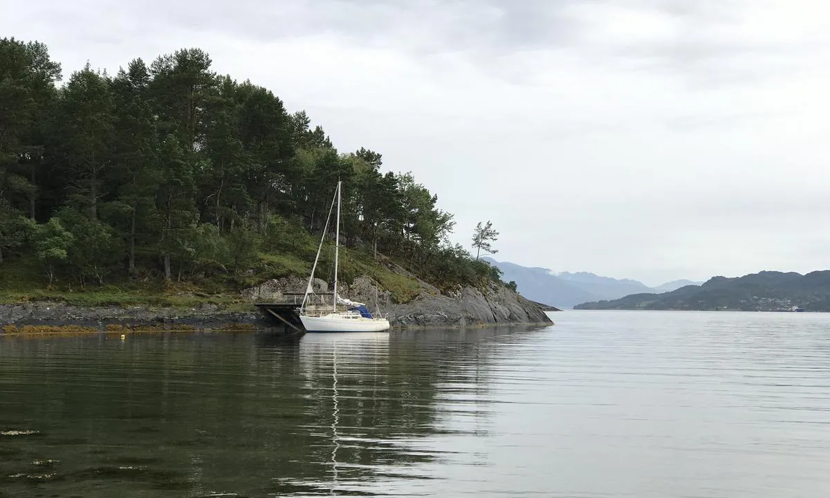 Hvalenbukta: Brygge der man kan gå i land til utedo. .