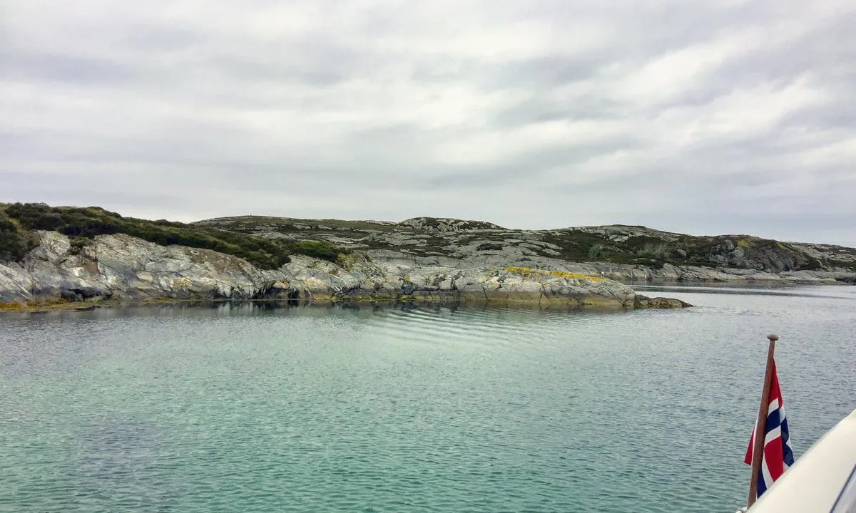 Grønøy Byrknesøy: Lun bukt like innenfor.