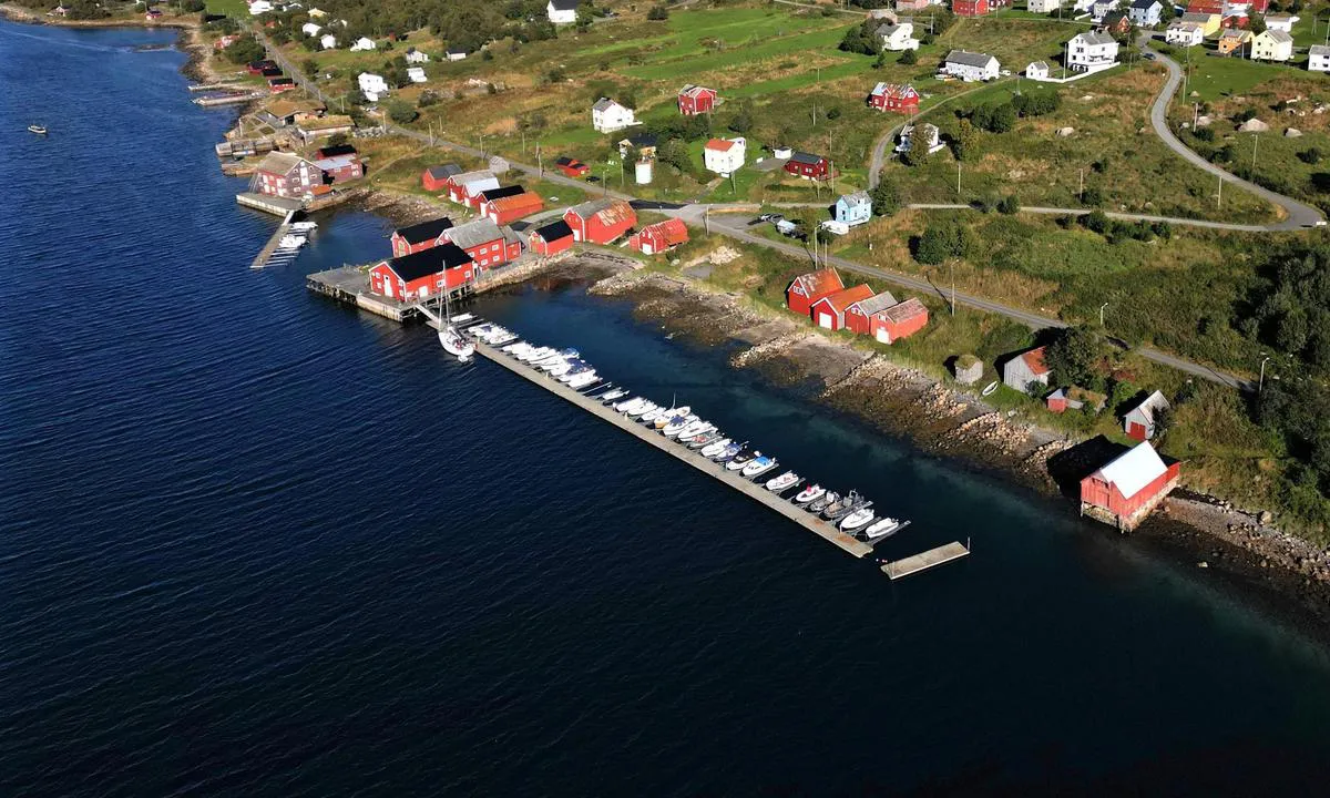 Grøtavær Brygge, og Grøtavær Båtforenings annlegg med gjestebrygge. Tilgang til strøm og vann.