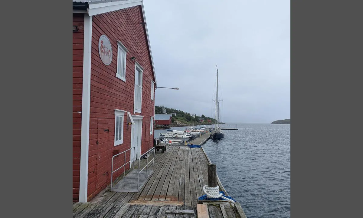 Grøtavær Båtforening: {"base": "en", "no": "Ser s\u00f8rover", "se": "S\u00f6derut", "en": "Looking South", "da": "Ser Syd", "fr": "Regardant vers le Sud", "de": "Blick nach S\u00fcden", "es": "Mirando al Sur", "it": "Guardando a Sud", "pt": "Olhando para o Sul", "nl": "Kijkend naar het zuiden", "pl": "Patrz\u0105c na po\u0142udnie", "uk": "\u041f\u043e\u0433\u043b\u044f\u0434 \u043d\u0430 \u041f\u0456\u0432\u0434\u0435\u043d\u044c", "ro": "Privind spre Sud", "tr": "<p>G\u00fcneye Bak\u0131\u015f</p>", "el": "\u039a\u03bf\u03b9\u03c4\u03ce\u03bd\u03c4\u03b1\u03c2 \u039d\u03cc\u03c4\u03b9\u03b1", "cs": "Pohled na jih", "hu": "D\u00e9lre n\u00e9zve", "fi": "Katse Etel\u00e4\u00e4n", "bg": "\u0413\u043b\u0435\u0434\u043a\u0430 \u043d\u0430 \u044e\u0433", "sr": "Gledaju\u0107i prema jugu", "et": "L\u00f5una suunas vaadates", "lv": "Skats uz dienvidiem", "lt": "\u017dvelgiant \u012f pietus"}
