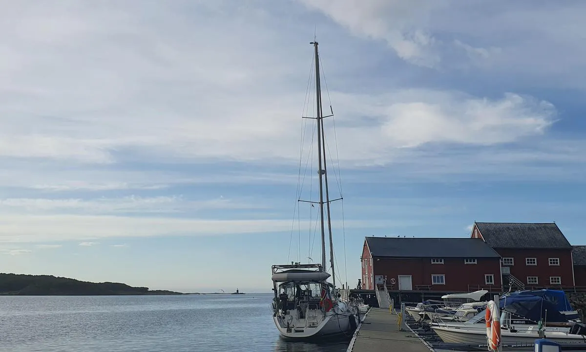 Grøtavær Båtforening: Lang betongbrygge med strøm og vann. Litt åpent for vind fra V og N