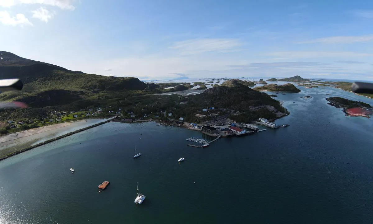Grøtøyleia Gjestehavn Nordskot: {"base": "en", "no": "Ser s\u00f8rover. Fort\u00f8yningsb\u00f8yer er ofte opptatt.", "se": "S\u00f6derut. F\u00f6rt\u00f6jningsbojar \u00e4r ofta upptagna.", "en": "Looking south. Mooring buoy\u2019s quite often occupied.", "da": "Ser syd. Fort\u00f8jningsb\u00f8jer er ofte optaget.", "fr": "Regards vers le sud. Les bou\u00e9es d'amarrage sont souvent occup\u00e9es.", "de": "Nach S\u00fcden schauen. Mooring-Bojen sind oft besetzt.", "es": "Mirando hacia el sur. Las boyas de amarre a menudo est\u00e1n ocupadas.", "it": "Guardando verso sud. Le boe di ormeggio sono spesso occupate.", "pt": "Olhando para o sul. As boias de amarra\u00e7\u00e3o est\u00e3o frequentemente ocupadas.", "nl": "Kijkend naar het zuiden. Meestal zijn de meerboeien bezet.", "pl": "Patrz\u0105c na po\u0142udnie. Boje cumownicze cz\u0119sto zaj\u0119te.", "uk": "\u041f\u043e\u0433\u043b\u044f\u0434 \u043f\u0456\u0432\u0434\u0435\u043d\u044c. \u0428\u0432\u0430\u0440\u0442\u043e\u0432\u0430 \u0431\u0443\u0439\u043a\u0430 \u0447\u0430\u0441\u0442\u043e \u0437\u0430\u0439\u043d\u044f\u0442\u0430.", "ro": "Privind spre sud. Boi de amaraj deseori ocupate.", "tr": "G\u00fcneye bak\u0131yor. \u015eamand\u0131ra ba\u011flama yerleri genellikle dolu.", "el": "\u039a\u03bf\u03b9\u03c4\u03ac\u03b6\u03bf\u03bd\u03c4\u03b1\u03c2 \u03bd\u03cc\u03c4\u03b9\u03b1. \u039f\u03b9 \u03c3\u03b7\u03bc\u03b1\u03b4\u03bf\u03cd\u03c1\u03b5\u03c2 \u03c0\u03c1\u03cc\u03c3\u03b4\u03b5\u03c3\u03b7\u03c2 \u03b5\u03af\u03bd\u03b1\u03b9 \u03c3\u03c5\u03c7\u03bd\u03ac \u03ba\u03b1\u03c4\u03b5\u03b9\u03bb\u03b7\u03bc\u03bc\u03ad\u03bd\u03b5\u03c2.", "cs": "Pohled na jih. Kotv\u00edc\u00ed b\u00f3je jsou \u010dasto obsazen\u00e9.", "hu": "D\u00e9l fel\u00e9 n\u00e9z. A kik\u00f6t\u0151 b\u00f3j\u00e1k gyakran foglaltak.", "fi": "Katsottaessa etel\u00e4\u00e4n. Kiinnityspoijuja on usein varattuina.", "bg": "\u0413\u043b\u0435\u0434\u0430\u0439\u0442\u0435 \u043d\u0430 \u044e\u0433. \u0428\u0432\u0430\u0440\u0442\u043e\u0432\u0438\u0442\u0435 \u0431\u0443\u0439\u043e\u0432\u0435 \u0447\u0435\u0441\u0442\u043e \u0441\u0430 \u0437\u0430\u0435\u0442\u0438.", "sr": "Gledaju\u0107i ka jugu. Bove za privez su \u010desto zauzete.", "et": "Vaadates l\u00f5unasse. Poid on p\u00e4ris tihti h\u00f5ivatud.", "lv": "Skats uz dienvidiem. Pietauvo\u0161an\u0101s bojas bie\u017ei aiz\u0146emtas.", "lt": "\u017di\u016brint \u012f pietus. \u0160vartavimosi pl\u016bdurai da\u017enai u\u017eimti."}