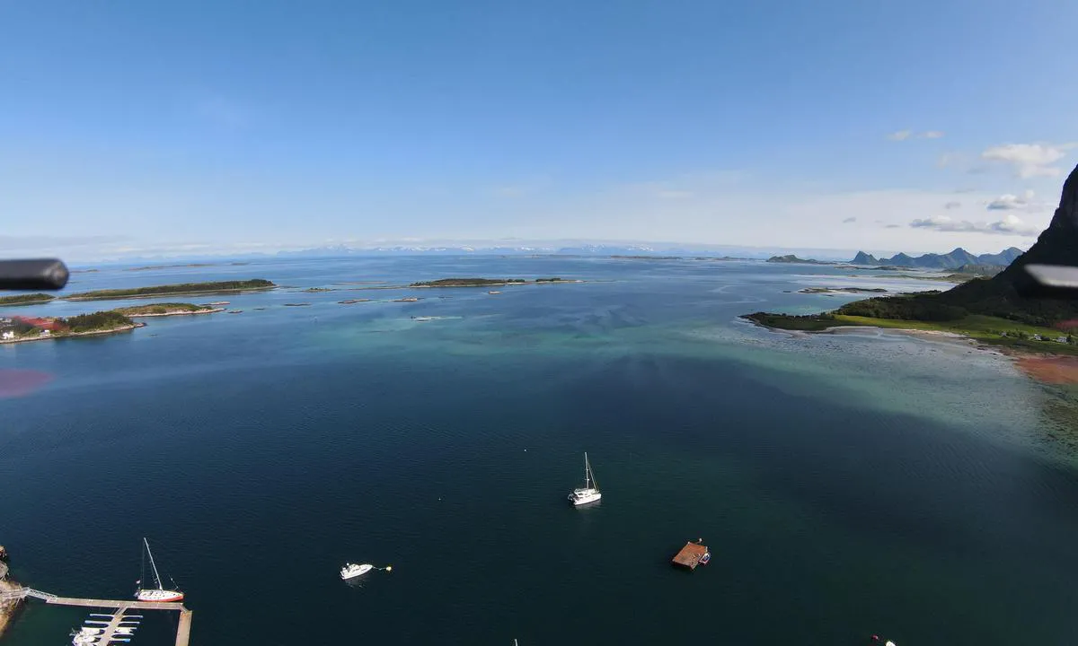 Grøtøyleia Gjestehavn Nordskot: {"base": "en", "no": "Dette er gjestebrygga, nederst til venstre.", "se": "Detta \u00e4r g\u00e4stpontonen, v\u00e4nster nere.", "en": "This the guest pontoon, left downside.", "da": "Dette er g\u00e6stebroen, nederst til venstre.", "fr": "Ceci est le ponton d'accueil, \u00e0 gauche en bas.", "de": "Dies ist der G\u00e4stesteg, unten links.", "es": "Este es el pantal\u00e1n para visitantes, a la izquierda abajo.", "it": "Questo \u00e8 il pontile per ospiti, lato sinistro inferiore.", "pt": "Este \u00e9 o pont\u00e3o para visitantes, \u00e0 esquerda embaixo.", "nl": "Dit is de gastenponton, linkerkant beneden.", "pl": "To go\u015bcinny pirs, po lewej na dole.", "uk": "\u0426\u0435 \u0433\u043e\u0441\u0442\u0435\u0432\u0438\u0439 \u043f\u043e\u043d\u0442\u043e\u043d, \u043b\u0456\u0432\u043e\u0440\u0443\u0447 \u0443\u043d\u0438\u0437\u0443.", "ro": "Acesta este pontonul pentru oaspe\u021bi, \u00een st\u00e2nga jos.", "tr": "Misafir iskelesi, sol altta.", "el": "\u0391\u03c5\u03c4\u03cc\u03c2 \u03b5\u03af\u03bd\u03b1\u03b9 \u03bf \u03c0\u03bb\u03c9\u03c4\u03ae\u03c1\u03b1\u03c2 \u03c6\u03b9\u03bb\u03bf\u03be\u03b5\u03bd\u03bf\u03c5\u03bc\u03ad\u03bd\u03c9\u03bd, \u03ba\u03ac\u03c4\u03c9 \u03b1\u03c1\u03b9\u03c3\u03c4\u03b5\u03c1\u03ac.", "cs": "Toto je ponton pro hosty, vlevo dole.", "hu": "Ez a vend\u00e9gpont, bal oldalon lent.", "fi": "T\u00e4ss\u00e4 on vieraslaituri, vasemmalla alhaalla.", "bg": "\u0422\u043e\u0432\u0430 \u0435 \u043f\u043e\u043d\u0442\u043e\u043d\u044a\u0442 \u0437\u0430 \u0433\u043e\u0441\u0442\u0438, \u043e\u0442\u043b\u044f\u0432\u043e \u043d\u0430\u0434\u043e\u043b\u0443.", "sr": "Ovo je ponton za goste, s leve strane dole.", "et": "See on k\u00fclaliste paadisild, vasakul all.", "lv": "\u0160is ir viesu pontons, kreisaj\u0101 apak\u0161\u0101.", "lt": "Tai sve\u010di\u0173 pontonas, kair\u0117je apa\u010dioje."}