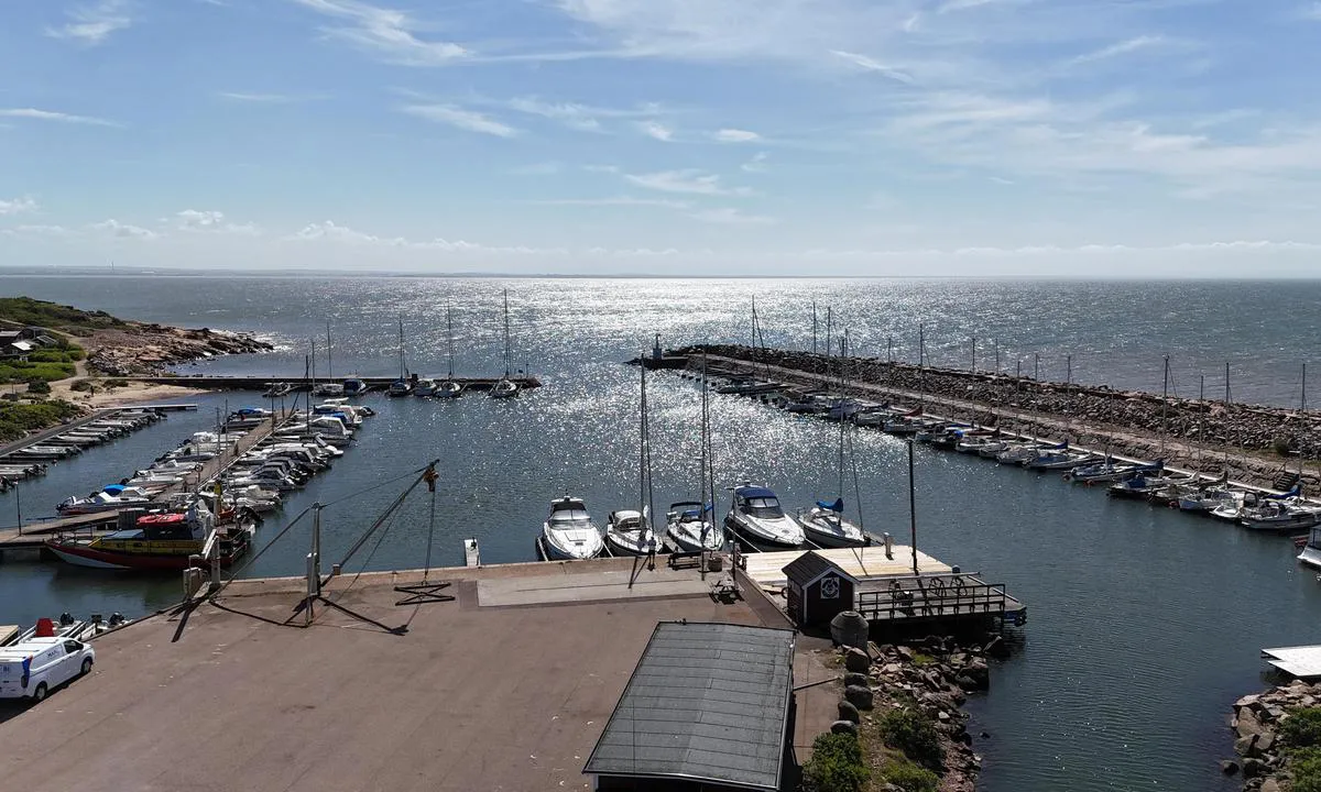 Grötvik - Halmstad: {"base": "se", "no": "Gr\u00f6tvik Havn", "se": "Gr\u00f6tvik Hamn", "en": "Gr\u00f6tvik Harbour", "da": "Gr\u00f8dvig Havn", "fr": "Port de Gr\u00f6tvik", "de": "Gr\u00f6tvik Hafen", "es": "Puerto de Gr\u00f6tvik", "it": "Porto di Gr\u00f6tvik", "pt": "Porto de Gr\u00f6tvik", "nl": "Gr\u00f6tvik Haven", "pl": "Port Gr\u00f6tvik", "uk": "\u0413\u0440\u044c\u043e\u0442\u0432\u0456\u043a \u0413\u0430\u0432\u0430\u043d\u044c", "ro": "Portul Gr\u00f6tvik", "tr": "Gr\u00f6tvik Liman\u0131", "el": "\u039b\u03b9\u03bc\u03ac\u03bd\u03b9 \u0393\u03ba\u03c1\u03cc\u03c4\u03b2\u03b9\u03ba", "cs": "P\u0159\u00edstav Gr\u00f6tvik", "hu": "Gr\u00f6tvik kik\u00f6t\u0151", "fi": "Grottvik Satama", "bg": "\u041f\u043e\u0440\u0442 \u0413\u0440\u044c\u043e\u0442\u0432\u0438\u043a", "sr": "\u041b\u0443\u043a\u0430 \u0413\u0440\u0458\u043e\u0442\u0432\u0438\u043a", "et": "Gr\u00f6tviki sadam", "lv": "Gr\u00f6tviks osta", "lt": "Gr\u00f6tvik uostas"}