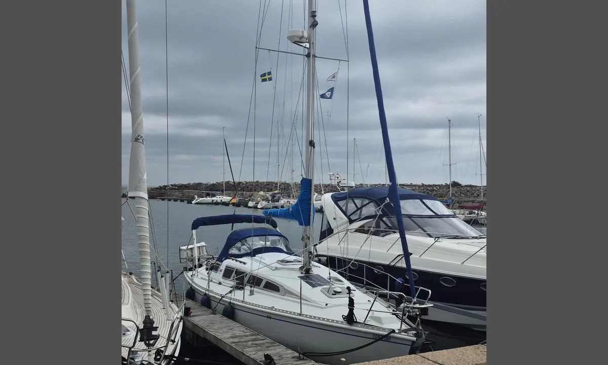 Grötvik - Halmstad: {"base": "de", "no": "Legge til ved flytebrygger", "se": "L\u00e4gga till vid fingerbryggor", "en": "Docking at Finger Piers", "da": "L\u00e6g til ved fingerpontoner", "fr": "Amarrage aux pontons en doigt", "de": "Anlegen an Fingerstegen", "es": "Atraque en pantalanes con dedos", "it": "Attracco ai pontili a dito", "pt": "Atracar em dedos de cais", "nl": "Aanleggen aan vingersteiger", "pl": "Cumowanie przy pomostach palowych", "uk": "\u0428\u0432\u0430\u0440\u0442\u0443\u0432\u0430\u043d\u043d\u044f \u0434\u043e \u043f\u0430\u043b\u044c\u043e\u0432\u0438\u0445 \u043f\u0440\u0438\u0447\u0430\u043b\u0456\u0432", "ro": "Apropierea de pontoane cu degete", "tr": "Parmak iskelelere yana\u015fma", "el": "\u03a0\u03c1\u03bf\u03c3\u03ad\u03b3\u03b3\u03b9\u03c3\u03b7 \u03c3\u03b5 \u03c0\u03bb\u03c9\u03c4\u03ad\u03c2 \u03c0\u03c1\u03bf\u03b2\u03bb\u03ae\u03c4\u03b5\u03c2", "cs": "P\u0159ist\u00e1v\u00e1n\u00ed u prstov\u00fdch mol", "hu": "R\u00f6gz\u00edt\u00e9s ujjm\u00f3l\u00f3n\u00e1l", "fi": "Laiturointi sormilaitureihin", "bg": "\u0428\u0432\u0430\u0440\u0442\u043e\u0432\u0430\u043d\u0435 \u043d\u0430 \u043f\u0440\u044a\u0441\u0442\u043e\u0432\u0438 \u043a\u0435\u0439\u043e\u0432\u0435", "sr": "\u041f\u0440\u0438\u0441\u0442\u0430\u043d\u0438\u0442\u0435 \u043d\u0430 \u043f\u043e\u043d\u0442\u043e\u043d\u0441\u043a\u0435 \u0434\u043e\u043a\u043e\u0432\u0435", "et": "Sildumine s\u00f5rmkai \u00e4\u00e4rde", "lv": "Iebrauco\u0161an\u0101s pie pirkstiem", "lt": "\u0160vartuotis prie pir\u0161t\u0173 ponton\u0173"}