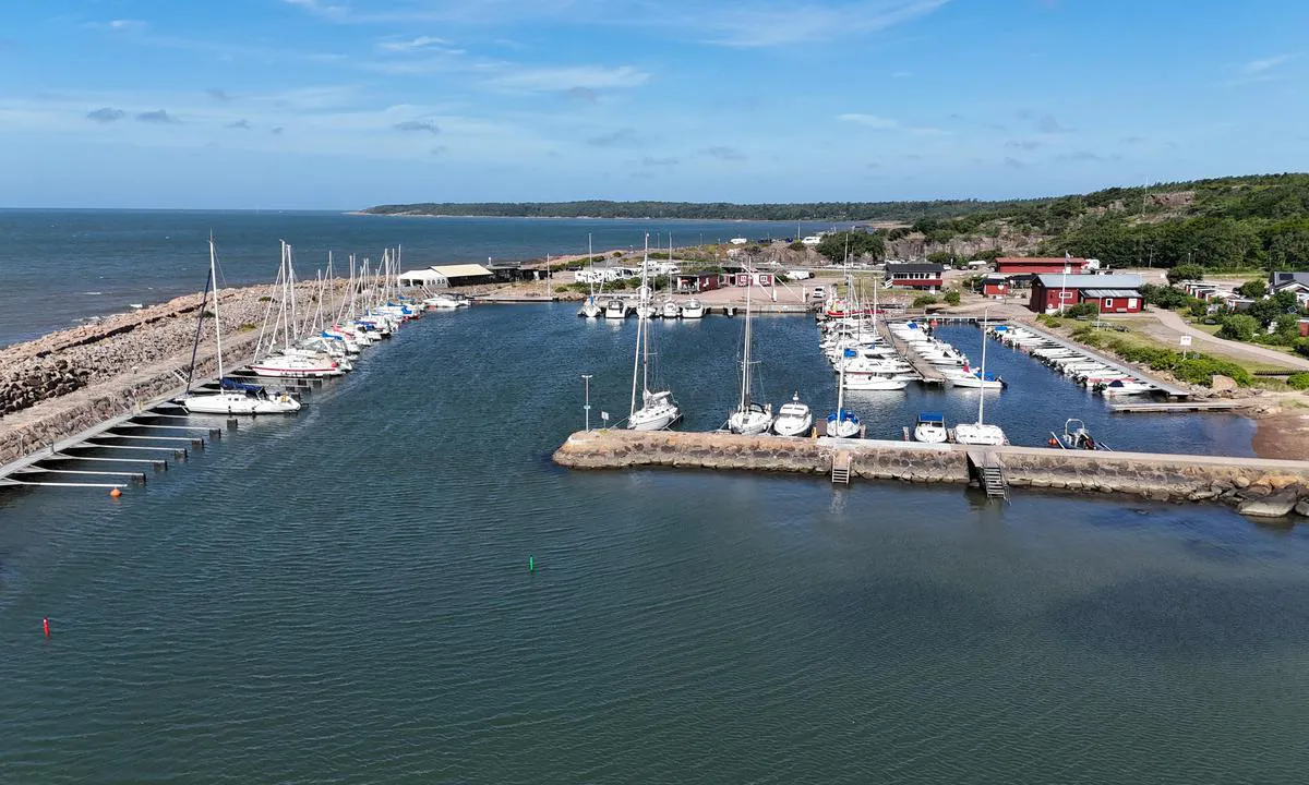 Grötvik - Halmstad: {"base": "se", "no": "Gr\u00f6tvik Havn", "se": "Gr\u00f6tvik Hamn", "en": "Gr\u00f6tvik Harbour", "da": "Gr\u00f6tvik Havn", "fr": "Port de Gr\u00f6tvik", "de": "Gr\u00f6tvik Hafen", "es": "Puerto de Gr\u00f6tvik", "it": "Porto di Gr\u00f6tvik", "pt": "Porto de Gr\u00f6tvik", "nl": "Gr\u00f6tvik Haven", "pl": "Port Gr\u00f6tvik", "uk": "\u0413\u0440\u044c\u043e\u0442\u0432\u0456\u043a \u043f\u043e\u0440\u0442", "ro": "Portul Gr\u00f6tvik", "tr": "Gr\u00f6tvik Liman\u0131", "el": "\u039b\u03b9\u03bc\u03ac\u03bd\u03b9 \u0393\u03c1\u03ad\u03c4\u03b2\u03b9\u03ba", "cs": "P\u0159\u00edstav Gr\u00f6tvik", "hu": "Gr\u00f6tvik-kik\u00f6t\u0151", "fi": "Gr\u00f6tvik Satama", "bg": "\u041f\u0440\u0438\u0441\u0442\u0430\u043d\u0438\u0449\u0435 \u0413\u0440\u044c\u043e\u0442\u0432\u0438\u043a", "sr": "Luka Gr\u00f6tvik", "et": "Gr\u00f6tviki sadam", "lv": "Gr\u00f6tvikas Osta", "lt": "Gr\u00f6tviko uostas"}