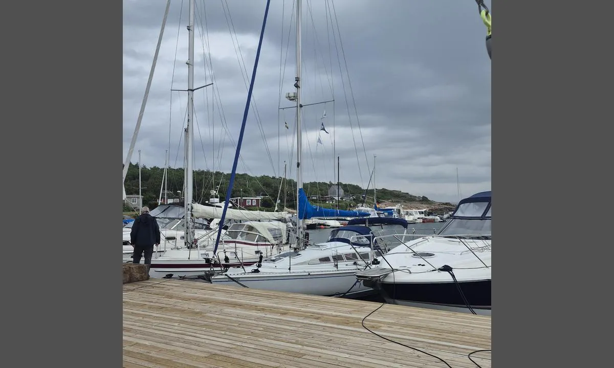Grötvik - Halmstad: {"base": "de", "no": "Legge til ved b\u00e5tstoler", "se": "L\u00e4gga till vid fingerbryggor", "en": "Docking at finger piers", "da": "L\u00e6gge til ved fingerbroer", "fr": "Amarrage \u00e0 des pontons en \u00e9pis", "de": "Anlegen an Fingerstegen", "es": "Atraque en pantal\u00e1n de dedos", "it": "Ormeggiare ai pontili a dito", "pt": "Atracar em pont\u00f5es de dedos", "nl": "Aanleggen bij vingersteigers", "pl": "Cumowanie przy pomo\u015bcie finger", "uk": "\u0428\u0432\u0430\u0440\u0442\u0443\u0432\u0430\u043d\u043d\u044f \u0434\u043e \u043f\u0430\u043b\u044c\u043e\u0432\u043e-\u043f\u043e\u043d\u0442\u043e\u043d\u043d\u0438\u0445 \u043f\u0440\u0438\u0447\u0430\u043b\u0456\u0432", "ro": "Acostare la docurile de tip deget", "tr": "\u0130skelelere Yana\u015fma", "el": "\u03a0\u03c1\u03cc\u03c3\u03b4\u03b5\u03c3\u03b7 \u03c3\u03b5 \u03c0\u03bb\u03c9\u03c4\u03ad\u03c2 \u03c0\u03c1\u03bf\u03b2\u03bb\u03ae\u03c4\u03b5\u03c2", "cs": "P\u0159ist\u00e1n\u00ed u prstov\u00fdch mol", "hu": "Hozz\u00e1k\u00f6t\u00e9s ujjm\u00f3l\u00f3kn\u00e1l", "fi": "Laituriin kiinnittyminen aisalaituriin", "bg": "\u0410\u043a\u043e\u0441\u0442\u0438\u0440\u0430\u043d\u0435 \u043d\u0430 \u043f\u0440\u044a\u0441\u0442\u043e\u0432\u0438 \u043a\u0435\u0439\u043e\u0432\u0435", "sr": "Pristajanje uz pontonske prste", "et": "Randumine s\u00f5rmkai juurde", "lv": "Piegu\u013co\u0161ana pie pirkstu piest\u0101tn\u0113m", "lt": "Prisi\u0161vartavimas prie pir\u0161t\u0173 formos prieplauk\u0173"}