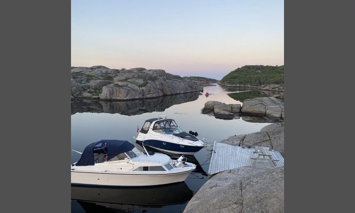 Grunnesund: {"base": "no", "no": "Dette er den underste brygga. Og du ser mot innl\u00f8pet(mot \u00f8st).", "se": "Detta \u00e4r den nedersta bryggan. Och du ser mot inloppet (mot \u00f6ster).", "en": "This is the lower dock. And you are looking towards the inlet (eastward).", "da": "Dette er den nederste broen. Og du ser mod indl\u00f8bet(mod \u00f8st)."}