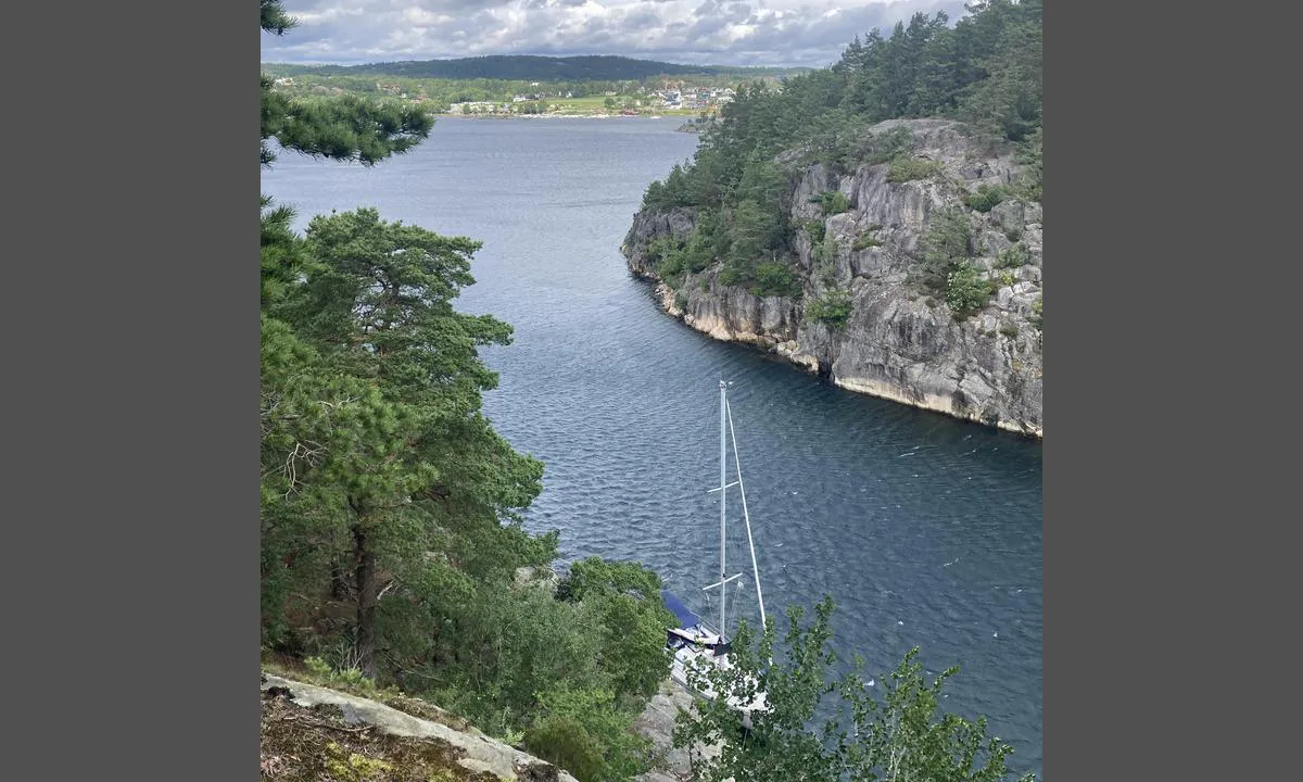 Grunnesund - Lillesand: {"base": "no", "no": "Mot NV. Her bl\u00e5ser det kuling fra s\u00f8rvest og enkelte vindkast vrir inn i sundet.", "se": "Mot NV. H\u00e4r bl\u00e5ser det kuling fr\u00e5n sydv\u00e4st och enstaka vindkast vrider in i sundet.", "en": "Facing NW. Here it blows gale force from the southwest and occasional gusts twist into the strait.", "da": "Mod NV. Her bl\u00e6ser det kuling fra sydvest og enkelte vindst\u00f8d drejer ind i sundet."}