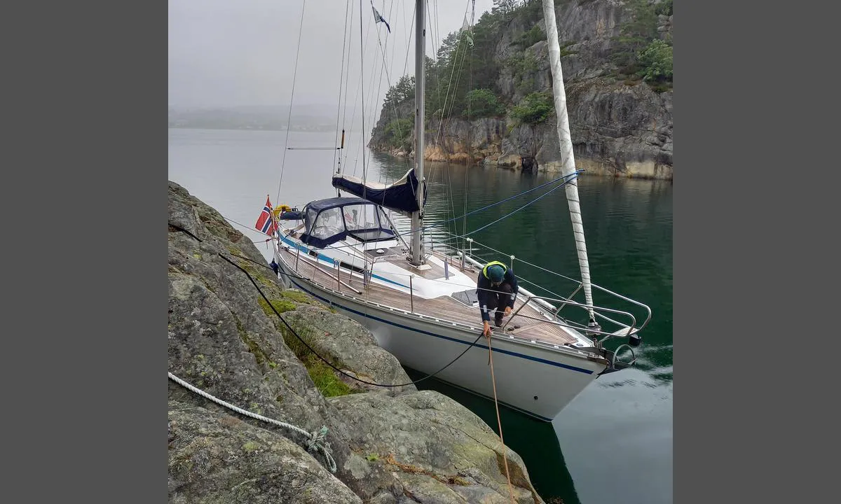 Grunnesund - Lillesand: {"base": "no", "no": "Longside mot Svin\u00f8ya.", "se": "L\u00e5ngsida mot Svin\u00f8ya.", "en": "Alongside Svin\u00f8ya.", "da": "Langskibs mod Svin\u00f8ya."}