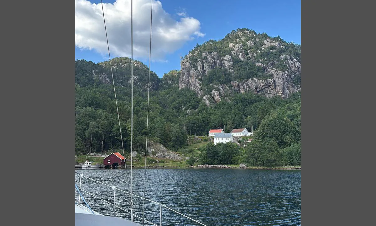 Grunnevik: {"base": "en", "no": "Ankret i 6-8 m sandbunn", "se": "Ankrat p\u00e5 6-8 m sandbotten", "en": "Anchored in 6-8 m sandy bottem", "da": "Forankret p\u00e5 6-8 m sandbund", "fr": "Ancr\u00e9 dans une profondeur de 6-8 m sur un fond sableux", "de": "Ankergrund in 6-8 m sandigem Boden", "es": "Anclado en fondo arenoso de 6-8 m", "it": "Ancorato su un fondale sabbioso di 6-8 m", "pt": "Ancorado em 6-8 m de fundo arenoso", "nl": "Geankerd in 6-8 m zanderige bodem", "pl": "Zakotwiczony na g\u0142\u0119boko\u015bci 6-8 m, piaszczyste dno", "uk": "\u042f\u043a\u0456\u0440 \u0432\u0441\u0442\u0430\u043d\u043e\u0432\u043b\u0435\u043d\u043e \u043d\u0430 \u043f\u0456\u0449\u0430\u043d\u043e\u043c\u0443 \u0434\u043d\u0456 \u043d\u0430 \u0433\u043b\u0438\u0431\u0438\u043d\u0456 6-8 \u043c", "ro": "Ancorat la o ad\u00e2ncime de 6-8 m pe fund nisipos", "tr": "6-8 m derinlikte kumlu diplerde demirli", "el": "\u0391\u03b3\u03ba\u03c5\u03c1\u03bf\u03b2\u03bf\u03bb\u03b7\u03bc\u03ad\u03bd\u03bf \u03c3\u03b5 6-8 \u03bc \u03b1\u03bc\u03bc\u03ce\u03b4\u03b7 \u03b2\u03c5\u03b8\u03cc", "cs": "Zakotveno v 6-8 m p\u00eds\u010dit\u00e9m dn\u011b", "hu": "Horgonyozva 6-8 m m\u00e9ly homokos fen\u00e9ken", "fi": "Ankkuroiduttu 6-8 m hiekkapohjaan", "bg": "\u0417\u0430\u043a\u043e\u0442\u0432\u0435\u043d\u0438 \u043d\u0430 6-8 \u043c \u043f\u044f\u0441\u044a\u0447\u043d\u043e \u0434\u044a\u043d\u043e", "sr": "Usidren na 6-8 m pe\u0161\u010danom dnu", "et": "Ankrus 6-8 m liivane p\u00f5hjas", "lv": "Enkur\u0101 6-8 m smil\u0161ain\u0101 diben\u0101", "lt": "Inkaruota 6-8 m sm\u0117lio dugne"}