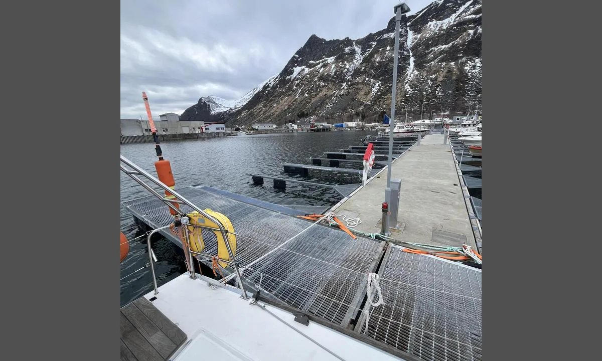 Grunnfarnes: {"base": "en", "no": "Elektrisitet og vann p\u00e5 bryggen, men ikke tilgjengelig 24. mars", "se": "Elektricitet och vatten p\u00e5 bryggan men inte tillg\u00e4ngligt den 24 mars", "en": "Electricity and water on the dock but not available in march 24", "da": "Elektricitet og vand p\u00e5 kajen, men ikke tilg\u00e6ngeligt i marts 24", "fr": "\u00c9lectricit\u00e9 et eau sur le quai mais non disponibles en mars 24", "de": "Strom und Wasser am Steg, aber am 24. M\u00e4rz nicht verf\u00fcgbar", "es": "Electricidad y agua en el muelle pero no disponible el 24 de marzo", "it": "Elettricit\u00e0 e acqua sul molo ma non disponibili il 24 marzo", "pt": "Eletricidade e \u00e1gua no cais, mas n\u00e3o dispon\u00edveis em 24 de mar\u00e7o", "nl": "Elektriciteit en water op de kade, maar niet beschikbaar in maart 24", "pl": "Pr\u0105d i woda na nabrze\u017cu, ale niedost\u0119pne 24 marca", "uk": "\u0415\u043b\u0435\u043a\u0442\u0440\u0438\u043a\u0430 \u0456 \u0432\u043e\u0434\u0430 \u043d\u0430 \u043f\u0440\u0438\u0447\u0430\u043b\u0456, \u0430\u043b\u0435 \u043d\u0435 \u0434\u043e\u0441\u0442\u0443\u043f\u043d\u0456 \u0437 24 \u0431\u0435\u0440\u0435\u0437\u043d\u044f", "ro": "Electricitate \u0219i ap\u0103 pe debarcader, dar nu sunt disponibile pe 24 martie", "tr": "\u0130skelede elektrik ve su mevcut, ancak 24 Mart'ta kullan\u0131labilir de\u011fil", "el": "\u0397\u03bb\u03b5\u03ba\u03c4\u03c1\u03b9\u03ba\u03cc \u03c1\u03b5\u03cd\u03bc\u03b1 \u03ba\u03b1\u03b9 \u03bd\u03b5\u03c1\u03cc \u03c3\u03c4\u03b7\u03bd \u03b1\u03c0\u03bf\u03b2\u03ac\u03b8\u03c1\u03b1 \u03b1\u03bb\u03bb\u03ac \u03b4\u03b5\u03bd \u03b5\u03af\u03bd\u03b1\u03b9 \u03b4\u03b9\u03b1\u03b8\u03ad\u03c3\u03b9\u03bc\u03b1 \u03c3\u03c4\u03b9\u03c2 24 \u039c\u03b1\u03c1\u03c4\u03af\u03bf\u03c5", "cs": "Elekt\u0159ina a voda na molu, ale nedostupn\u00e9 do 24. b\u0159ezna.", "hu": "Elektromoss\u00e1g \u00e9s v\u00edz a m\u00f3l\u00f3n, de m\u00e1rcius 24-\u00e9n nem el\u00e9rhet\u0151", "fi": "S\u00e4hk\u00f6\u00e4 ja vett\u00e4 laiturilla, mutta ei saatavilla 24. maaliskuuta", "bg": "\u0415\u043b\u0435\u043a\u0442\u0440\u0438\u0447\u0435\u0441\u0442\u0432\u043e \u0438 \u0432\u043e\u0434\u0430 \u043d\u0430 \u0434\u043e\u043a\u0430, \u043d\u043e \u043d\u0435 \u0441\u0430 \u043d\u0430\u043b\u0438\u0447\u043d\u0438 \u0434\u043e 24 \u043c\u0430\u0440\u0442", "sr": "Struja i voda na doku, ali nisu dostupne do 24. marta", "et": "Elektri- ja veega varustatud kai, kuid pole saadaval 24. m\u00e4rtsil", "lv": "Elektr\u012bba un \u016bdens uz piest\u0101tnes, bet nav pieejami l\u012bdz 24. martam", "lt": "Elektra ir vanduo prieplaukoje, ta\u010diau kovo 24 d. nebus prieinami"}