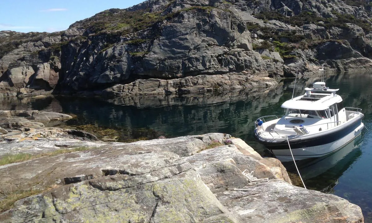 Fortøyning mot sør enden a Gullholm. Flere muligheter også lengre inn i vågen. Det er mulig med longside fortøyning. Ikke bolter i fjellet, egne må medbringes. Flotte svaberg og fin sandbunn i sundet. Lengre inne i vågen er det grusstrand.