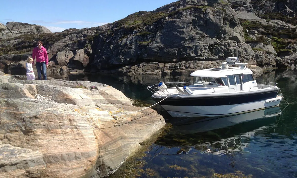 Gullholm: Flotte svaberg. Medbragte bolter.