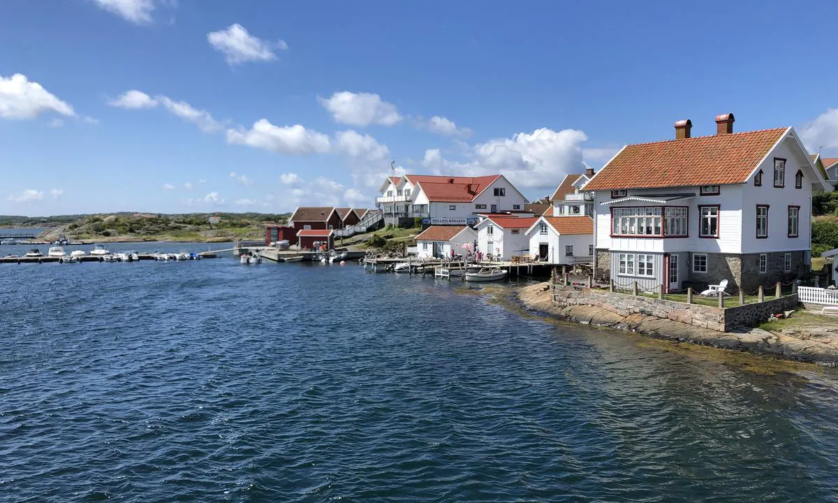 Gullholmens Gästhamn: Gullholmsbaden is close to the marina.